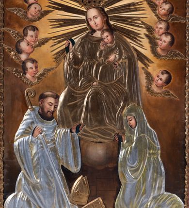 Zdjęcie nr 2: Feretron tworzy dwustronne pole obrazowe w kształcie stojącego prostokąta, zamknięte w ramę dekorowaną motywem palmetowym, ujęte z trzech stron ornamentalnym, płaskorzeźbionym obramieniem utworzonym ze stylizowanej wici roślinnej. Obramieni na górnej ramie flankuje owalny medalion z monogramem maryjnym na awersie i chrystogramem "IHS" na rewersie. Całość przymocowana jest do prostopadłościennego, wydłużonego i profilowanego postumentu przeprutego po bokach otworami na drążki do noszenia. Pomiędzy nimi umiejscowiono niewielki ornament roślinny. W centrum kompozycji, w obrazie z Matką Boską Pocieszenia, ukazano siedzącą frontalnie na brązowo-białych obłokach Madonnę z Dzieciątkiem. Maryja ma lekko pochyloną głowę w lewo, ujętą w trzech czwartych. Lewą ręką podtrzymuje siedzącego na jej kolanach małego Jezusa, w prawej, uniesionej i zgiętej w łokciu trzyma brązowy pasek. Madonna ma owalną twarz okoloną brązowymi włosami, wysokie czoło, wydatny, prosty nos i usta. Jej spojrzenie skierowane jest przed siebie. Ma odsłoniętą głowę z długimi, brązowymi włosami spływającymi na ramiona. Na głowie ma złotą, zamknietą koronę z krzyżykiem. Ubrana jest w suknię i płaszcz narzucony na ramiona i częściowo okrywający połą jej kolana. Głowę Marii otaczają złote promienie. Siedzące na jej kolanach Dzieciątko zostało ukazane frontalnie. Jezus w opuszczonej, lewej ręce trzyma pasek, natomiast wyciągniętą prawą błogosławi. Ma owalną twarz z wysokim czołem, rumiane policzki, wydatny nos i usta. Jego spojrzenie skierowane jest w stronę widza. Na głowie ma krótkie, jasnobrązowe włosy odsłaniające lewe ucho. Ubrany jest w luźną tunikę, spod której widać bosą stopę. Po bokach Matki Boskiej na jasnoochrowo-brązowym tle ukazano w rzędach po pięć uskrzydlonych główek anielskich. Poniżej Madonny z lewej strony obrazu klęczy św. Augustyn, a z prawej św. Monika. Oboje zostali ujęci w trzech czwartych. Augustyn w zakonnej kukuli z pastorałem w prawej ręce trzyma otrzymanym od Marii pasek w wyciągniętej lewej. Jest to starszy mężczyzna o twarzy z jasną karnacją, wydatnym nosie i ustach otoczoną krótkimi włosami z wyciętą tonsurą i podobnym zarostem. Z jego lewej strony przy kolanach leży mitra biskupia i zamknięta księga. Z kolei św. Monika ujęta została klęcząc w profilu w lewo. Ma pociągłą twarz o jasnej karnacji, z drobnym nosem i ustami. Jej głowę okrywa chusta spływająca na obfitą suknię. Na obrazie partie szat wszystkich przedstawionych osób oraz skrzydła anielskich główek i atrybuty św. Augustyna okrywają złocone i srebrzone sukienki wotywne, odsłaniające tylko partie twarzy i dłoni. Także wokół Madonny umieszczono ostro zakończone i profilowane złocone promienie. Na rewersie w polu obrazowym feretronu ukazano Matkę Boską Różańcową w otoczeniu tajemnic różańcowych. W centrum kompozycji na jasnym tle przedstawiono stojącą Madonnę z Dzieciątkiem, która depcze węża. Ujęta frontalnie w kontrapoście Maria obiema rękami podtrzymuje na prawym ramieniu Dzieciątko. Ma owalną twarz o jasnej karnacji, prostym nosie i wąskich ustach, o spojrzeniu skierowanym na widza. Ubrana jest w maforion odsłaniający spodnią suknię. Matka Boska stoi na półksiężycu depcząc węża trzymającego w paszczy jabłko. Trzymane przez nią Dzieciątko ujęto w trzech czwartych w prawo. Prawą ręką zdaje się błogosławić lewą wyciąga w stronę twarzy matki. Jezus ma pucułowatą twarz o jasnej karnacji i rumianych policzkach z drobnym nosem i ustami. Jego głowę otaczają krótkie, brązowe włosy odsłaniające lewe ucho. Mały Jezus ubrany jest w tunikę przepasaną w pasie. Szaty Marii i Dzieciątka przykrywa wotywna, złocona sukienka powtarzająca zapewne układ malowanych draperii. Ponad głową Madonny dwóch aniołów unosi zamkniętą koronę, trzymając w dłoniach lilie. Także ich szaty oraz korona pokryte są złoconymi sukienkami wotywnymi. Wokół Matki Boskiej rozmieszczono owalne medaliony malowane w piętnaście tajemnic Różańca świętego z podpisami każdego przedstawienia. Ich narracja rozpoczyna się nad głową Madonny. Każda ze scen oparta jest o kilkuosobową kompozycję. Idąc w lewo namalowano: Zwiastowanie Marii, Nawiedzenie św. Elżbiety, Boże Narodzenie, Ofiarowanie w świątyni, Znalezienie w świątyni, Modlitwa w Ogrójcu, Biczowanie, Cierniem ukoronowanie, Niesienie krzyża, Ukrzyżowanie, Zmartwychwstanie, Wniebowstąpienie, Zesłanie Ducha Świętego, Wniebowzięcie Marii, Ukoronowanie Marii w niebie. Pomiędzy medalionami namalowano czerwone róże, a wszystkie medaliony obramienia ciemny różaniec, zakończony krzyżykiem widocznym na osi kompozycji. 