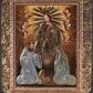 Zdjęcie nr 1: Feretron tworzy dwustronne pole obrazowe w kształcie stojącego prostokąta, zamknięte w ramę dekorowaną motywem palmetowym, ujęte z trzech stron ornamentalnym, płaskorzeźbionym obramieniem utworzonym ze stylizowanej wici roślinnej. Obramieni na górnej ramie flankuje owalny medalion z monogramem maryjnym na awersie i chrystogramem "IHS" na rewersie. Całość przymocowana jest do prostopadłościennego, wydłużonego i profilowanego postumentu przeprutego po bokach otworami na drążki do noszenia. Pomiędzy nimi umiejscowiono niewielki ornament roślinny. W centrum kompozycji, w obrazie z Matką Boską Pocieszenia, ukazano siedzącą frontalnie na brązowo-białych obłokach Madonnę z Dzieciątkiem. Maryja ma lekko pochyloną głowę w lewo, ujętą w trzech czwartych. Lewą ręką podtrzymuje siedzącego na jej kolanach małego Jezusa, w prawej, uniesionej i zgiętej w łokciu trzyma brązowy pasek. Madonna ma owalną twarz okoloną brązowymi włosami, wysokie czoło, wydatny, prosty nos i usta. Jej spojrzenie skierowane jest przed siebie. Ma odsłoniętą głowę z długimi, brązowymi włosami spływającymi na ramiona. Na głowie ma złotą, zamknietą koronę z krzyżykiem. Ubrana jest w suknię i płaszcz narzucony na ramiona i częściowo okrywający połą jej kolana. Głowę Marii otaczają złote promienie. Siedzące na jej kolanach Dzieciątko zostało ukazane frontalnie. Jezus w opuszczonej, lewej ręce trzyma pasek, natomiast wyciągniętą prawą błogosławi. Ma owalną twarz z wysokim czołem, rumiane policzki, wydatny nos i usta. Jego spojrzenie skierowane jest w stronę widza. Na głowie ma krótkie, jasnobrązowe włosy odsłaniające lewe ucho. Ubrany jest w luźną tunikę, spod której widać bosą stopę. Po bokach Matki Boskiej na jasnoochrowo-brązowym tle ukazano w rzędach po pięć uskrzydlonych główek anielskich. Poniżej Madonny z lewej strony obrazu klęczy św. Augustyn, a z prawej św. Monika. Oboje zostali ujęci w trzech czwartych. Augustyn w zakonnej kukuli z pastorałem w prawej ręce trzyma otrzymanym od Marii pasek w wyciągniętej lewej. Jest to starszy mężczyzna o twarzy z jasną karnacją, wydatnym nosie i ustach otoczoną krótkimi włosami z wyciętą tonsurą i podobnym zarostem. Z jego lewej strony przy kolanach leży mitra biskupia i zamknięta księga. Z kolei św. Monika ujęta została klęcząc w profilu w lewo. Ma pociągłą twarz o jasnej karnacji, z drobnym nosem i ustami. Jej głowę okrywa chusta spływająca na obfitą suknię. Na obrazie partie szat wszystkich przedstawionych osób oraz skrzydła anielskich główek i atrybuty św. Augustyna okrywają złocone i srebrzone sukienki wotywne, odsłaniające tylko partie twarzy i dłoni. Także wokół Madonny umieszczono ostro zakończone i profilowane złocone promienie. Na rewersie w polu obrazowym feretronu ukazano Matkę Boską Różańcową w otoczeniu tajemnic różańcowych. W centrum kompozycji na jasnym tle przedstawiono stojącą Madonnę z Dzieciątkiem, która depcze węża. Ujęta frontalnie w kontrapoście Maria obiema rękami podtrzymuje na prawym ramieniu Dzieciątko. Ma owalną twarz o jasnej karnacji, prostym nosie i wąskich ustach, o spojrzeniu skierowanym na widza. Ubrana jest w maforion odsłaniający spodnią suknię. Matka Boska stoi na półksiężycu depcząc węża trzymającego w paszczy jabłko. Trzymane przez nią Dzieciątko ujęto w trzech czwartych w prawo. Prawą ręką zdaje się błogosławić lewą wyciąga w stronę twarzy matki. Jezus ma pucułowatą twarz o jasnej karnacji i rumianych policzkach z drobnym nosem i ustami. Jego głowę otaczają krótkie, brązowe włosy odsłaniające lewe ucho. Mały Jezus ubrany jest w tunikę przepasaną w pasie. Szaty Marii i Dzieciątka przykrywa wotywna, złocona sukienka powtarzająca zapewne układ malowanych draperii. Ponad głową Madonny dwóch aniołów unosi zamkniętą koronę, trzymając w dłoniach lilie. Także ich szaty oraz korona pokryte są złoconymi sukienkami wotywnymi. Wokół Matki Boskiej rozmieszczono owalne medaliony malowane w piętnaście tajemnic Różańca świętego z podpisami każdego przedstawienia. Ich narracja rozpoczyna się nad głową Madonny. Każda ze scen oparta jest o kilkuosobową kompozycję. Idąc w lewo namalowano: Zwiastowanie Marii, Nawiedzenie św. Elżbiety, Boże Narodzenie, Ofiarowanie w świątyni, Znalezienie w świątyni, Modlitwa w Ogrójcu, Biczowanie, Cierniem ukoronowanie, Niesienie krzyża, Ukrzyżowanie, Zmartwychwstanie, Wniebowstąpienie, Zesłanie Ducha Świętego, Wniebowzięcie Marii, Ukoronowanie Marii w niebie. Pomiędzy medalionami namalowano czerwone róże, a wszystkie medaliony obramienia ciemny różaniec, zakończony krzyżykiem widocznym na osi kompozycji. 