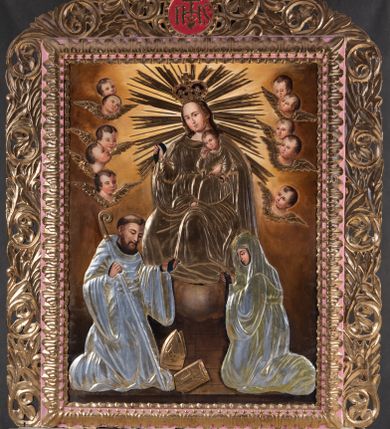 Zdjęcie nr 1: Feretron tworzy dwustronne pole obrazowe w kształcie stojącego prostokąta, zamknięte w ramę dekorowaną motywem palmetowym, ujęte z trzech stron ornamentalnym, płaskorzeźbionym obramieniem utworzonym ze stylizowanej wici roślinnej. Obramieni na górnej ramie flankuje owalny medalion z monogramem maryjnym na awersie i chrystogramem &quot;IHS&quot; na rewersie. Całość przymocowana jest do prostopadłościennego, wydłużonego i profilowanego postumentu przeprutego po bokach otworami na drążki do noszenia. Pomiędzy nimi umiejscowiono niewielki ornament roślinny. W centrum kompozycji, w obrazie z Matką Boską Pocieszenia, ukazano siedzącą frontalnie na brązowo-białych obłokach Madonnę z Dzieciątkiem. Maryja ma lekko pochyloną głowę w lewo, ujętą w trzech czwartych. Lewą ręką podtrzymuje siedzącego na jej kolanach małego Jezusa, w prawej, uniesionej i zgiętej w łokciu trzyma brązowy pasek. Madonna ma owalną twarz okoloną brązowymi włosami, wysokie czoło, wydatny, prosty nos i usta. Jej spojrzenie skierowane jest przed siebie. Ma odsłoniętą głowę z długimi, brązowymi włosami spływającymi na ramiona. Na głowie ma złotą, zamknietą koronę z krzyżykiem. Ubrana jest w suknię i płaszcz narzucony na ramiona i częściowo okrywający połą jej kolana. Głowę Marii otaczają złote promienie. Siedzące na jej kolanach Dzieciątko zostało ukazane frontalnie. Jezus w opuszczonej, lewej ręce trzyma pasek, natomiast wyciągniętą prawą błogosławi. Ma owalną twarz z wysokim czołem, rumiane policzki, wydatny nos i usta. Jego spojrzenie skierowane jest w stronę widza. Na głowie ma krótkie, jasnobrązowe włosy odsłaniające lewe ucho. Ubrany jest w luźną tunikę, spod której widać bosą stopę. Po bokach Matki Boskiej na jasnoochrowo-brązowym tle ukazano w rzędach po pięć uskrzydlonych główek anielskich. Poniżej Madonny z lewej strony obrazu klęczy św. Augustyn, a z prawej św. Monika. Oboje zostali ujęci w trzech czwartych. Augustyn w zakonnej kukuli z pastorałem w prawej ręce trzyma otrzymanym od Marii pasek w wyciągniętej lewej. Jest to starszy mężczyzna o twarzy z jasną karnacją, wydatnym nosie i ustach otoczoną krótkimi włosami z wyciętą tonsurą i podobnym zarostem. Z jego lewej strony przy kolanach leży mitra biskupia i zamknięta księga. Z kolei św. Monika ujęta została klęcząc w profilu w lewo. Ma pociągłą twarz o jasnej karnacji, z drobnym nosem i ustami. Jej głowę okrywa chusta spływająca na obfitą suknię. Na obrazie partie szat wszystkich przedstawionych osób oraz skrzydła anielskich główek i atrybuty św. Augustyna okrywają złocone i srebrzone sukienki wotywne, odsłaniające tylko partie twarzy i dłoni. Także wokół Madonny umieszczono ostro zakończone i profilowane złocone promienie. Na rewersie w polu obrazowym feretronu ukazano Matkę Boską Różańcową w otoczeniu tajemnic różańcowych. W centrum kompozycji na jasnym tle przedstawiono stojącą Madonnę z Dzieciątkiem, która depcze węża. Ujęta frontalnie w kontrapoście Maria obiema rękami podtrzymuje na prawym ramieniu Dzieciątko. Ma owalną twarz o jasnej karnacji, prostym nosie i wąskich ustach, o spojrzeniu skierowanym na widza. Ubrana jest w maforion odsłaniający spodnią suknię. Matka Boska stoi na półksiężycu depcząc węża trzymającego w paszczy jabłko. Trzymane przez nią Dzieciątko ujęto w trzech czwartych w prawo. Prawą ręką zdaje się błogosławić lewą wyciąga w stronę twarzy matki. Jezus ma pucułowatą twarz o jasnej karnacji i rumianych policzkach z drobnym nosem i ustami. Jego głowę otaczają krótkie, brązowe włosy odsłaniające lewe ucho. Mały Jezus ubrany jest w tunikę przepasaną w pasie. Szaty Marii i Dzieciątka przykrywa wotywna, złocona sukienka powtarzająca zapewne układ malowanych draperii. Ponad głową Madonny dwóch aniołów unosi zamkniętą koronę, trzymając w dłoniach lilie. Także ich szaty oraz korona pokryte są złoconymi sukienkami wotywnymi. Wokół Matki Boskiej rozmieszczono owalne medaliony malowane w piętnaście tajemnic Różańca świętego z podpisami każdego przedstawienia. Ich narracja rozpoczyna się nad głową Madonny. Każda ze scen oparta jest o kilkuosobową kompozycję. Idąc w lewo namalowano: Zwiastowanie Marii, Nawiedzenie św. Elżbiety, Boże Narodzenie, Ofiarowanie w świątyni, Znalezienie w świątyni, Modlitwa w Ogrójcu, Biczowanie, Cierniem ukoronowanie, Niesienie krzyża, Ukrzyżowanie, Zmartwychwstanie, Wniebowstąpienie, Zesłanie Ducha Świętego, Wniebowzięcie Marii, Ukoronowanie Marii w niebie. Pomiędzy medalionami namalowano czerwone róże, a wszystkie medaliony obramienia ciemny różaniec, zakończony krzyżykiem widocznym na osi kompozycji. 