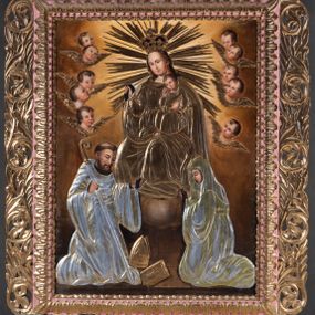 Zdjęcie nr 1: Feretron tworzy dwustronne pole obrazowe w kształcie stojącego prostokąta, zamknięte w ramę dekorowaną motywem palmetowym, ujęte z trzech stron ornamentalnym, płaskorzeźbionym obramieniem utworzonym ze stylizowanej wici roślinnej. Obramieni na górnej ramie flankuje owalny medalion z monogramem maryjnym na awersie i chrystogramem "IHS" na rewersie. Całość przymocowana jest do prostopadłościennego, wydłużonego i profilowanego postumentu przeprutego po bokach otworami na drążki do noszenia. Pomiędzy nimi umiejscowiono niewielki ornament roślinny. W centrum kompozycji, w obrazie z Matką Boską Pocieszenia, ukazano siedzącą frontalnie na brązowo-białych obłokach Madonnę z Dzieciątkiem. Maryja ma lekko pochyloną głowę w lewo, ujętą w trzech czwartych. Lewą ręką podtrzymuje siedzącego na jej kolanach małego Jezusa, w prawej, uniesionej i zgiętej w łokciu trzyma brązowy pasek. Madonna ma owalną twarz okoloną brązowymi włosami, wysokie czoło, wydatny, prosty nos i usta. Jej spojrzenie skierowane jest przed siebie. Ma odsłoniętą głowę z długimi, brązowymi włosami spływającymi na ramiona. Na głowie ma złotą, zamknietą koronę z krzyżykiem. Ubrana jest w suknię i płaszcz narzucony na ramiona i częściowo okrywający połą jej kolana. Głowę Marii otaczają złote promienie. Siedzące na jej kolanach Dzieciątko zostało ukazane frontalnie. Jezus w opuszczonej, lewej ręce trzyma pasek, natomiast wyciągniętą prawą błogosławi. Ma owalną twarz z wysokim czołem, rumiane policzki, wydatny nos i usta. Jego spojrzenie skierowane jest w stronę widza. Na głowie ma krótkie, jasnobrązowe włosy odsłaniające lewe ucho. Ubrany jest w luźną tunikę, spod której widać bosą stopę. Po bokach Matki Boskiej na jasnoochrowo-brązowym tle ukazano w rzędach po pięć uskrzydlonych główek anielskich. Poniżej Madonny z lewej strony obrazu klęczy św. Augustyn, a z prawej św. Monika. Oboje zostali ujęci w trzech czwartych. Augustyn w zakonnej kukuli z pastorałem w prawej ręce trzyma otrzymanym od Marii pasek w wyciągniętej lewej. Jest to starszy mężczyzna o twarzy z jasną karnacją, wydatnym nosie i ustach otoczoną krótkimi włosami z wyciętą tonsurą i podobnym zarostem. Z jego lewej strony przy kolanach leży mitra biskupia i zamknięta księga. Z kolei św. Monika ujęta została klęcząc w profilu w lewo. Ma pociągłą twarz o jasnej karnacji, z drobnym nosem i ustami. Jej głowę okrywa chusta spływająca na obfitą suknię. Na obrazie partie szat wszystkich przedstawionych osób oraz skrzydła anielskich główek i atrybuty św. Augustyna okrywają złocone i srebrzone sukienki wotywne, odsłaniające tylko partie twarzy i dłoni. Także wokół Madonny umieszczono ostro zakończone i profilowane złocone promienie. Na rewersie w polu obrazowym feretronu ukazano Matkę Boską Różańcową w otoczeniu tajemnic różańcowych. W centrum kompozycji na jasnym tle przedstawiono stojącą Madonnę z Dzieciątkiem, która depcze węża. Ujęta frontalnie w kontrapoście Maria obiema rękami podtrzymuje na prawym ramieniu Dzieciątko. Ma owalną twarz o jasnej karnacji, prostym nosie i wąskich ustach, o spojrzeniu skierowanym na widza. Ubrana jest w maforion odsłaniający spodnią suknię. Matka Boska stoi na półksiężycu depcząc węża trzymającego w paszczy jabłko. Trzymane przez nią Dzieciątko ujęto w trzech czwartych w prawo. Prawą ręką zdaje się błogosławić lewą wyciąga w stronę twarzy matki. Jezus ma pucułowatą twarz o jasnej karnacji i rumianych policzkach z drobnym nosem i ustami. Jego głowę otaczają krótkie, brązowe włosy odsłaniające lewe ucho. Mały Jezus ubrany jest w tunikę przepasaną w pasie. Szaty Marii i Dzieciątka przykrywa wotywna, złocona sukienka powtarzająca zapewne układ malowanych draperii. Ponad głową Madonny dwóch aniołów unosi zamkniętą koronę, trzymając w dłoniach lilie. Także ich szaty oraz korona pokryte są złoconymi sukienkami wotywnymi. Wokół Matki Boskiej rozmieszczono owalne medaliony malowane w piętnaście tajemnic Różańca świętego z podpisami każdego przedstawienia. Ich narracja rozpoczyna się nad głową Madonny. Każda ze scen oparta jest o kilkuosobową kompozycję. Idąc w lewo namalowano: Zwiastowanie Marii, Nawiedzenie św. Elżbiety, Boże Narodzenie, Ofiarowanie w świątyni, Znalezienie w świątyni, Modlitwa w Ogrójcu, Biczowanie, Cierniem ukoronowanie, Niesienie krzyża, Ukrzyżowanie, Zmartwychwstanie, Wniebowstąpienie, Zesłanie Ducha Świętego, Wniebowzięcie Marii, Ukoronowanie Marii w niebie. Pomiędzy medalionami namalowano czerwone róże, a wszystkie medaliony obramienia ciemny różaniec, zakończony krzyżykiem widocznym na osi kompozycji. 