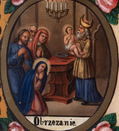 Zdjęcie nr 8: Feretron tworzy dwustronne pole obrazowe w kształcie stojącego prostokąta, zamknięte w ramę dekorowaną motywem palmetowym, ujęte z trzech stron ornamentalnym, płaskorzeźbionym obramieniem utworzonym ze stylizowanej wici roślinnej. Obramieni na górnej ramie flankuje owalny medalion z monogramem maryjnym na awersie i chrystogramem &quot;IHS&quot; na rewersie. Całość przymocowana jest do prostopadłościennego, wydłużonego i profilowanego postumentu przeprutego po bokach otworami na drążki do noszenia. Pomiędzy nimi umiejscowiono niewielki ornament roślinny. W centrum kompozycji, w obrazie z Matką Boską Pocieszenia, ukazano siedzącą frontalnie na brązowo-białych obłokach Madonnę z Dzieciątkiem. Maryja ma lekko pochyloną głowę w lewo, ujętą w trzech czwartych. Lewą ręką podtrzymuje siedzącego na jej kolanach małego Jezusa, w prawej, uniesionej i zgiętej w łokciu trzyma brązowy pasek. Madonna ma owalną twarz okoloną brązowymi włosami, wysokie czoło, wydatny, prosty nos i usta. Jej spojrzenie skierowane jest przed siebie. Ma odsłoniętą głowę z długimi, brązowymi włosami spływającymi na ramiona. Na głowie ma złotą, zamknietą koronę z krzyżykiem. Ubrana jest w suknię i płaszcz narzucony na ramiona i częściowo okrywający połą jej kolana. Głowę Marii otaczają złote promienie. Siedzące na jej kolanach Dzieciątko zostało ukazane frontalnie. Jezus w opuszczonej, lewej ręce trzyma pasek, natomiast wyciągniętą prawą błogosławi. Ma owalną twarz z wysokim czołem, rumiane policzki, wydatny nos i usta. Jego spojrzenie skierowane jest w stronę widza. Na głowie ma krótkie, jasnobrązowe włosy odsłaniające lewe ucho. Ubrany jest w luźną tunikę, spod której widać bosą stopę. Po bokach Matki Boskiej na jasnoochrowo-brązowym tle ukazano w rzędach po pięć uskrzydlonych główek anielskich. Poniżej Madonny z lewej strony obrazu klęczy św. Augustyn, a z prawej św. Monika. Oboje zostali ujęci w trzech czwartych. Augustyn w zakonnej kukuli z pastorałem w prawej ręce trzyma otrzymanym od Marii pasek w wyciągniętej lewej. Jest to starszy mężczyzna o twarzy z jasną karnacją, wydatnym nosie i ustach otoczoną krótkimi włosami z wyciętą tonsurą i podobnym zarostem. Z jego lewej strony przy kolanach leży mitra biskupia i zamknięta księga. Z kolei św. Monika ujęta została klęcząc w profilu w lewo. Ma pociągłą twarz o jasnej karnacji, z drobnym nosem i ustami. Jej głowę okrywa chusta spływająca na obfitą suknię. Na obrazie partie szat wszystkich przedstawionych osób oraz skrzydła anielskich główek i atrybuty św. Augustyna okrywają złocone i srebrzone sukienki wotywne, odsłaniające tylko partie twarzy i dłoni. Także wokół Madonny umieszczono ostro zakończone i profilowane złocone promienie. Na rewersie w polu obrazowym feretronu ukazano Matkę Boską Różańcową w otoczeniu tajemnic różańcowych. W centrum kompozycji na jasnym tle przedstawiono stojącą Madonnę z Dzieciątkiem, która depcze węża. Ujęta frontalnie w kontrapoście Maria obiema rękami podtrzymuje na prawym ramieniu Dzieciątko. Ma owalną twarz o jasnej karnacji, prostym nosie i wąskich ustach, o spojrzeniu skierowanym na widza. Ubrana jest w maforion odsłaniający spodnią suknię. Matka Boska stoi na półksiężycu depcząc węża trzymającego w paszczy jabłko. Trzymane przez nią Dzieciątko ujęto w trzech czwartych w prawo. Prawą ręką zdaje się błogosławić lewą wyciąga w stronę twarzy matki. Jezus ma pucułowatą twarz o jasnej karnacji i rumianych policzkach z drobnym nosem i ustami. Jego głowę otaczają krótkie, brązowe włosy odsłaniające lewe ucho. Mały Jezus ubrany jest w tunikę przepasaną w pasie. Szaty Marii i Dzieciątka przykrywa wotywna, złocona sukienka powtarzająca zapewne układ malowanych draperii. Ponad głową Madonny dwóch aniołów unosi zamkniętą koronę, trzymając w dłoniach lilie. Także ich szaty oraz korona pokryte są złoconymi sukienkami wotywnymi. Wokół Matki Boskiej rozmieszczono owalne medaliony malowane w piętnaście tajemnic Różańca świętego z podpisami każdego przedstawienia. Ich narracja rozpoczyna się nad głową Madonny. Każda ze scen oparta jest o kilkuosobową kompozycję. Idąc w lewo namalowano: Zwiastowanie Marii, Nawiedzenie św. Elżbiety, Boże Narodzenie, Ofiarowanie w świątyni, Znalezienie w świątyni, Modlitwa w Ogrójcu, Biczowanie, Cierniem ukoronowanie, Niesienie krzyża, Ukrzyżowanie, Zmartwychwstanie, Wniebowstąpienie, Zesłanie Ducha Świętego, Wniebowzięcie Marii, Ukoronowanie Marii w niebie. Pomiędzy medalionami namalowano czerwone róże, a wszystkie medaliony obramienia ciemny różaniec, zakończony krzyżykiem widocznym na osi kompozycji. 