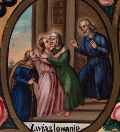 Zdjęcie nr 7: Feretron tworzy dwustronne pole obrazowe w kształcie stojącego prostokąta, zamknięte w ramę dekorowaną motywem palmetowym, ujęte z trzech stron ornamentalnym, płaskorzeźbionym obramieniem utworzonym ze stylizowanej wici roślinnej. Obramieni na górnej ramie flankuje owalny medalion z monogramem maryjnym na awersie i chrystogramem &quot;IHS&quot; na rewersie. Całość przymocowana jest do prostopadłościennego, wydłużonego i profilowanego postumentu przeprutego po bokach otworami na drążki do noszenia. Pomiędzy nimi umiejscowiono niewielki ornament roślinny. W centrum kompozycji, w obrazie z Matką Boską Pocieszenia, ukazano siedzącą frontalnie na brązowo-białych obłokach Madonnę z Dzieciątkiem. Maryja ma lekko pochyloną głowę w lewo, ujętą w trzech czwartych. Lewą ręką podtrzymuje siedzącego na jej kolanach małego Jezusa, w prawej, uniesionej i zgiętej w łokciu trzyma brązowy pasek. Madonna ma owalną twarz okoloną brązowymi włosami, wysokie czoło, wydatny, prosty nos i usta. Jej spojrzenie skierowane jest przed siebie. Ma odsłoniętą głowę z długimi, brązowymi włosami spływającymi na ramiona. Na głowie ma złotą, zamknietą koronę z krzyżykiem. Ubrana jest w suknię i płaszcz narzucony na ramiona i częściowo okrywający połą jej kolana. Głowę Marii otaczają złote promienie. Siedzące na jej kolanach Dzieciątko zostało ukazane frontalnie. Jezus w opuszczonej, lewej ręce trzyma pasek, natomiast wyciągniętą prawą błogosławi. Ma owalną twarz z wysokim czołem, rumiane policzki, wydatny nos i usta. Jego spojrzenie skierowane jest w stronę widza. Na głowie ma krótkie, jasnobrązowe włosy odsłaniające lewe ucho. Ubrany jest w luźną tunikę, spod której widać bosą stopę. Po bokach Matki Boskiej na jasnoochrowo-brązowym tle ukazano w rzędach po pięć uskrzydlonych główek anielskich. Poniżej Madonny z lewej strony obrazu klęczy św. Augustyn, a z prawej św. Monika. Oboje zostali ujęci w trzech czwartych. Augustyn w zakonnej kukuli z pastorałem w prawej ręce trzyma otrzymanym od Marii pasek w wyciągniętej lewej. Jest to starszy mężczyzna o twarzy z jasną karnacją, wydatnym nosie i ustach otoczoną krótkimi włosami z wyciętą tonsurą i podobnym zarostem. Z jego lewej strony przy kolanach leży mitra biskupia i zamknięta księga. Z kolei św. Monika ujęta została klęcząc w profilu w lewo. Ma pociągłą twarz o jasnej karnacji, z drobnym nosem i ustami. Jej głowę okrywa chusta spływająca na obfitą suknię. Na obrazie partie szat wszystkich przedstawionych osób oraz skrzydła anielskich główek i atrybuty św. Augustyna okrywają złocone i srebrzone sukienki wotywne, odsłaniające tylko partie twarzy i dłoni. Także wokół Madonny umieszczono ostro zakończone i profilowane złocone promienie. Na rewersie w polu obrazowym feretronu ukazano Matkę Boską Różańcową w otoczeniu tajemnic różańcowych. W centrum kompozycji na jasnym tle przedstawiono stojącą Madonnę z Dzieciątkiem, która depcze węża. Ujęta frontalnie w kontrapoście Maria obiema rękami podtrzymuje na prawym ramieniu Dzieciątko. Ma owalną twarz o jasnej karnacji, prostym nosie i wąskich ustach, o spojrzeniu skierowanym na widza. Ubrana jest w maforion odsłaniający spodnią suknię. Matka Boska stoi na półksiężycu depcząc węża trzymającego w paszczy jabłko. Trzymane przez nią Dzieciątko ujęto w trzech czwartych w prawo. Prawą ręką zdaje się błogosławić lewą wyciąga w stronę twarzy matki. Jezus ma pucułowatą twarz o jasnej karnacji i rumianych policzkach z drobnym nosem i ustami. Jego głowę otaczają krótkie, brązowe włosy odsłaniające lewe ucho. Mały Jezus ubrany jest w tunikę przepasaną w pasie. Szaty Marii i Dzieciątka przykrywa wotywna, złocona sukienka powtarzająca zapewne układ malowanych draperii. Ponad głową Madonny dwóch aniołów unosi zamkniętą koronę, trzymając w dłoniach lilie. Także ich szaty oraz korona pokryte są złoconymi sukienkami wotywnymi. Wokół Matki Boskiej rozmieszczono owalne medaliony malowane w piętnaście tajemnic Różańca świętego z podpisami każdego przedstawienia. Ich narracja rozpoczyna się nad głową Madonny. Każda ze scen oparta jest o kilkuosobową kompozycję. Idąc w lewo namalowano: Zwiastowanie Marii, Nawiedzenie św. Elżbiety, Boże Narodzenie, Ofiarowanie w świątyni, Znalezienie w świątyni, Modlitwa w Ogrójcu, Biczowanie, Cierniem ukoronowanie, Niesienie krzyża, Ukrzyżowanie, Zmartwychwstanie, Wniebowstąpienie, Zesłanie Ducha Świętego, Wniebowzięcie Marii, Ukoronowanie Marii w niebie. Pomiędzy medalionami namalowano czerwone róże, a wszystkie medaliony obramienia ciemny różaniec, zakończony krzyżykiem widocznym na osi kompozycji. 