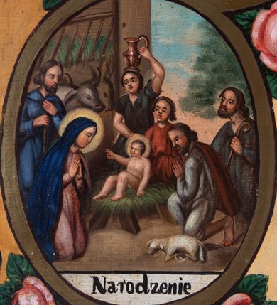 Zdjęcie nr 9: Feretron tworzy dwustronne pole obrazowe w kształcie stojącego prostokąta, zamknięte w ramę dekorowaną motywem palmetowym, ujęte z trzech stron ornamentalnym, płaskorzeźbionym obramieniem utworzonym ze stylizowanej wici roślinnej. Obramieni na górnej ramie flankuje owalny medalion z monogramem maryjnym na awersie i chrystogramem &quot;IHS&quot; na rewersie. Całość przymocowana jest do prostopadłościennego, wydłużonego i profilowanego postumentu przeprutego po bokach otworami na drążki do noszenia. Pomiędzy nimi umiejscowiono niewielki ornament roślinny. W centrum kompozycji, w obrazie z Matką Boską Pocieszenia, ukazano siedzącą frontalnie na brązowo-białych obłokach Madonnę z Dzieciątkiem. Maryja ma lekko pochyloną głowę w lewo, ujętą w trzech czwartych. Lewą ręką podtrzymuje siedzącego na jej kolanach małego Jezusa, w prawej, uniesionej i zgiętej w łokciu trzyma brązowy pasek. Madonna ma owalną twarz okoloną brązowymi włosami, wysokie czoło, wydatny, prosty nos i usta. Jej spojrzenie skierowane jest przed siebie. Ma odsłoniętą głowę z długimi, brązowymi włosami spływającymi na ramiona. Na głowie ma złotą, zamknietą koronę z krzyżykiem. Ubrana jest w suknię i płaszcz narzucony na ramiona i częściowo okrywający połą jej kolana. Głowę Marii otaczają złote promienie. Siedzące na jej kolanach Dzieciątko zostało ukazane frontalnie. Jezus w opuszczonej, lewej ręce trzyma pasek, natomiast wyciągniętą prawą błogosławi. Ma owalną twarz z wysokim czołem, rumiane policzki, wydatny nos i usta. Jego spojrzenie skierowane jest w stronę widza. Na głowie ma krótkie, jasnobrązowe włosy odsłaniające lewe ucho. Ubrany jest w luźną tunikę, spod której widać bosą stopę. Po bokach Matki Boskiej na jasnoochrowo-brązowym tle ukazano w rzędach po pięć uskrzydlonych główek anielskich. Poniżej Madonny z lewej strony obrazu klęczy św. Augustyn, a z prawej św. Monika. Oboje zostali ujęci w trzech czwartych. Augustyn w zakonnej kukuli z pastorałem w prawej ręce trzyma otrzymanym od Marii pasek w wyciągniętej lewej. Jest to starszy mężczyzna o twarzy z jasną karnacją, wydatnym nosie i ustach otoczoną krótkimi włosami z wyciętą tonsurą i podobnym zarostem. Z jego lewej strony przy kolanach leży mitra biskupia i zamknięta księga. Z kolei św. Monika ujęta została klęcząc w profilu w lewo. Ma pociągłą twarz o jasnej karnacji, z drobnym nosem i ustami. Jej głowę okrywa chusta spływająca na obfitą suknię. Na obrazie partie szat wszystkich przedstawionych osób oraz skrzydła anielskich główek i atrybuty św. Augustyna okrywają złocone i srebrzone sukienki wotywne, odsłaniające tylko partie twarzy i dłoni. Także wokół Madonny umieszczono ostro zakończone i profilowane złocone promienie. Na rewersie w polu obrazowym feretronu ukazano Matkę Boską Różańcową w otoczeniu tajemnic różańcowych. W centrum kompozycji na jasnym tle przedstawiono stojącą Madonnę z Dzieciątkiem, która depcze węża. Ujęta frontalnie w kontrapoście Maria obiema rękami podtrzymuje na prawym ramieniu Dzieciątko. Ma owalną twarz o jasnej karnacji, prostym nosie i wąskich ustach, o spojrzeniu skierowanym na widza. Ubrana jest w maforion odsłaniający spodnią suknię. Matka Boska stoi na półksiężycu depcząc węża trzymającego w paszczy jabłko. Trzymane przez nią Dzieciątko ujęto w trzech czwartych w prawo. Prawą ręką zdaje się błogosławić lewą wyciąga w stronę twarzy matki. Jezus ma pucułowatą twarz o jasnej karnacji i rumianych policzkach z drobnym nosem i ustami. Jego głowę otaczają krótkie, brązowe włosy odsłaniające lewe ucho. Mały Jezus ubrany jest w tunikę przepasaną w pasie. Szaty Marii i Dzieciątka przykrywa wotywna, złocona sukienka powtarzająca zapewne układ malowanych draperii. Ponad głową Madonny dwóch aniołów unosi zamkniętą koronę, trzymając w dłoniach lilie. Także ich szaty oraz korona pokryte są złoconymi sukienkami wotywnymi. Wokół Matki Boskiej rozmieszczono owalne medaliony malowane w piętnaście tajemnic Różańca świętego z podpisami każdego przedstawienia. Ich narracja rozpoczyna się nad głową Madonny. Każda ze scen oparta jest o kilkuosobową kompozycję. Idąc w lewo namalowano: Zwiastowanie Marii, Nawiedzenie św. Elżbiety, Boże Narodzenie, Ofiarowanie w świątyni, Znalezienie w świątyni, Modlitwa w Ogrójcu, Biczowanie, Cierniem ukoronowanie, Niesienie krzyża, Ukrzyżowanie, Zmartwychwstanie, Wniebowstąpienie, Zesłanie Ducha Świętego, Wniebowzięcie Marii, Ukoronowanie Marii w niebie. Pomiędzy medalionami namalowano czerwone róże, a wszystkie medaliony obramienia ciemny różaniec, zakończony krzyżykiem widocznym na osi kompozycji. 