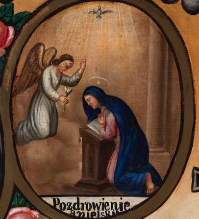 Zdjęcie nr 6: Feretron tworzy dwustronne pole obrazowe w kształcie stojącego prostokąta, zamknięte w ramę dekorowaną motywem palmetowym, ujęte z trzech stron ornamentalnym, płaskorzeźbionym obramieniem utworzonym ze stylizowanej wici roślinnej. Obramieni na górnej ramie flankuje owalny medalion z monogramem maryjnym na awersie i chrystogramem "IHS" na rewersie. Całość przymocowana jest do prostopadłościennego, wydłużonego i profilowanego postumentu przeprutego po bokach otworami na drążki do noszenia. Pomiędzy nimi umiejscowiono niewielki ornament roślinny. W centrum kompozycji, w obrazie z Matką Boską Pocieszenia, ukazano siedzącą frontalnie na brązowo-białych obłokach Madonnę z Dzieciątkiem. Maryja ma lekko pochyloną głowę w lewo, ujętą w trzech czwartych. Lewą ręką podtrzymuje siedzącego na jej kolanach małego Jezusa, w prawej, uniesionej i zgiętej w łokciu trzyma brązowy pasek. Madonna ma owalną twarz okoloną brązowymi włosami, wysokie czoło, wydatny, prosty nos i usta. Jej spojrzenie skierowane jest przed siebie. Ma odsłoniętą głowę z długimi, brązowymi włosami spływającymi na ramiona. Na głowie ma złotą, zamknietą koronę z krzyżykiem. Ubrana jest w suknię i płaszcz narzucony na ramiona i częściowo okrywający połą jej kolana. Głowę Marii otaczają złote promienie. Siedzące na jej kolanach Dzieciątko zostało ukazane frontalnie. Jezus w opuszczonej, lewej ręce trzyma pasek, natomiast wyciągniętą prawą błogosławi. Ma owalną twarz z wysokim czołem, rumiane policzki, wydatny nos i usta. Jego spojrzenie skierowane jest w stronę widza. Na głowie ma krótkie, jasnobrązowe włosy odsłaniające lewe ucho. Ubrany jest w luźną tunikę, spod której widać bosą stopę. Po bokach Matki Boskiej na jasnoochrowo-brązowym tle ukazano w rzędach po pięć uskrzydlonych główek anielskich. Poniżej Madonny z lewej strony obrazu klęczy św. Augustyn, a z prawej św. Monika. Oboje zostali ujęci w trzech czwartych. Augustyn w zakonnej kukuli z pastorałem w prawej ręce trzyma otrzymanym od Marii pasek w wyciągniętej lewej. Jest to starszy mężczyzna o twarzy z jasną karnacją, wydatnym nosie i ustach otoczoną krótkimi włosami z wyciętą tonsurą i podobnym zarostem. Z jego lewej strony przy kolanach leży mitra biskupia i zamknięta księga. Z kolei św. Monika ujęta została klęcząc w profilu w lewo. Ma pociągłą twarz o jasnej karnacji, z drobnym nosem i ustami. Jej głowę okrywa chusta spływająca na obfitą suknię. Na obrazie partie szat wszystkich przedstawionych osób oraz skrzydła anielskich główek i atrybuty św. Augustyna okrywają złocone i srebrzone sukienki wotywne, odsłaniające tylko partie twarzy i dłoni. Także wokół Madonny umieszczono ostro zakończone i profilowane złocone promienie. Na rewersie w polu obrazowym feretronu ukazano Matkę Boską Różańcową w otoczeniu tajemnic różańcowych. W centrum kompozycji na jasnym tle przedstawiono stojącą Madonnę z Dzieciątkiem, która depcze węża. Ujęta frontalnie w kontrapoście Maria obiema rękami podtrzymuje na prawym ramieniu Dzieciątko. Ma owalną twarz o jasnej karnacji, prostym nosie i wąskich ustach, o spojrzeniu skierowanym na widza. Ubrana jest w maforion odsłaniający spodnią suknię. Matka Boska stoi na półksiężycu depcząc węża trzymającego w paszczy jabłko. Trzymane przez nią Dzieciątko ujęto w trzech czwartych w prawo. Prawą ręką zdaje się błogosławić lewą wyciąga w stronę twarzy matki. Jezus ma pucułowatą twarz o jasnej karnacji i rumianych policzkach z drobnym nosem i ustami. Jego głowę otaczają krótkie, brązowe włosy odsłaniające lewe ucho. Mały Jezus ubrany jest w tunikę przepasaną w pasie. Szaty Marii i Dzieciątka przykrywa wotywna, złocona sukienka powtarzająca zapewne układ malowanych draperii. Ponad głową Madonny dwóch aniołów unosi zamkniętą koronę, trzymając w dłoniach lilie. Także ich szaty oraz korona pokryte są złoconymi sukienkami wotywnymi. Wokół Matki Boskiej rozmieszczono owalne medaliony malowane w piętnaście tajemnic Różańca świętego z podpisami każdego przedstawienia. Ich narracja rozpoczyna się nad głową Madonny. Każda ze scen oparta jest o kilkuosobową kompozycję. Idąc w lewo namalowano: Zwiastowanie Marii, Nawiedzenie św. Elżbiety, Boże Narodzenie, Ofiarowanie w świątyni, Znalezienie w świątyni, Modlitwa w Ogrójcu, Biczowanie, Cierniem ukoronowanie, Niesienie krzyża, Ukrzyżowanie, Zmartwychwstanie, Wniebowstąpienie, Zesłanie Ducha Świętego, Wniebowzięcie Marii, Ukoronowanie Marii w niebie. Pomiędzy medalionami namalowano czerwone róże, a wszystkie medaliony obramienia ciemny różaniec, zakończony krzyżykiem widocznym na osi kompozycji. 