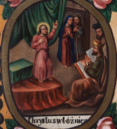 Zdjęcie nr 12: Feretron tworzy dwustronne pole obrazowe w kształcie stojącego prostokąta, zamknięte w ramę dekorowaną motywem palmetowym, ujęte z trzech stron ornamentalnym, płaskorzeźbionym obramieniem utworzonym ze stylizowanej wici roślinnej. Obramieni na górnej ramie flankuje owalny medalion z monogramem maryjnym na awersie i chrystogramem &quot;IHS&quot; na rewersie. Całość przymocowana jest do prostopadłościennego, wydłużonego i profilowanego postumentu przeprutego po bokach otworami na drążki do noszenia. Pomiędzy nimi umiejscowiono niewielki ornament roślinny. W centrum kompozycji, w obrazie z Matką Boską Pocieszenia, ukazano siedzącą frontalnie na brązowo-białych obłokach Madonnę z Dzieciątkiem. Maryja ma lekko pochyloną głowę w lewo, ujętą w trzech czwartych. Lewą ręką podtrzymuje siedzącego na jej kolanach małego Jezusa, w prawej, uniesionej i zgiętej w łokciu trzyma brązowy pasek. Madonna ma owalną twarz okoloną brązowymi włosami, wysokie czoło, wydatny, prosty nos i usta. Jej spojrzenie skierowane jest przed siebie. Ma odsłoniętą głowę z długimi, brązowymi włosami spływającymi na ramiona. Na głowie ma złotą, zamknietą koronę z krzyżykiem. Ubrana jest w suknię i płaszcz narzucony na ramiona i częściowo okrywający połą jej kolana. Głowę Marii otaczają złote promienie. Siedzące na jej kolanach Dzieciątko zostało ukazane frontalnie. Jezus w opuszczonej, lewej ręce trzyma pasek, natomiast wyciągniętą prawą błogosławi. Ma owalną twarz z wysokim czołem, rumiane policzki, wydatny nos i usta. Jego spojrzenie skierowane jest w stronę widza. Na głowie ma krótkie, jasnobrązowe włosy odsłaniające lewe ucho. Ubrany jest w luźną tunikę, spod której widać bosą stopę. Po bokach Matki Boskiej na jasnoochrowo-brązowym tle ukazano w rzędach po pięć uskrzydlonych główek anielskich. Poniżej Madonny z lewej strony obrazu klęczy św. Augustyn, a z prawej św. Monika. Oboje zostali ujęci w trzech czwartych. Augustyn w zakonnej kukuli z pastorałem w prawej ręce trzyma otrzymanym od Marii pasek w wyciągniętej lewej. Jest to starszy mężczyzna o twarzy z jasną karnacją, wydatnym nosie i ustach otoczoną krótkimi włosami z wyciętą tonsurą i podobnym zarostem. Z jego lewej strony przy kolanach leży mitra biskupia i zamknięta księga. Z kolei św. Monika ujęta została klęcząc w profilu w lewo. Ma pociągłą twarz o jasnej karnacji, z drobnym nosem i ustami. Jej głowę okrywa chusta spływająca na obfitą suknię. Na obrazie partie szat wszystkich przedstawionych osób oraz skrzydła anielskich główek i atrybuty św. Augustyna okrywają złocone i srebrzone sukienki wotywne, odsłaniające tylko partie twarzy i dłoni. Także wokół Madonny umieszczono ostro zakończone i profilowane złocone promienie. Na rewersie w polu obrazowym feretronu ukazano Matkę Boską Różańcową w otoczeniu tajemnic różańcowych. W centrum kompozycji na jasnym tle przedstawiono stojącą Madonnę z Dzieciątkiem, która depcze węża. Ujęta frontalnie w kontrapoście Maria obiema rękami podtrzymuje na prawym ramieniu Dzieciątko. Ma owalną twarz o jasnej karnacji, prostym nosie i wąskich ustach, o spojrzeniu skierowanym na widza. Ubrana jest w maforion odsłaniający spodnią suknię. Matka Boska stoi na półksiężycu depcząc węża trzymającego w paszczy jabłko. Trzymane przez nią Dzieciątko ujęto w trzech czwartych w prawo. Prawą ręką zdaje się błogosławić lewą wyciąga w stronę twarzy matki. Jezus ma pucułowatą twarz o jasnej karnacji i rumianych policzkach z drobnym nosem i ustami. Jego głowę otaczają krótkie, brązowe włosy odsłaniające lewe ucho. Mały Jezus ubrany jest w tunikę przepasaną w pasie. Szaty Marii i Dzieciątka przykrywa wotywna, złocona sukienka powtarzająca zapewne układ malowanych draperii. Ponad głową Madonny dwóch aniołów unosi zamkniętą koronę, trzymając w dłoniach lilie. Także ich szaty oraz korona pokryte są złoconymi sukienkami wotywnymi. Wokół Matki Boskiej rozmieszczono owalne medaliony malowane w piętnaście tajemnic Różańca świętego z podpisami każdego przedstawienia. Ich narracja rozpoczyna się nad głową Madonny. Każda ze scen oparta jest o kilkuosobową kompozycję. Idąc w lewo namalowano: Zwiastowanie Marii, Nawiedzenie św. Elżbiety, Boże Narodzenie, Ofiarowanie w świątyni, Znalezienie w świątyni, Modlitwa w Ogrójcu, Biczowanie, Cierniem ukoronowanie, Niesienie krzyża, Ukrzyżowanie, Zmartwychwstanie, Wniebowstąpienie, Zesłanie Ducha Świętego, Wniebowzięcie Marii, Ukoronowanie Marii w niebie. Pomiędzy medalionami namalowano czerwone róże, a wszystkie medaliony obramienia ciemny różaniec, zakończony krzyżykiem widocznym na osi kompozycji. 