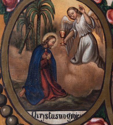 Zdjęcie nr 10: Feretron tworzy dwustronne pole obrazowe w kształcie stojącego prostokąta, zamknięte w ramę dekorowaną motywem palmetowym, ujęte z trzech stron ornamentalnym, płaskorzeźbionym obramieniem utworzonym ze stylizowanej wici roślinnej. Obramieni na górnej ramie flankuje owalny medalion z monogramem maryjnym na awersie i chrystogramem &quot;IHS&quot; na rewersie. Całość przymocowana jest do prostopadłościennego, wydłużonego i profilowanego postumentu przeprutego po bokach otworami na drążki do noszenia. Pomiędzy nimi umiejscowiono niewielki ornament roślinny. W centrum kompozycji, w obrazie z Matką Boską Pocieszenia, ukazano siedzącą frontalnie na brązowo-białych obłokach Madonnę z Dzieciątkiem. Maryja ma lekko pochyloną głowę w lewo, ujętą w trzech czwartych. Lewą ręką podtrzymuje siedzącego na jej kolanach małego Jezusa, w prawej, uniesionej i zgiętej w łokciu trzyma brązowy pasek. Madonna ma owalną twarz okoloną brązowymi włosami, wysokie czoło, wydatny, prosty nos i usta. Jej spojrzenie skierowane jest przed siebie. Ma odsłoniętą głowę z długimi, brązowymi włosami spływającymi na ramiona. Na głowie ma złotą, zamknietą koronę z krzyżykiem. Ubrana jest w suknię i płaszcz narzucony na ramiona i częściowo okrywający połą jej kolana. Głowę Marii otaczają złote promienie. Siedzące na jej kolanach Dzieciątko zostało ukazane frontalnie. Jezus w opuszczonej, lewej ręce trzyma pasek, natomiast wyciągniętą prawą błogosławi. Ma owalną twarz z wysokim czołem, rumiane policzki, wydatny nos i usta. Jego spojrzenie skierowane jest w stronę widza. Na głowie ma krótkie, jasnobrązowe włosy odsłaniające lewe ucho. Ubrany jest w luźną tunikę, spod której widać bosą stopę. Po bokach Matki Boskiej na jasnoochrowo-brązowym tle ukazano w rzędach po pięć uskrzydlonych główek anielskich. Poniżej Madonny z lewej strony obrazu klęczy św. Augustyn, a z prawej św. Monika. Oboje zostali ujęci w trzech czwartych. Augustyn w zakonnej kukuli z pastorałem w prawej ręce trzyma otrzymanym od Marii pasek w wyciągniętej lewej. Jest to starszy mężczyzna o twarzy z jasną karnacją, wydatnym nosie i ustach otoczoną krótkimi włosami z wyciętą tonsurą i podobnym zarostem. Z jego lewej strony przy kolanach leży mitra biskupia i zamknięta księga. Z kolei św. Monika ujęta została klęcząc w profilu w lewo. Ma pociągłą twarz o jasnej karnacji, z drobnym nosem i ustami. Jej głowę okrywa chusta spływająca na obfitą suknię. Na obrazie partie szat wszystkich przedstawionych osób oraz skrzydła anielskich główek i atrybuty św. Augustyna okrywają złocone i srebrzone sukienki wotywne, odsłaniające tylko partie twarzy i dłoni. Także wokół Madonny umieszczono ostro zakończone i profilowane złocone promienie. Na rewersie w polu obrazowym feretronu ukazano Matkę Boską Różańcową w otoczeniu tajemnic różańcowych. W centrum kompozycji na jasnym tle przedstawiono stojącą Madonnę z Dzieciątkiem, która depcze węża. Ujęta frontalnie w kontrapoście Maria obiema rękami podtrzymuje na prawym ramieniu Dzieciątko. Ma owalną twarz o jasnej karnacji, prostym nosie i wąskich ustach, o spojrzeniu skierowanym na widza. Ubrana jest w maforion odsłaniający spodnią suknię. Matka Boska stoi na półksiężycu depcząc węża trzymającego w paszczy jabłko. Trzymane przez nią Dzieciątko ujęto w trzech czwartych w prawo. Prawą ręką zdaje się błogosławić lewą wyciąga w stronę twarzy matki. Jezus ma pucułowatą twarz o jasnej karnacji i rumianych policzkach z drobnym nosem i ustami. Jego głowę otaczają krótkie, brązowe włosy odsłaniające lewe ucho. Mały Jezus ubrany jest w tunikę przepasaną w pasie. Szaty Marii i Dzieciątka przykrywa wotywna, złocona sukienka powtarzająca zapewne układ malowanych draperii. Ponad głową Madonny dwóch aniołów unosi zamkniętą koronę, trzymając w dłoniach lilie. Także ich szaty oraz korona pokryte są złoconymi sukienkami wotywnymi. Wokół Matki Boskiej rozmieszczono owalne medaliony malowane w piętnaście tajemnic Różańca świętego z podpisami każdego przedstawienia. Ich narracja rozpoczyna się nad głową Madonny. Każda ze scen oparta jest o kilkuosobową kompozycję. Idąc w lewo namalowano: Zwiastowanie Marii, Nawiedzenie św. Elżbiety, Boże Narodzenie, Ofiarowanie w świątyni, Znalezienie w świątyni, Modlitwa w Ogrójcu, Biczowanie, Cierniem ukoronowanie, Niesienie krzyża, Ukrzyżowanie, Zmartwychwstanie, Wniebowstąpienie, Zesłanie Ducha Świętego, Wniebowzięcie Marii, Ukoronowanie Marii w niebie. Pomiędzy medalionami namalowano czerwone róże, a wszystkie medaliony obramienia ciemny różaniec, zakończony krzyżykiem widocznym na osi kompozycji. 