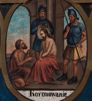 Zdjęcie nr 15: Feretron tworzy dwustronne pole obrazowe w kształcie stojącego prostokąta, zamknięte w ramę dekorowaną motywem palmetowym, ujęte z trzech stron ornamentalnym, płaskorzeźbionym obramieniem utworzonym ze stylizowanej wici roślinnej. Obramieni na górnej ramie flankuje owalny medalion z monogramem maryjnym na awersie i chrystogramem "IHS" na rewersie. Całość przymocowana jest do prostopadłościennego, wydłużonego i profilowanego postumentu przeprutego po bokach otworami na drążki do noszenia. Pomiędzy nimi umiejscowiono niewielki ornament roślinny. W centrum kompozycji, w obrazie z Matką Boską Pocieszenia, ukazano siedzącą frontalnie na brązowo-białych obłokach Madonnę z Dzieciątkiem. Maryja ma lekko pochyloną głowę w lewo, ujętą w trzech czwartych. Lewą ręką podtrzymuje siedzącego na jej kolanach małego Jezusa, w prawej, uniesionej i zgiętej w łokciu trzyma brązowy pasek. Madonna ma owalną twarz okoloną brązowymi włosami, wysokie czoło, wydatny, prosty nos i usta. Jej spojrzenie skierowane jest przed siebie. Ma odsłoniętą głowę z długimi, brązowymi włosami spływającymi na ramiona. Na głowie ma złotą, zamknietą koronę z krzyżykiem. Ubrana jest w suknię i płaszcz narzucony na ramiona i częściowo okrywający połą jej kolana. Głowę Marii otaczają złote promienie. Siedzące na jej kolanach Dzieciątko zostało ukazane frontalnie. Jezus w opuszczonej, lewej ręce trzyma pasek, natomiast wyciągniętą prawą błogosławi. Ma owalną twarz z wysokim czołem, rumiane policzki, wydatny nos i usta. Jego spojrzenie skierowane jest w stronę widza. Na głowie ma krótkie, jasnobrązowe włosy odsłaniające lewe ucho. Ubrany jest w luźną tunikę, spod której widać bosą stopę. Po bokach Matki Boskiej na jasnoochrowo-brązowym tle ukazano w rzędach po pięć uskrzydlonych główek anielskich. Poniżej Madonny z lewej strony obrazu klęczy św. Augustyn, a z prawej św. Monika. Oboje zostali ujęci w trzech czwartych. Augustyn w zakonnej kukuli z pastorałem w prawej ręce trzyma otrzymanym od Marii pasek w wyciągniętej lewej. Jest to starszy mężczyzna o twarzy z jasną karnacją, wydatnym nosie i ustach otoczoną krótkimi włosami z wyciętą tonsurą i podobnym zarostem. Z jego lewej strony przy kolanach leży mitra biskupia i zamknięta księga. Z kolei św. Monika ujęta została klęcząc w profilu w lewo. Ma pociągłą twarz o jasnej karnacji, z drobnym nosem i ustami. Jej głowę okrywa chusta spływająca na obfitą suknię. Na obrazie partie szat wszystkich przedstawionych osób oraz skrzydła anielskich główek i atrybuty św. Augustyna okrywają złocone i srebrzone sukienki wotywne, odsłaniające tylko partie twarzy i dłoni. Także wokół Madonny umieszczono ostro zakończone i profilowane złocone promienie. Na rewersie w polu obrazowym feretronu ukazano Matkę Boską Różańcową w otoczeniu tajemnic różańcowych. W centrum kompozycji na jasnym tle przedstawiono stojącą Madonnę z Dzieciątkiem, która depcze węża. Ujęta frontalnie w kontrapoście Maria obiema rękami podtrzymuje na prawym ramieniu Dzieciątko. Ma owalną twarz o jasnej karnacji, prostym nosie i wąskich ustach, o spojrzeniu skierowanym na widza. Ubrana jest w maforion odsłaniający spodnią suknię. Matka Boska stoi na półksiężycu depcząc węża trzymającego w paszczy jabłko. Trzymane przez nią Dzieciątko ujęto w trzech czwartych w prawo. Prawą ręką zdaje się błogosławić lewą wyciąga w stronę twarzy matki. Jezus ma pucułowatą twarz o jasnej karnacji i rumianych policzkach z drobnym nosem i ustami. Jego głowę otaczają krótkie, brązowe włosy odsłaniające lewe ucho. Mały Jezus ubrany jest w tunikę przepasaną w pasie. Szaty Marii i Dzieciątka przykrywa wotywna, złocona sukienka powtarzająca zapewne układ malowanych draperii. Ponad głową Madonny dwóch aniołów unosi zamkniętą koronę, trzymając w dłoniach lilie. Także ich szaty oraz korona pokryte są złoconymi sukienkami wotywnymi. Wokół Matki Boskiej rozmieszczono owalne medaliony malowane w piętnaście tajemnic Różańca świętego z podpisami każdego przedstawienia. Ich narracja rozpoczyna się nad głową Madonny. Każda ze scen oparta jest o kilkuosobową kompozycję. Idąc w lewo namalowano: Zwiastowanie Marii, Nawiedzenie św. Elżbiety, Boże Narodzenie, Ofiarowanie w świątyni, Znalezienie w świątyni, Modlitwa w Ogrójcu, Biczowanie, Cierniem ukoronowanie, Niesienie krzyża, Ukrzyżowanie, Zmartwychwstanie, Wniebowstąpienie, Zesłanie Ducha Świętego, Wniebowzięcie Marii, Ukoronowanie Marii w niebie. Pomiędzy medalionami namalowano czerwone róże, a wszystkie medaliony obramienia ciemny różaniec, zakończony krzyżykiem widocznym na osi kompozycji. 