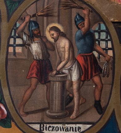 Zdjęcie nr 11: Feretron tworzy dwustronne pole obrazowe w kształcie stojącego prostokąta, zamknięte w ramę dekorowaną motywem palmetowym, ujęte z trzech stron ornamentalnym, płaskorzeźbionym obramieniem utworzonym ze stylizowanej wici roślinnej. Obramieni na górnej ramie flankuje owalny medalion z monogramem maryjnym na awersie i chrystogramem &quot;IHS&quot; na rewersie. Całość przymocowana jest do prostopadłościennego, wydłużonego i profilowanego postumentu przeprutego po bokach otworami na drążki do noszenia. Pomiędzy nimi umiejscowiono niewielki ornament roślinny. W centrum kompozycji, w obrazie z Matką Boską Pocieszenia, ukazano siedzącą frontalnie na brązowo-białych obłokach Madonnę z Dzieciątkiem. Maryja ma lekko pochyloną głowę w lewo, ujętą w trzech czwartych. Lewą ręką podtrzymuje siedzącego na jej kolanach małego Jezusa, w prawej, uniesionej i zgiętej w łokciu trzyma brązowy pasek. Madonna ma owalną twarz okoloną brązowymi włosami, wysokie czoło, wydatny, prosty nos i usta. Jej spojrzenie skierowane jest przed siebie. Ma odsłoniętą głowę z długimi, brązowymi włosami spływającymi na ramiona. Na głowie ma złotą, zamknietą koronę z krzyżykiem. Ubrana jest w suknię i płaszcz narzucony na ramiona i częściowo okrywający połą jej kolana. Głowę Marii otaczają złote promienie. Siedzące na jej kolanach Dzieciątko zostało ukazane frontalnie. Jezus w opuszczonej, lewej ręce trzyma pasek, natomiast wyciągniętą prawą błogosławi. Ma owalną twarz z wysokim czołem, rumiane policzki, wydatny nos i usta. Jego spojrzenie skierowane jest w stronę widza. Na głowie ma krótkie, jasnobrązowe włosy odsłaniające lewe ucho. Ubrany jest w luźną tunikę, spod której widać bosą stopę. Po bokach Matki Boskiej na jasnoochrowo-brązowym tle ukazano w rzędach po pięć uskrzydlonych główek anielskich. Poniżej Madonny z lewej strony obrazu klęczy św. Augustyn, a z prawej św. Monika. Oboje zostali ujęci w trzech czwartych. Augustyn w zakonnej kukuli z pastorałem w prawej ręce trzyma otrzymanym od Marii pasek w wyciągniętej lewej. Jest to starszy mężczyzna o twarzy z jasną karnacją, wydatnym nosie i ustach otoczoną krótkimi włosami z wyciętą tonsurą i podobnym zarostem. Z jego lewej strony przy kolanach leży mitra biskupia i zamknięta księga. Z kolei św. Monika ujęta została klęcząc w profilu w lewo. Ma pociągłą twarz o jasnej karnacji, z drobnym nosem i ustami. Jej głowę okrywa chusta spływająca na obfitą suknię. Na obrazie partie szat wszystkich przedstawionych osób oraz skrzydła anielskich główek i atrybuty św. Augustyna okrywają złocone i srebrzone sukienki wotywne, odsłaniające tylko partie twarzy i dłoni. Także wokół Madonny umieszczono ostro zakończone i profilowane złocone promienie. Na rewersie w polu obrazowym feretronu ukazano Matkę Boską Różańcową w otoczeniu tajemnic różańcowych. W centrum kompozycji na jasnym tle przedstawiono stojącą Madonnę z Dzieciątkiem, która depcze węża. Ujęta frontalnie w kontrapoście Maria obiema rękami podtrzymuje na prawym ramieniu Dzieciątko. Ma owalną twarz o jasnej karnacji, prostym nosie i wąskich ustach, o spojrzeniu skierowanym na widza. Ubrana jest w maforion odsłaniający spodnią suknię. Matka Boska stoi na półksiężycu depcząc węża trzymającego w paszczy jabłko. Trzymane przez nią Dzieciątko ujęto w trzech czwartych w prawo. Prawą ręką zdaje się błogosławić lewą wyciąga w stronę twarzy matki. Jezus ma pucułowatą twarz o jasnej karnacji i rumianych policzkach z drobnym nosem i ustami. Jego głowę otaczają krótkie, brązowe włosy odsłaniające lewe ucho. Mały Jezus ubrany jest w tunikę przepasaną w pasie. Szaty Marii i Dzieciątka przykrywa wotywna, złocona sukienka powtarzająca zapewne układ malowanych draperii. Ponad głową Madonny dwóch aniołów unosi zamkniętą koronę, trzymając w dłoniach lilie. Także ich szaty oraz korona pokryte są złoconymi sukienkami wotywnymi. Wokół Matki Boskiej rozmieszczono owalne medaliony malowane w piętnaście tajemnic Różańca świętego z podpisami każdego przedstawienia. Ich narracja rozpoczyna się nad głową Madonny. Każda ze scen oparta jest o kilkuosobową kompozycję. Idąc w lewo namalowano: Zwiastowanie Marii, Nawiedzenie św. Elżbiety, Boże Narodzenie, Ofiarowanie w świątyni, Znalezienie w świątyni, Modlitwa w Ogrójcu, Biczowanie, Cierniem ukoronowanie, Niesienie krzyża, Ukrzyżowanie, Zmartwychwstanie, Wniebowstąpienie, Zesłanie Ducha Świętego, Wniebowzięcie Marii, Ukoronowanie Marii w niebie. Pomiędzy medalionami namalowano czerwone róże, a wszystkie medaliony obramienia ciemny różaniec, zakończony krzyżykiem widocznym na osi kompozycji. 