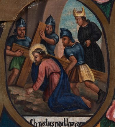 Zdjęcie nr 17: Feretron tworzy dwustronne pole obrazowe w kształcie stojącego prostokąta, zamknięte w ramę dekorowaną motywem palmetowym, ujęte z trzech stron ornamentalnym, płaskorzeźbionym obramieniem utworzonym ze stylizowanej wici roślinnej. Obramieni na górnej ramie flankuje owalny medalion z monogramem maryjnym na awersie i chrystogramem &quot;IHS&quot; na rewersie. Całość przymocowana jest do prostopadłościennego, wydłużonego i profilowanego postumentu przeprutego po bokach otworami na drążki do noszenia. Pomiędzy nimi umiejscowiono niewielki ornament roślinny. W centrum kompozycji, w obrazie z Matką Boską Pocieszenia, ukazano siedzącą frontalnie na brązowo-białych obłokach Madonnę z Dzieciątkiem. Maryja ma lekko pochyloną głowę w lewo, ujętą w trzech czwartych. Lewą ręką podtrzymuje siedzącego na jej kolanach małego Jezusa, w prawej, uniesionej i zgiętej w łokciu trzyma brązowy pasek. Madonna ma owalną twarz okoloną brązowymi włosami, wysokie czoło, wydatny, prosty nos i usta. Jej spojrzenie skierowane jest przed siebie. Ma odsłoniętą głowę z długimi, brązowymi włosami spływającymi na ramiona. Na głowie ma złotą, zamknietą koronę z krzyżykiem. Ubrana jest w suknię i płaszcz narzucony na ramiona i częściowo okrywający połą jej kolana. Głowę Marii otaczają złote promienie. Siedzące na jej kolanach Dzieciątko zostało ukazane frontalnie. Jezus w opuszczonej, lewej ręce trzyma pasek, natomiast wyciągniętą prawą błogosławi. Ma owalną twarz z wysokim czołem, rumiane policzki, wydatny nos i usta. Jego spojrzenie skierowane jest w stronę widza. Na głowie ma krótkie, jasnobrązowe włosy odsłaniające lewe ucho. Ubrany jest w luźną tunikę, spod której widać bosą stopę. Po bokach Matki Boskiej na jasnoochrowo-brązowym tle ukazano w rzędach po pięć uskrzydlonych główek anielskich. Poniżej Madonny z lewej strony obrazu klęczy św. Augustyn, a z prawej św. Monika. Oboje zostali ujęci w trzech czwartych. Augustyn w zakonnej kukuli z pastorałem w prawej ręce trzyma otrzymanym od Marii pasek w wyciągniętej lewej. Jest to starszy mężczyzna o twarzy z jasną karnacją, wydatnym nosie i ustach otoczoną krótkimi włosami z wyciętą tonsurą i podobnym zarostem. Z jego lewej strony przy kolanach leży mitra biskupia i zamknięta księga. Z kolei św. Monika ujęta została klęcząc w profilu w lewo. Ma pociągłą twarz o jasnej karnacji, z drobnym nosem i ustami. Jej głowę okrywa chusta spływająca na obfitą suknię. Na obrazie partie szat wszystkich przedstawionych osób oraz skrzydła anielskich główek i atrybuty św. Augustyna okrywają złocone i srebrzone sukienki wotywne, odsłaniające tylko partie twarzy i dłoni. Także wokół Madonny umieszczono ostro zakończone i profilowane złocone promienie. Na rewersie w polu obrazowym feretronu ukazano Matkę Boską Różańcową w otoczeniu tajemnic różańcowych. W centrum kompozycji na jasnym tle przedstawiono stojącą Madonnę z Dzieciątkiem, która depcze węża. Ujęta frontalnie w kontrapoście Maria obiema rękami podtrzymuje na prawym ramieniu Dzieciątko. Ma owalną twarz o jasnej karnacji, prostym nosie i wąskich ustach, o spojrzeniu skierowanym na widza. Ubrana jest w maforion odsłaniający spodnią suknię. Matka Boska stoi na półksiężycu depcząc węża trzymającego w paszczy jabłko. Trzymane przez nią Dzieciątko ujęto w trzech czwartych w prawo. Prawą ręką zdaje się błogosławić lewą wyciąga w stronę twarzy matki. Jezus ma pucułowatą twarz o jasnej karnacji i rumianych policzkach z drobnym nosem i ustami. Jego głowę otaczają krótkie, brązowe włosy odsłaniające lewe ucho. Mały Jezus ubrany jest w tunikę przepasaną w pasie. Szaty Marii i Dzieciątka przykrywa wotywna, złocona sukienka powtarzająca zapewne układ malowanych draperii. Ponad głową Madonny dwóch aniołów unosi zamkniętą koronę, trzymając w dłoniach lilie. Także ich szaty oraz korona pokryte są złoconymi sukienkami wotywnymi. Wokół Matki Boskiej rozmieszczono owalne medaliony malowane w piętnaście tajemnic Różańca świętego z podpisami każdego przedstawienia. Ich narracja rozpoczyna się nad głową Madonny. Każda ze scen oparta jest o kilkuosobową kompozycję. Idąc w lewo namalowano: Zwiastowanie Marii, Nawiedzenie św. Elżbiety, Boże Narodzenie, Ofiarowanie w świątyni, Znalezienie w świątyni, Modlitwa w Ogrójcu, Biczowanie, Cierniem ukoronowanie, Niesienie krzyża, Ukrzyżowanie, Zmartwychwstanie, Wniebowstąpienie, Zesłanie Ducha Świętego, Wniebowzięcie Marii, Ukoronowanie Marii w niebie. Pomiędzy medalionami namalowano czerwone róże, a wszystkie medaliony obramienia ciemny różaniec, zakończony krzyżykiem widocznym na osi kompozycji. 