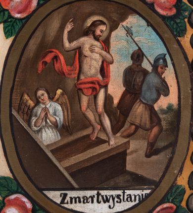 Zdjęcie nr 16: Feretron tworzy dwustronne pole obrazowe w kształcie stojącego prostokąta, zamknięte w ramę dekorowaną motywem palmetowym, ujęte z trzech stron ornamentalnym, płaskorzeźbionym obramieniem utworzonym ze stylizowanej wici roślinnej. Obramieni na górnej ramie flankuje owalny medalion z monogramem maryjnym na awersie i chrystogramem "IHS" na rewersie. Całość przymocowana jest do prostopadłościennego, wydłużonego i profilowanego postumentu przeprutego po bokach otworami na drążki do noszenia. Pomiędzy nimi umiejscowiono niewielki ornament roślinny. W centrum kompozycji, w obrazie z Matką Boską Pocieszenia, ukazano siedzącą frontalnie na brązowo-białych obłokach Madonnę z Dzieciątkiem. Maryja ma lekko pochyloną głowę w lewo, ujętą w trzech czwartych. Lewą ręką podtrzymuje siedzącego na jej kolanach małego Jezusa, w prawej, uniesionej i zgiętej w łokciu trzyma brązowy pasek. Madonna ma owalną twarz okoloną brązowymi włosami, wysokie czoło, wydatny, prosty nos i usta. Jej spojrzenie skierowane jest przed siebie. Ma odsłoniętą głowę z długimi, brązowymi włosami spływającymi na ramiona. Na głowie ma złotą, zamknietą koronę z krzyżykiem. Ubrana jest w suknię i płaszcz narzucony na ramiona i częściowo okrywający połą jej kolana. Głowę Marii otaczają złote promienie. Siedzące na jej kolanach Dzieciątko zostało ukazane frontalnie. Jezus w opuszczonej, lewej ręce trzyma pasek, natomiast wyciągniętą prawą błogosławi. Ma owalną twarz z wysokim czołem, rumiane policzki, wydatny nos i usta. Jego spojrzenie skierowane jest w stronę widza. Na głowie ma krótkie, jasnobrązowe włosy odsłaniające lewe ucho. Ubrany jest w luźną tunikę, spod której widać bosą stopę. Po bokach Matki Boskiej na jasnoochrowo-brązowym tle ukazano w rzędach po pięć uskrzydlonych główek anielskich. Poniżej Madonny z lewej strony obrazu klęczy św. Augustyn, a z prawej św. Monika. Oboje zostali ujęci w trzech czwartych. Augustyn w zakonnej kukuli z pastorałem w prawej ręce trzyma otrzymanym od Marii pasek w wyciągniętej lewej. Jest to starszy mężczyzna o twarzy z jasną karnacją, wydatnym nosie i ustach otoczoną krótkimi włosami z wyciętą tonsurą i podobnym zarostem. Z jego lewej strony przy kolanach leży mitra biskupia i zamknięta księga. Z kolei św. Monika ujęta została klęcząc w profilu w lewo. Ma pociągłą twarz o jasnej karnacji, z drobnym nosem i ustami. Jej głowę okrywa chusta spływająca na obfitą suknię. Na obrazie partie szat wszystkich przedstawionych osób oraz skrzydła anielskich główek i atrybuty św. Augustyna okrywają złocone i srebrzone sukienki wotywne, odsłaniające tylko partie twarzy i dłoni. Także wokół Madonny umieszczono ostro zakończone i profilowane złocone promienie. Na rewersie w polu obrazowym feretronu ukazano Matkę Boską Różańcową w otoczeniu tajemnic różańcowych. W centrum kompozycji na jasnym tle przedstawiono stojącą Madonnę z Dzieciątkiem, która depcze węża. Ujęta frontalnie w kontrapoście Maria obiema rękami podtrzymuje na prawym ramieniu Dzieciątko. Ma owalną twarz o jasnej karnacji, prostym nosie i wąskich ustach, o spojrzeniu skierowanym na widza. Ubrana jest w maforion odsłaniający spodnią suknię. Matka Boska stoi na półksiężycu depcząc węża trzymającego w paszczy jabłko. Trzymane przez nią Dzieciątko ujęto w trzech czwartych w prawo. Prawą ręką zdaje się błogosławić lewą wyciąga w stronę twarzy matki. Jezus ma pucułowatą twarz o jasnej karnacji i rumianych policzkach z drobnym nosem i ustami. Jego głowę otaczają krótkie, brązowe włosy odsłaniające lewe ucho. Mały Jezus ubrany jest w tunikę przepasaną w pasie. Szaty Marii i Dzieciątka przykrywa wotywna, złocona sukienka powtarzająca zapewne układ malowanych draperii. Ponad głową Madonny dwóch aniołów unosi zamkniętą koronę, trzymając w dłoniach lilie. Także ich szaty oraz korona pokryte są złoconymi sukienkami wotywnymi. Wokół Matki Boskiej rozmieszczono owalne medaliony malowane w piętnaście tajemnic Różańca świętego z podpisami każdego przedstawienia. Ich narracja rozpoczyna się nad głową Madonny. Każda ze scen oparta jest o kilkuosobową kompozycję. Idąc w lewo namalowano: Zwiastowanie Marii, Nawiedzenie św. Elżbiety, Boże Narodzenie, Ofiarowanie w świątyni, Znalezienie w świątyni, Modlitwa w Ogrójcu, Biczowanie, Cierniem ukoronowanie, Niesienie krzyża, Ukrzyżowanie, Zmartwychwstanie, Wniebowstąpienie, Zesłanie Ducha Świętego, Wniebowzięcie Marii, Ukoronowanie Marii w niebie. Pomiędzy medalionami namalowano czerwone róże, a wszystkie medaliony obramienia ciemny różaniec, zakończony krzyżykiem widocznym na osi kompozycji. 