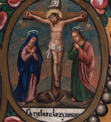 Zdjęcie nr 14: Feretron tworzy dwustronne pole obrazowe w kształcie stojącego prostokąta, zamknięte w ramę dekorowaną motywem palmetowym, ujęte z trzech stron ornamentalnym, płaskorzeźbionym obramieniem utworzonym ze stylizowanej wici roślinnej. Obramieni na górnej ramie flankuje owalny medalion z monogramem maryjnym na awersie i chrystogramem "IHS" na rewersie. Całość przymocowana jest do prostopadłościennego, wydłużonego i profilowanego postumentu przeprutego po bokach otworami na drążki do noszenia. Pomiędzy nimi umiejscowiono niewielki ornament roślinny. W centrum kompozycji, w obrazie z Matką Boską Pocieszenia, ukazano siedzącą frontalnie na brązowo-białych obłokach Madonnę z Dzieciątkiem. Maryja ma lekko pochyloną głowę w lewo, ujętą w trzech czwartych. Lewą ręką podtrzymuje siedzącego na jej kolanach małego Jezusa, w prawej, uniesionej i zgiętej w łokciu trzyma brązowy pasek. Madonna ma owalną twarz okoloną brązowymi włosami, wysokie czoło, wydatny, prosty nos i usta. Jej spojrzenie skierowane jest przed siebie. Ma odsłoniętą głowę z długimi, brązowymi włosami spływającymi na ramiona. Na głowie ma złotą, zamknietą koronę z krzyżykiem. Ubrana jest w suknię i płaszcz narzucony na ramiona i częściowo okrywający połą jej kolana. Głowę Marii otaczają złote promienie. Siedzące na jej kolanach Dzieciątko zostało ukazane frontalnie. Jezus w opuszczonej, lewej ręce trzyma pasek, natomiast wyciągniętą prawą błogosławi. Ma owalną twarz z wysokim czołem, rumiane policzki, wydatny nos i usta. Jego spojrzenie skierowane jest w stronę widza. Na głowie ma krótkie, jasnobrązowe włosy odsłaniające lewe ucho. Ubrany jest w luźną tunikę, spod której widać bosą stopę. Po bokach Matki Boskiej na jasnoochrowo-brązowym tle ukazano w rzędach po pięć uskrzydlonych główek anielskich. Poniżej Madonny z lewej strony obrazu klęczy św. Augustyn, a z prawej św. Monika. Oboje zostali ujęci w trzech czwartych. Augustyn w zakonnej kukuli z pastorałem w prawej ręce trzyma otrzymanym od Marii pasek w wyciągniętej lewej. Jest to starszy mężczyzna o twarzy z jasną karnacją, wydatnym nosie i ustach otoczoną krótkimi włosami z wyciętą tonsurą i podobnym zarostem. Z jego lewej strony przy kolanach leży mitra biskupia i zamknięta księga. Z kolei św. Monika ujęta została klęcząc w profilu w lewo. Ma pociągłą twarz o jasnej karnacji, z drobnym nosem i ustami. Jej głowę okrywa chusta spływająca na obfitą suknię. Na obrazie partie szat wszystkich przedstawionych osób oraz skrzydła anielskich główek i atrybuty św. Augustyna okrywają złocone i srebrzone sukienki wotywne, odsłaniające tylko partie twarzy i dłoni. Także wokół Madonny umieszczono ostro zakończone i profilowane złocone promienie. Na rewersie w polu obrazowym feretronu ukazano Matkę Boską Różańcową w otoczeniu tajemnic różańcowych. W centrum kompozycji na jasnym tle przedstawiono stojącą Madonnę z Dzieciątkiem, która depcze węża. Ujęta frontalnie w kontrapoście Maria obiema rękami podtrzymuje na prawym ramieniu Dzieciątko. Ma owalną twarz o jasnej karnacji, prostym nosie i wąskich ustach, o spojrzeniu skierowanym na widza. Ubrana jest w maforion odsłaniający spodnią suknię. Matka Boska stoi na półksiężycu depcząc węża trzymającego w paszczy jabłko. Trzymane przez nią Dzieciątko ujęto w trzech czwartych w prawo. Prawą ręką zdaje się błogosławić lewą wyciąga w stronę twarzy matki. Jezus ma pucułowatą twarz o jasnej karnacji i rumianych policzkach z drobnym nosem i ustami. Jego głowę otaczają krótkie, brązowe włosy odsłaniające lewe ucho. Mały Jezus ubrany jest w tunikę przepasaną w pasie. Szaty Marii i Dzieciątka przykrywa wotywna, złocona sukienka powtarzająca zapewne układ malowanych draperii. Ponad głową Madonny dwóch aniołów unosi zamkniętą koronę, trzymając w dłoniach lilie. Także ich szaty oraz korona pokryte są złoconymi sukienkami wotywnymi. Wokół Matki Boskiej rozmieszczono owalne medaliony malowane w piętnaście tajemnic Różańca świętego z podpisami każdego przedstawienia. Ich narracja rozpoczyna się nad głową Madonny. Każda ze scen oparta jest o kilkuosobową kompozycję. Idąc w lewo namalowano: Zwiastowanie Marii, Nawiedzenie św. Elżbiety, Boże Narodzenie, Ofiarowanie w świątyni, Znalezienie w świątyni, Modlitwa w Ogrójcu, Biczowanie, Cierniem ukoronowanie, Niesienie krzyża, Ukrzyżowanie, Zmartwychwstanie, Wniebowstąpienie, Zesłanie Ducha Świętego, Wniebowzięcie Marii, Ukoronowanie Marii w niebie. Pomiędzy medalionami namalowano czerwone róże, a wszystkie medaliony obramienia ciemny różaniec, zakończony krzyżykiem widocznym na osi kompozycji. 