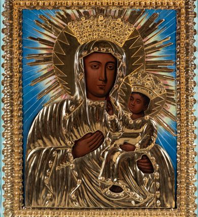 Zdjęcie nr 4: Feretron tworzy dwustronne pole obrazowe w kształcie stojącego prostokąta, zamknięte w ramę dekorowaną motywem palmetowym, ujęte z trzech stron fazowanymi listwami. Górną listwę udekorowano ażurowym, złoconym ornamentem utworzonym ze stylizowanej wici roślinnej flankującej owalny medalion z chrystogramem &quot;IHS&quot; na awersie i monogramem maryjnym na rewersie, zwieńczonym krzyżem. Całość przymocowana jest do prostopadłościennego, wydłużonego i profilowanego postumentu przeprutego po bokach otworami na drążki do noszenia. Dolną krawędź postumentu dekoruje płaskorzeźbiony ornament z motywem liścia palmetowego. Na awersie umieszczono obraz w kształcie stojącego prostokąta z przedstawieniem Najświętszego Serca Pana Jezusa. Zbawiciel został ukazany frontalnie w dwóch trzecich postaci. Jezus by móc ukazać swoje Boskie Serce rozsuwa na piersi obiema przebitymi rękami tunikę. Płonące serce ściśnięte korona cierniową otaczają złociste promienie. Z rany oraz u góry serca widać wydobywające się płomienie. Twarz Chrystusa o jasnej karnacji i rumianych policzkach jest pociągła. Otaczają je długie brązowe włosy spływające puklami na ramiona oraz brązowa, krótka broda. Charakteryzuje się ona wysokim czołem, długim, wąskim nosem i wydatnymi ustami. Chrystus szeroko otwartymi niebieskimi oczami wpatruje się w widza. Jego głowę otaczają złociste promienie. Ubrany jest w luźną, tunikę przewiązaną w pasie szarfą i narzucony na ramiona płaszcz, którego prawa poła przerzucona jest przez prawe przedramię. Zbawiciel został ukazany na jasnobrązowym tle. Partie szat przykrywa drewniana, złocona sukienka zdobiona w wypukłe kwiatuszki. Podobnie i namalowane promienie przykryto złoconymi, profilowanymi promieniami ostro zakończonymi w jaskółczy ogon. Na rewersie pola obrazowego feretronu umieszczono wizerunek Matki Boskiej Częstochowskiej. Madonna została ukazana frontalnie w półpostaci. Prawą ręką wskazuje na trzymane na lewym ramieniu Dzieciątko Jezus. Jej podłużną twarz o ciemnej karnacji charakteryzuje wydatny, prosty nos, migdałowe oczy, mięsiste usta oraz dwa równoległe cięcia widoczne na prawym policzku. Na głowie ma maforion lamowany taśmą z klejnotami, odsłaniający fragment sukni na piersi oraz prawy jej rękaw. Maria ma na głowie wysoką koronę o obłych sterczynach dekorowaną imitacją pereł oraz kamieni szlachetnych. Dzieciątko zostało ujęte w trzech czwartych z głową zwróconą w lewą stronę. Prawą rękę wznosi w geście błogosławieństwa, w lewej natomiast trzyma gruby kodeks Ewangelii. Mały Jezus ma owalną twarz o ciemnej karnacji. Widoczny jest wydatny nos i usta oraz szeroko otwarte oczy. Ma na sobie tunikę lamowaną taśmą z klejnotami. Głowę Chrystusa wieńczy wysoka korona, kształtem i dekoracją zbliżona do korony Madonny. Głowy postaci otaczają zębate nimby wpisane w okręgi, poszerzone o czerwonożółty otok ze złotymi promieniami widocznymi na jasnoniebieskim tle obrazu. Obie postacie przykrywają złocone sukienki wotywne odsłaniające jedynie partie twarzy, dłoni i stóp oraz korony i nimby z ostro zakończonymi promieniami.