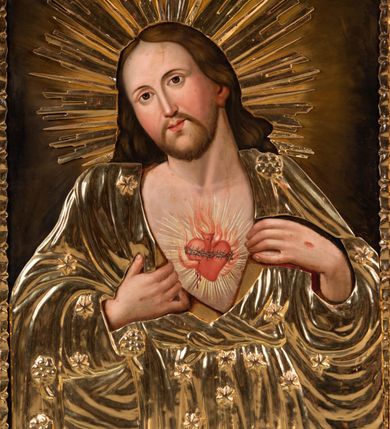 Zdjęcie nr 2: Feretron tworzy dwustronne pole obrazowe w kształcie stojącego prostokąta, zamknięte w ramę dekorowaną motywem palmetowym, ujęte z trzech stron fazowanymi listwami. Górną listwę udekorowano ażurowym, złoconym ornamentem utworzonym ze stylizowanej wici roślinnej flankującej owalny medalion z chrystogramem &quot;IHS&quot; na awersie i monogramem maryjnym na rewersie, zwieńczonym krzyżem. Całość przymocowana jest do prostopadłościennego, wydłużonego i profilowanego postumentu przeprutego po bokach otworami na drążki do noszenia. Dolną krawędź postumentu dekoruje płaskorzeźbiony ornament z motywem liścia palmetowego. Na awersie umieszczono obraz w kształcie stojącego prostokąta z przedstawieniem Najświętszego Serca Pana Jezusa. Zbawiciel został ukazany frontalnie w dwóch trzecich postaci. Jezus by móc ukazać swoje Boskie Serce rozsuwa na piersi obiema przebitymi rękami tunikę. Płonące serce ściśnięte korona cierniową otaczają złociste promienie. Z rany oraz u góry serca widać wydobywające się płomienie. Twarz Chrystusa o jasnej karnacji i rumianych policzkach jest pociągła. Otaczają je długie brązowe włosy spływające puklami na ramiona oraz brązowa, krótka broda. Charakteryzuje się ona wysokim czołem, długim, wąskim nosem i wydatnymi ustami. Chrystus szeroko otwartymi niebieskimi oczami wpatruje się w widza. Jego głowę otaczają złociste promienie. Ubrany jest w luźną, tunikę przewiązaną w pasie szarfą i narzucony na ramiona płaszcz, którego prawa poła przerzucona jest przez prawe przedramię. Zbawiciel został ukazany na jasnobrązowym tle. Partie szat przykrywa drewniana, złocona sukienka zdobiona w wypukłe kwiatuszki. Podobnie i namalowane promienie przykryto złoconymi, profilowanymi promieniami ostro zakończonymi w jaskółczy ogon. Na rewersie pola obrazowego feretronu umieszczono wizerunek Matki Boskiej Częstochowskiej. Madonna została ukazana frontalnie w półpostaci. Prawą ręką wskazuje na trzymane na lewym ramieniu Dzieciątko Jezus. Jej podłużną twarz o ciemnej karnacji charakteryzuje wydatny, prosty nos, migdałowe oczy, mięsiste usta oraz dwa równoległe cięcia widoczne na prawym policzku. Na głowie ma maforion lamowany taśmą z klejnotami, odsłaniający fragment sukni na piersi oraz prawy jej rękaw. Maria ma na głowie wysoką koronę o obłych sterczynach dekorowaną imitacją pereł oraz kamieni szlachetnych. Dzieciątko zostało ujęte w trzech czwartych z głową zwróconą w lewą stronę. Prawą rękę wznosi w geście błogosławieństwa, w lewej natomiast trzyma gruby kodeks Ewangelii. Mały Jezus ma owalną twarz o ciemnej karnacji. Widoczny jest wydatny nos i usta oraz szeroko otwarte oczy. Ma na sobie tunikę lamowaną taśmą z klejnotami. Głowę Chrystusa wieńczy wysoka korona, kształtem i dekoracją zbliżona do korony Madonny. Głowy postaci otaczają zębate nimby wpisane w okręgi, poszerzone o czerwonożółty otok ze złotymi promieniami widocznymi na jasnoniebieskim tle obrazu. Obie postacie przykrywają złocone sukienki wotywne odsłaniające jedynie partie twarzy, dłoni i stóp oraz korony i nimby z ostro zakończonymi promieniami.