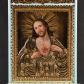 Zdjęcie nr 1: Feretron tworzy dwustronne pole obrazowe w kształcie stojącego prostokąta, zamknięte w ramę dekorowaną motywem palmetowym, ujęte z trzech stron fazowanymi listwami. Górną listwę udekorowano ażurowym, złoconym ornamentem utworzonym ze stylizowanej wici roślinnej flankującej owalny medalion z chrystogramem "IHS" na awersie i monogramem maryjnym na rewersie, zwieńczonym krzyżem. Całość przymocowana jest do prostopadłościennego, wydłużonego i profilowanego postumentu przeprutego po bokach otworami na drążki do noszenia. Dolną krawędź postumentu dekoruje płaskorzeźbiony ornament z motywem liścia palmetowego. Na awersie umieszczono obraz w kształcie stojącego prostokąta z przedstawieniem Najświętszego Serca Pana Jezusa. Zbawiciel został ukazany frontalnie w dwóch trzecich postaci. Jezus by móc ukazać swoje Boskie Serce rozsuwa na piersi obiema przebitymi rękami tunikę. Płonące serce ściśnięte korona cierniową otaczają złociste promienie. Z rany oraz u góry serca widać wydobywające się płomienie. Twarz Chrystusa o jasnej karnacji i rumianych policzkach jest pociągła. Otaczają je długie brązowe włosy spływające puklami na ramiona oraz brązowa, krótka broda. Charakteryzuje się ona wysokim czołem, długim, wąskim nosem i wydatnymi ustami. Chrystus szeroko otwartymi niebieskimi oczami wpatruje się w widza. Jego głowę otaczają złociste promienie. Ubrany jest w luźną, tunikę przewiązaną w pasie szarfą i narzucony na ramiona płaszcz, którego prawa poła przerzucona jest przez prawe przedramię. Zbawiciel został ukazany na jasnobrązowym tle. Partie szat przykrywa drewniana, złocona sukienka zdobiona w wypukłe kwiatuszki. Podobnie i namalowane promienie przykryto złoconymi, profilowanymi promieniami ostro zakończonymi w jaskółczy ogon. Na rewersie pola obrazowego feretronu umieszczono wizerunek Matki Boskiej Częstochowskiej. Madonna została ukazana frontalnie w półpostaci. Prawą ręką wskazuje na trzymane na lewym ramieniu Dzieciątko Jezus. Jej podłużną twarz o ciemnej karnacji charakteryzuje wydatny, prosty nos, migdałowe oczy, mięsiste usta oraz dwa równoległe cięcia widoczne na prawym policzku. Na głowie ma maforion lamowany taśmą z klejnotami, odsłaniający fragment sukni na piersi oraz prawy jej rękaw. Maria ma na głowie wysoką koronę o obłych sterczynach dekorowaną imitacją pereł oraz kamieni szlachetnych. Dzieciątko zostało ujęte w trzech czwartych z głową zwróconą w lewą stronę. Prawą rękę wznosi w geście błogosławieństwa, w lewej natomiast trzyma gruby kodeks Ewangelii. Mały Jezus ma owalną twarz o ciemnej karnacji. Widoczny jest wydatny nos i usta oraz szeroko otwarte oczy. Ma na sobie tunikę lamowaną taśmą z klejnotami. Głowę Chrystusa wieńczy wysoka korona, kształtem i dekoracją zbliżona do korony Madonny. Głowy postaci otaczają zębate nimby wpisane w okręgi, poszerzone o czerwonożółty otok ze złotymi promieniami widocznymi na jasnoniebieskim tle obrazu. Obie postacie przykrywają złocone sukienki wotywne odsłaniające jedynie partie twarzy, dłoni i stóp oraz korony i nimby z ostro zakończonymi promieniami.