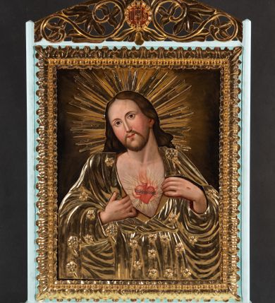 Zdjęcie nr 1: Feretron tworzy dwustronne pole obrazowe w kształcie stojącego prostokąta, zamknięte w ramę dekorowaną motywem palmetowym, ujęte z trzech stron fazowanymi listwami. Górną listwę udekorowano ażurowym, złoconym ornamentem utworzonym ze stylizowanej wici roślinnej flankującej owalny medalion z chrystogramem "IHS" na awersie i monogramem maryjnym na rewersie, zwieńczonym krzyżem. Całość przymocowana jest do prostopadłościennego, wydłużonego i profilowanego postumentu przeprutego po bokach otworami na drążki do noszenia. Dolną krawędź postumentu dekoruje płaskorzeźbiony ornament z motywem liścia palmetowego. Na awersie umieszczono obraz w kształcie stojącego prostokąta z przedstawieniem Najświętszego Serca Pana Jezusa. Zbawiciel został ukazany frontalnie w dwóch trzecich postaci. Jezus by móc ukazać swoje Boskie Serce rozsuwa na piersi obiema przebitymi rękami tunikę. Płonące serce ściśnięte korona cierniową otaczają złociste promienie. Z rany oraz u góry serca widać wydobywające się płomienie. Twarz Chrystusa o jasnej karnacji i rumianych policzkach jest pociągła. Otaczają je długie brązowe włosy spływające puklami na ramiona oraz brązowa, krótka broda. Charakteryzuje się ona wysokim czołem, długim, wąskim nosem i wydatnymi ustami. Chrystus szeroko otwartymi niebieskimi oczami wpatruje się w widza. Jego głowę otaczają złociste promienie. Ubrany jest w luźną, tunikę przewiązaną w pasie szarfą i narzucony na ramiona płaszcz, którego prawa poła przerzucona jest przez prawe przedramię. Zbawiciel został ukazany na jasnobrązowym tle. Partie szat przykrywa drewniana, złocona sukienka zdobiona w wypukłe kwiatuszki. Podobnie i namalowane promienie przykryto złoconymi, profilowanymi promieniami ostro zakończonymi w jaskółczy ogon. Na rewersie pola obrazowego feretronu umieszczono wizerunek Matki Boskiej Częstochowskiej. Madonna została ukazana frontalnie w półpostaci. Prawą ręką wskazuje na trzymane na lewym ramieniu Dzieciątko Jezus. Jej podłużną twarz o ciemnej karnacji charakteryzuje wydatny, prosty nos, migdałowe oczy, mięsiste usta oraz dwa równoległe cięcia widoczne na prawym policzku. Na głowie ma maforion lamowany taśmą z klejnotami, odsłaniający fragment sukni na piersi oraz prawy jej rękaw. Maria ma na głowie wysoką koronę o obłych sterczynach dekorowaną imitacją pereł oraz kamieni szlachetnych. Dzieciątko zostało ujęte w trzech czwartych z głową zwróconą w lewą stronę. Prawą rękę wznosi w geście błogosławieństwa, w lewej natomiast trzyma gruby kodeks Ewangelii. Mały Jezus ma owalną twarz o ciemnej karnacji. Widoczny jest wydatny nos i usta oraz szeroko otwarte oczy. Ma na sobie tunikę lamowaną taśmą z klejnotami. Głowę Chrystusa wieńczy wysoka korona, kształtem i dekoracją zbliżona do korony Madonny. Głowy postaci otaczają zębate nimby wpisane w okręgi, poszerzone o czerwonożółty otok ze złotymi promieniami widocznymi na jasnoniebieskim tle obrazu. Obie postacie przykrywają złocone sukienki wotywne odsłaniające jedynie partie twarzy, dłoni i stóp oraz korony i nimby z ostro zakończonymi promieniami.