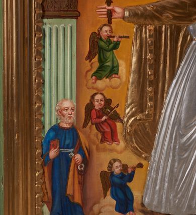 Zdjęcie nr 8: Feretron tworzy dwustronne pole obrazowe w kształcie stojącego prostokąta, zamknięte w profilowaną ramę, ujęte z trzech stron ornamentalnym, płaskorzeźbionym obramieniem utowrzonym z winnej latorośli. Obramieni na górnej ramie flankuje owalny medalion z monogramem maryjnym na awersie i chrystogramem "IHS" na rewersie. Całość przymocowana jest do prostopadłościennego, wydłużonego i profilowanego postumentu przeprutego po bokach otworami na drążki do noszenia. Pomiędzy nimi umiejscowiono niewielki ornament roślinny. Na awersie umieszczono obraz w kształcie stojącego prostokąta z wyobrażeniem Marii jako Królowej Nieba. W centrum kompozycji przedstawiono frontalnie stojącą na brązowobiałych obłokach Matkę Boską z rozłożonymi rękami. Madonna w prawej ręce trzyma berło, a w lewej wielokwietną gałązkę. Matka Boża lekko pochylając głowę w lewo ma owalną twarz o rumianych policzkach, wydatny nos i pełne usta. Jej głowę otaczają długie, ciemne włosy spływające na ramiona. Na głowie ortoczonej fantazyjnym nimbem ma złotą, zamkniętą koronę. Ubrana jest w długą suknię przewiązaną w talii oraz równomiernie opadający na jej ramiona spięty pod szyją płaszcz. Elementy stroju Marii przykrywa srebrzona i złocona sukieka wotywna. Po obu jej stronach ukazano jedną nad drugą rodzielone postzacią Madonny trzy pary muzykujących aniołków. Górna para w zielonych tunikach gra na flecie i trąbce. Środkowa w czerwono-różowych szatach gra na skrzypcach i kontrabasie, a ostania w niebiesakich tunikach na trąbkach. Dolną cześć kompozycji flankują kanelowane pilastry z korynckimi kapitelami. Na ich tle na postumentach z prawej strony przedstawiono w całej postaci stojacego św. Piotra w niebieskiej tunice i ochrowym płaszczu z kluczami w ręce, a z lewej św. Pawła Apostoła w zielonej tunice i czerwonym płaszczu z mieczem w lewej ręce. Na postumentach widnieją podpisy: "Ś[więty] Piotr" i "Ś[więty] Paweł". Na głowicach pilastrów z prawej strony wyobrażono w różowej tunice św. Michała Archanioła z wagą w rece, a z prawej Archanioła Gabriela w czerwono-niebiskich szatach z krzyżem i lilią w dłoniach. Ponad Marią przedatwiono na jasnoochrowym tle Trójcę Świętą siedzącą na obłokach. Z prawej strony ukazano frontalnie ujętego Boga Ojca wyobrażonego jako siwobrodego starca o bujnych siwych włosach. W prawej ręce trzyma złote berło, lewą zaś wyciąga przed siebie. Bóg Ojciec lewą nogę ugiętą w kolanie wspiera o obłoki. Jego twarz charakteryzuje jasna karnacja, szeroko otwarte oczy, wydatny nos i usta. Wokół głowy widać trójkąt. Ubrany jest w bladoniebieską tunikę i zielony płaszcz lamowany perełkami. Naprzeciw Boga Ojca z lewej strony siedzi Chrystus, który ma nieznacznie skrzyżowane nogi. Zbawiciel trzymający oburącz na wysokości ramienia drewniany krzyż, został przedstawiony w trzech czwartych w prawo. Jest to dojrzały mężczyzna o pociągłej twarzy okolonej brązowymi, długimi włosami spływającymi na ramiona oraz brodą. Ma jasną karnację, prosty nos i wydatne usta. Nagi tors okrywa czerwony płaszcz odsłaniający stopy. Na dłoniach i stopach widoczne są rany po gwoździach. Głowę Jezusa okala fantazyjny nimb. Powyżej obu postaci unosi się widziana z profilu gołębica Ducha Świętego w promienistym otoku. Na rewersie umieszczono czworoboczny obraz w kształcie stojacego prostokąta z przedsatwieniem Marii jako Królowej Aniołów. W centrum kompozycji na tle obłoków w otoczeniu aniołów ukazano stojącą frontalnie Marię trzymającą obiema rękami na lewym przedramieniu Małego Jezusa. Maria ma lekko pochyloną głowę w prawo z owalną twarzą, jasną karnacją oraz drobnym nosem i ustami. Ubrana jest w maforion i suknię, które w całości pokrywa srebrzona sukienka wotywna. Dzieciątko ma rozłożone obie rączki. Ma owalną twarz o jasnej karnacji drobny nos i usta. Ubrane jest w tunikę przykrytą srebrzoną sukienka wotywną odsłaniającą częściowo skrzyżowane nogi. Wokół Madonny ukazano siedem igrajacych na tle obłoków aniołów w róznokolorowych tunikach trzymający girlandę z różnokolorowych róż.     