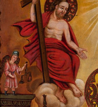 Zdjęcie nr 12: Feretron tworzy dwustronne pole obrazowe w kształcie stojącego prostokąta, zamknięte w profilowaną ramę, ujęte z trzech stron ornamentalnym, płaskorzeźbionym obramieniem utowrzonym z winnej latorośli. Obramieni na górnej ramie flankuje owalny medalion z monogramem maryjnym na awersie i chrystogramem "IHS" na rewersie. Całość przymocowana jest do prostopadłościennego, wydłużonego i profilowanego postumentu przeprutego po bokach otworami na drążki do noszenia. Pomiędzy nimi umiejscowiono niewielki ornament roślinny. Na awersie umieszczono obraz w kształcie stojącego prostokąta z wyobrażeniem Marii jako Królowej Nieba. W centrum kompozycji przedstawiono frontalnie stojącą na brązowobiałych obłokach Matkę Boską z rozłożonymi rękami. Madonna w prawej ręce trzyma berło, a w lewej wielokwietną gałązkę. Matka Boża lekko pochylając głowę w lewo ma owalną twarz o rumianych policzkach, wydatny nos i pełne usta. Jej głowę otaczają długie, ciemne włosy spływające na ramiona. Na głowie ortoczonej fantazyjnym nimbem ma złotą, zamkniętą koronę. Ubrana jest w długą suknię przewiązaną w talii oraz równomiernie opadający na jej ramiona spięty pod szyją płaszcz. Elementy stroju Marii przykrywa srebrzona i złocona sukieka wotywna. Po obu jej stronach ukazano jedną nad drugą rodzielone postzacią Madonny trzy pary muzykujących aniołków. Górna para w zielonych tunikach gra na flecie i trąbce. Środkowa w czerwono-różowych szatach gra na skrzypcach i kontrabasie, a ostania w niebiesakich tunikach na trąbkach. Dolną cześć kompozycji flankują kanelowane pilastry z korynckimi kapitelami. Na ich tle na postumentach z prawej strony przedstawiono w całej postaci stojacego św. Piotra w niebieskiej tunice i ochrowym płaszczu z kluczami w ręce, a z lewej św. Pawła Apostoła w zielonej tunice i czerwonym płaszczu z mieczem w lewej ręce. Na postumentach widnieją podpisy: "Ś[więty] Piotr" i "Ś[więty] Paweł". Na głowicach pilastrów z prawej strony wyobrażono w różowej tunice św. Michała Archanioła z wagą w rece, a z prawej Archanioła Gabriela w czerwono-niebiskich szatach z krzyżem i lilią w dłoniach. Ponad Marią przedatwiono na jasnoochrowym tle Trójcę Świętą siedzącą na obłokach. Z prawej strony ukazano frontalnie ujętego Boga Ojca wyobrażonego jako siwobrodego starca o bujnych siwych włosach. W prawej ręce trzyma złote berło, lewą zaś wyciąga przed siebie. Bóg Ojciec lewą nogę ugiętą w kolanie wspiera o obłoki. Jego twarz charakteryzuje jasna karnacja, szeroko otwarte oczy, wydatny nos i usta. Wokół głowy widać trójkąt. Ubrany jest w bladoniebieską tunikę i zielony płaszcz lamowany perełkami. Naprzeciw Boga Ojca z lewej strony siedzi Chrystus, który ma nieznacznie skrzyżowane nogi. Zbawiciel trzymający oburącz na wysokości ramienia drewniany krzyż, został przedstawiony w trzech czwartych w prawo. Jest to dojrzały mężczyzna o pociągłej twarzy okolonej brązowymi, długimi włosami spływającymi na ramiona oraz brodą. Ma jasną karnację, prosty nos i wydatne usta. Nagi tors okrywa czerwony płaszcz odsłaniający stopy. Na dłoniach i stopach widoczne są rany po gwoździach. Głowę Jezusa okala fantazyjny nimb. Powyżej obu postaci unosi się widziana z profilu gołębica Ducha Świętego w promienistym otoku. Na rewersie umieszczono czworoboczny obraz w kształcie stojacego prostokąta z przedsatwieniem Marii jako Królowej Aniołów. W centrum kompozycji na tle obłoków w otoczeniu aniołów ukazano stojącą frontalnie Marię trzymającą obiema rękami na lewym przedramieniu Małego Jezusa. Maria ma lekko pochyloną głowę w prawo z owalną twarzą, jasną karnacją oraz drobnym nosem i ustami. Ubrana jest w maforion i suknię, które w całości pokrywa srebrzona sukienka wotywna. Dzieciątko ma rozłożone obie rączki. Ma owalną twarz o jasnej karnacji drobny nos i usta. Ubrane jest w tunikę przykrytą srebrzoną sukienka wotywną odsłaniającą częściowo skrzyżowane nogi. Wokół Madonny ukazano siedem igrajacych na tle obłoków aniołów w róznokolorowych tunikach trzymający girlandę z różnokolorowych róż.     