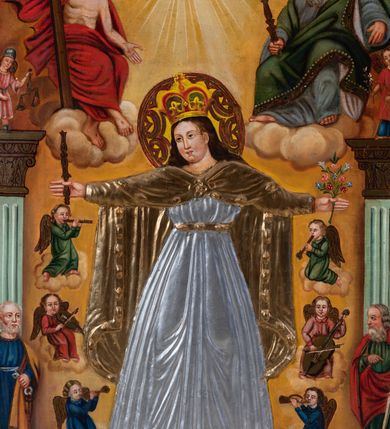 Zdjęcie nr 7: Feretron tworzy dwustronne pole obrazowe w kształcie stojącego prostokąta, zamknięte w profilowaną ramę, ujęte z trzech stron ornamentalnym, płaskorzeźbionym obramieniem utowrzonym z winnej latorośli. Obramieni na górnej ramie flankuje owalny medalion z monogramem maryjnym na awersie i chrystogramem &quot;IHS&quot; na rewersie. Całość przymocowana jest do prostopadłościennego, wydłużonego i profilowanego postumentu przeprutego po bokach otworami na drążki do noszenia. Pomiędzy nimi umiejscowiono niewielki ornament roślinny. Na awersie umieszczono obraz w kształcie stojącego prostokąta z wyobrażeniem Marii jako Królowej Nieba. W centrum kompozycji przedstawiono frontalnie stojącą na brązowobiałych obłokach Matkę Boską z rozłożonymi rękami. Madonna w prawej ręce trzyma berło, a w lewej wielokwietną gałązkę. Matka Boża lekko pochylając głowę w lewo ma owalną twarz o rumianych policzkach, wydatny nos i pełne usta. Jej głowę otaczają długie, ciemne włosy spływające na ramiona. Na głowie ortoczonej fantazyjnym nimbem ma złotą, zamkniętą koronę. Ubrana jest w długą suknię przewiązaną w talii oraz równomiernie opadający na jej ramiona spięty pod szyją płaszcz. Elementy stroju Marii przykrywa srebrzona i złocona sukieka wotywna. Po obu jej stronach ukazano jedną nad drugą rodzielone postzacią Madonny trzy pary muzykujących aniołków. Górna para w zielonych tunikach gra na flecie i trąbce. Środkowa w czerwono-różowych szatach gra na skrzypcach i kontrabasie, a ostania w niebiesakich tunikach na trąbkach. Dolną cześć kompozycji flankują kanelowane pilastry z korynckimi kapitelami. Na ich tle na postumentach z prawej strony przedstawiono w całej postaci stojacego św. Piotra w niebieskiej tunice i ochrowym płaszczu z kluczami w ręce, a z lewej św. Pawła Apostoła w zielonej tunice i czerwonym płaszczu z mieczem w lewej ręce. Na postumentach widnieją podpisy: &quot;Ś[więty] Piotr&quot; i &quot;Ś[więty] Paweł&quot;. Na głowicach pilastrów z prawej strony wyobrażono w różowej tunice św. Michała Archanioła z wagą w rece, a z prawej Archanioła Gabriela w czerwono-niebiskich szatach z krzyżem i lilią w dłoniach. Ponad Marią przedatwiono na jasnoochrowym tle Trójcę Świętą siedzącą na obłokach. Z prawej strony ukazano frontalnie ujętego Boga Ojca wyobrażonego jako siwobrodego starca o bujnych siwych włosach. W prawej ręce trzyma złote berło, lewą zaś wyciąga przed siebie. Bóg Ojciec lewą nogę ugiętą w kolanie wspiera o obłoki. Jego twarz charakteryzuje jasna karnacja, szeroko otwarte oczy, wydatny nos i usta. Wokół głowy widać trójkąt. Ubrany jest w bladoniebieską tunikę i zielony płaszcz lamowany perełkami. Naprzeciw Boga Ojca z lewej strony siedzi Chrystus, który ma nieznacznie skrzyżowane nogi. Zbawiciel trzymający oburącz na wysokości ramienia drewniany krzyż, został przedstawiony w trzech czwartych w prawo. Jest to dojrzały mężczyzna o pociągłej twarzy okolonej brązowymi, długimi włosami spływającymi na ramiona oraz brodą. Ma jasną karnację, prosty nos i wydatne usta. Nagi tors okrywa czerwony płaszcz odsłaniający stopy. Na dłoniach i stopach widoczne są rany po gwoździach. Głowę Jezusa okala fantazyjny nimb. Powyżej obu postaci unosi się widziana z profilu gołębica Ducha Świętego w promienistym otoku. Na rewersie umieszczono czworoboczny obraz w kształcie stojacego prostokąta z przedsatwieniem Marii jako Królowej Aniołów. W centrum kompozycji na tle obłoków w otoczeniu aniołów ukazano stojącą frontalnie Marię trzymającą obiema rękami na lewym przedramieniu Małego Jezusa. Maria ma lekko pochyloną głowę w prawo z owalną twarzą, jasną karnacją oraz drobnym nosem i ustami. Ubrana jest w maforion i suknię, które w całości pokrywa srebrzona sukienka wotywna. Dzieciątko ma rozłożone obie rączki. Ma owalną twarz o jasnej karnacji drobny nos i usta. Ubrane jest w tunikę przykrytą srebrzoną sukienka wotywną odsłaniającą częściowo skrzyżowane nogi. Wokół Madonny ukazano siedem igrajacych na tle obłoków aniołów w róznokolorowych tunikach trzymający girlandę z różnokolorowych róż.     