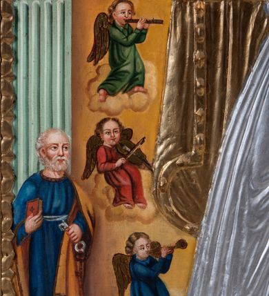 Zdjęcie nr 9: Feretron tworzy dwustronne pole obrazowe w kształcie stojącego prostokąta, zamknięte w profilowaną ramę, ujęte z trzech stron ornamentalnym, płaskorzeźbionym obramieniem utowrzonym z winnej latorośli. Obramieni na górnej ramie flankuje owalny medalion z monogramem maryjnym na awersie i chrystogramem &quot;IHS&quot; na rewersie. Całość przymocowana jest do prostopadłościennego, wydłużonego i profilowanego postumentu przeprutego po bokach otworami na drążki do noszenia. Pomiędzy nimi umiejscowiono niewielki ornament roślinny. Na awersie umieszczono obraz w kształcie stojącego prostokąta z wyobrażeniem Marii jako Królowej Nieba. W centrum kompozycji przedstawiono frontalnie stojącą na brązowobiałych obłokach Matkę Boską z rozłożonymi rękami. Madonna w prawej ręce trzyma berło, a w lewej wielokwietną gałązkę. Matka Boża lekko pochylając głowę w lewo ma owalną twarz o rumianych policzkach, wydatny nos i pełne usta. Jej głowę otaczają długie, ciemne włosy spływające na ramiona. Na głowie ortoczonej fantazyjnym nimbem ma złotą, zamkniętą koronę. Ubrana jest w długą suknię przewiązaną w talii oraz równomiernie opadający na jej ramiona spięty pod szyją płaszcz. Elementy stroju Marii przykrywa srebrzona i złocona sukieka wotywna. Po obu jej stronach ukazano jedną nad drugą rodzielone postzacią Madonny trzy pary muzykujących aniołków. Górna para w zielonych tunikach gra na flecie i trąbce. Środkowa w czerwono-różowych szatach gra na skrzypcach i kontrabasie, a ostania w niebiesakich tunikach na trąbkach. Dolną cześć kompozycji flankują kanelowane pilastry z korynckimi kapitelami. Na ich tle na postumentach z prawej strony przedstawiono w całej postaci stojacego św. Piotra w niebieskiej tunice i ochrowym płaszczu z kluczami w ręce, a z lewej św. Pawła Apostoła w zielonej tunice i czerwonym płaszczu z mieczem w lewej ręce. Na postumentach widnieją podpisy: &quot;Ś[więty] Piotr&quot; i &quot;Ś[więty] Paweł&quot;. Na głowicach pilastrów z prawej strony wyobrażono w różowej tunice św. Michała Archanioła z wagą w rece, a z prawej Archanioła Gabriela w czerwono-niebiskich szatach z krzyżem i lilią w dłoniach. Ponad Marią przedatwiono na jasnoochrowym tle Trójcę Świętą siedzącą na obłokach. Z prawej strony ukazano frontalnie ujętego Boga Ojca wyobrażonego jako siwobrodego starca o bujnych siwych włosach. W prawej ręce trzyma złote berło, lewą zaś wyciąga przed siebie. Bóg Ojciec lewą nogę ugiętą w kolanie wspiera o obłoki. Jego twarz charakteryzuje jasna karnacja, szeroko otwarte oczy, wydatny nos i usta. Wokół głowy widać trójkąt. Ubrany jest w bladoniebieską tunikę i zielony płaszcz lamowany perełkami. Naprzeciw Boga Ojca z lewej strony siedzi Chrystus, który ma nieznacznie skrzyżowane nogi. Zbawiciel trzymający oburącz na wysokości ramienia drewniany krzyż, został przedstawiony w trzech czwartych w prawo. Jest to dojrzały mężczyzna o pociągłej twarzy okolonej brązowymi, długimi włosami spływającymi na ramiona oraz brodą. Ma jasną karnację, prosty nos i wydatne usta. Nagi tors okrywa czerwony płaszcz odsłaniający stopy. Na dłoniach i stopach widoczne są rany po gwoździach. Głowę Jezusa okala fantazyjny nimb. Powyżej obu postaci unosi się widziana z profilu gołębica Ducha Świętego w promienistym otoku. Na rewersie umieszczono czworoboczny obraz w kształcie stojacego prostokąta z przedsatwieniem Marii jako Królowej Aniołów. W centrum kompozycji na tle obłoków w otoczeniu aniołów ukazano stojącą frontalnie Marię trzymającą obiema rękami na lewym przedramieniu Małego Jezusa. Maria ma lekko pochyloną głowę w prawo z owalną twarzą, jasną karnacją oraz drobnym nosem i ustami. Ubrana jest w maforion i suknię, które w całości pokrywa srebrzona sukienka wotywna. Dzieciątko ma rozłożone obie rączki. Ma owalną twarz o jasnej karnacji drobny nos i usta. Ubrane jest w tunikę przykrytą srebrzoną sukienka wotywną odsłaniającą częściowo skrzyżowane nogi. Wokół Madonny ukazano siedem igrajacych na tle obłoków aniołów w róznokolorowych tunikach trzymający girlandę z różnokolorowych róż.     