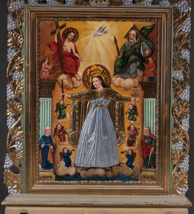 Zdjęcie nr 1: Feretron tworzy dwustronne pole obrazowe w kształcie stojącego prostokąta, zamknięte w profilowaną ramę, ujęte z trzech stron ornamentalnym, płaskorzeźbionym obramieniem utowrzonym z winnej latorośli. Obramieni na górnej ramie flankuje owalny medalion z monogramem maryjnym na awersie i chrystogramem "IHS" na rewersie. Całość przymocowana jest do prostopadłościennego, wydłużonego i profilowanego postumentu przeprutego po bokach otworami na drążki do noszenia. Pomiędzy nimi umiejscowiono niewielki ornament roślinny. Na awersie umieszczono obraz w kształcie stojącego prostokąta z wyobrażeniem Marii jako Królowej Nieba. W centrum kompozycji przedstawiono frontalnie stojącą na brązowobiałych obłokach Matkę Boską z rozłożonymi rękami. Madonna w prawej ręce trzyma berło, a w lewej wielokwietną gałązkę. Matka Boża lekko pochylając głowę w lewo ma owalną twarz o rumianych policzkach, wydatny nos i pełne usta. Jej głowę otaczają długie, ciemne włosy spływające na ramiona. Na głowie ortoczonej fantazyjnym nimbem ma złotą, zamkniętą koronę. Ubrana jest w długą suknię przewiązaną w talii oraz równomiernie opadający na jej ramiona spięty pod szyją płaszcz. Elementy stroju Marii przykrywa srebrzona i złocona sukieka wotywna. Po obu jej stronach ukazano jedną nad drugą rodzielone postzacią Madonny trzy pary muzykujących aniołków. Górna para w zielonych tunikach gra na flecie i trąbce. Środkowa w czerwono-różowych szatach gra na skrzypcach i kontrabasie, a ostania w niebiesakich tunikach na trąbkach. Dolną cześć kompozycji flankują kanelowane pilastry z korynckimi kapitelami. Na ich tle na postumentach z prawej strony przedstawiono w całej postaci stojacego św. Piotra w niebieskiej tunice i ochrowym płaszczu z kluczami w ręce, a z lewej św. Pawła Apostoła w zielonej tunice i czerwonym płaszczu z mieczem w lewej ręce. Na postumentach widnieją podpisy: "Ś[więty] Piotr" i "Ś[więty] Paweł". Na głowicach pilastrów z prawej strony wyobrażono w różowej tunice św. Michała Archanioła z wagą w rece, a z prawej Archanioła Gabriela w czerwono-niebiskich szatach z krzyżem i lilią w dłoniach. Ponad Marią przedatwiono na jasnoochrowym tle Trójcę Świętą siedzącą na obłokach. Z prawej strony ukazano frontalnie ujętego Boga Ojca wyobrażonego jako siwobrodego starca o bujnych siwych włosach. W prawej ręce trzyma złote berło, lewą zaś wyciąga przed siebie. Bóg Ojciec lewą nogę ugiętą w kolanie wspiera o obłoki. Jego twarz charakteryzuje jasna karnacja, szeroko otwarte oczy, wydatny nos i usta. Wokół głowy widać trójkąt. Ubrany jest w bladoniebieską tunikę i zielony płaszcz lamowany perełkami. Naprzeciw Boga Ojca z lewej strony siedzi Chrystus, który ma nieznacznie skrzyżowane nogi. Zbawiciel trzymający oburącz na wysokości ramienia drewniany krzyż, został przedstawiony w trzech czwartych w prawo. Jest to dojrzały mężczyzna o pociągłej twarzy okolonej brązowymi, długimi włosami spływającymi na ramiona oraz brodą. Ma jasną karnację, prosty nos i wydatne usta. Nagi tors okrywa czerwony płaszcz odsłaniający stopy. Na dłoniach i stopach widoczne są rany po gwoździach. Głowę Jezusa okala fantazyjny nimb. Powyżej obu postaci unosi się widziana z profilu gołębica Ducha Świętego w promienistym otoku. Na rewersie umieszczono czworoboczny obraz w kształcie stojacego prostokąta z przedsatwieniem Marii jako Królowej Aniołów. W centrum kompozycji na tle obłoków w otoczeniu aniołów ukazano stojącą frontalnie Marię trzymającą obiema rękami na lewym przedramieniu Małego Jezusa. Maria ma lekko pochyloną głowę w prawo z owalną twarzą, jasną karnacją oraz drobnym nosem i ustami. Ubrana jest w maforion i suknię, które w całości pokrywa srebrzona sukienka wotywna. Dzieciątko ma rozłożone obie rączki. Ma owalną twarz o jasnej karnacji drobny nos i usta. Ubrane jest w tunikę przykrytą srebrzoną sukienka wotywną odsłaniającą częściowo skrzyżowane nogi. Wokół Madonny ukazano siedem igrajacych na tle obłoków aniołów w róznokolorowych tunikach trzymający girlandę z różnokolorowych róż.     