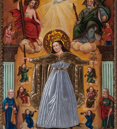 Zdjęcie nr 2: Feretron tworzy dwustronne pole obrazowe w kształcie stojącego prostokąta, zamknięte w profilowaną ramę, ujęte z trzech stron ornamentalnym, płaskorzeźbionym obramieniem utowrzonym z winnej latorośli. Obramieni na górnej ramie flankuje owalny medalion z monogramem maryjnym na awersie i chrystogramem &quot;IHS&quot; na rewersie. Całość przymocowana jest do prostopadłościennego, wydłużonego i profilowanego postumentu przeprutego po bokach otworami na drążki do noszenia. Pomiędzy nimi umiejscowiono niewielki ornament roślinny. Na awersie umieszczono obraz w kształcie stojącego prostokąta z wyobrażeniem Marii jako Królowej Nieba. W centrum kompozycji przedstawiono frontalnie stojącą na brązowobiałych obłokach Matkę Boską z rozłożonymi rękami. Madonna w prawej ręce trzyma berło, a w lewej wielokwietną gałązkę. Matka Boża lekko pochylając głowę w lewo ma owalną twarz o rumianych policzkach, wydatny nos i pełne usta. Jej głowę otaczają długie, ciemne włosy spływające na ramiona. Na głowie ortoczonej fantazyjnym nimbem ma złotą, zamkniętą koronę. Ubrana jest w długą suknię przewiązaną w talii oraz równomiernie opadający na jej ramiona spięty pod szyją płaszcz. Elementy stroju Marii przykrywa srebrzona i złocona sukieka wotywna. Po obu jej stronach ukazano jedną nad drugą rodzielone postzacią Madonny trzy pary muzykujących aniołków. Górna para w zielonych tunikach gra na flecie i trąbce. Środkowa w czerwono-różowych szatach gra na skrzypcach i kontrabasie, a ostania w niebiesakich tunikach na trąbkach. Dolną cześć kompozycji flankują kanelowane pilastry z korynckimi kapitelami. Na ich tle na postumentach z prawej strony przedstawiono w całej postaci stojacego św. Piotra w niebieskiej tunice i ochrowym płaszczu z kluczami w ręce, a z lewej św. Pawła Apostoła w zielonej tunice i czerwonym płaszczu z mieczem w lewej ręce. Na postumentach widnieją podpisy: &quot;Ś[więty] Piotr&quot; i &quot;Ś[więty] Paweł&quot;. Na głowicach pilastrów z prawej strony wyobrażono w różowej tunice św. Michała Archanioła z wagą w rece, a z prawej Archanioła Gabriela w czerwono-niebiskich szatach z krzyżem i lilią w dłoniach. Ponad Marią przedatwiono na jasnoochrowym tle Trójcę Świętą siedzącą na obłokach. Z prawej strony ukazano frontalnie ujętego Boga Ojca wyobrażonego jako siwobrodego starca o bujnych siwych włosach. W prawej ręce trzyma złote berło, lewą zaś wyciąga przed siebie. Bóg Ojciec lewą nogę ugiętą w kolanie wspiera o obłoki. Jego twarz charakteryzuje jasna karnacja, szeroko otwarte oczy, wydatny nos i usta. Wokół głowy widać trójkąt. Ubrany jest w bladoniebieską tunikę i zielony płaszcz lamowany perełkami. Naprzeciw Boga Ojca z lewej strony siedzi Chrystus, który ma nieznacznie skrzyżowane nogi. Zbawiciel trzymający oburącz na wysokości ramienia drewniany krzyż, został przedstawiony w trzech czwartych w prawo. Jest to dojrzały mężczyzna o pociągłej twarzy okolonej brązowymi, długimi włosami spływającymi na ramiona oraz brodą. Ma jasną karnację, prosty nos i wydatne usta. Nagi tors okrywa czerwony płaszcz odsłaniający stopy. Na dłoniach i stopach widoczne są rany po gwoździach. Głowę Jezusa okala fantazyjny nimb. Powyżej obu postaci unosi się widziana z profilu gołębica Ducha Świętego w promienistym otoku. Na rewersie umieszczono czworoboczny obraz w kształcie stojacego prostokąta z przedsatwieniem Marii jako Królowej Aniołów. W centrum kompozycji na tle obłoków w otoczeniu aniołów ukazano stojącą frontalnie Marię trzymającą obiema rękami na lewym przedramieniu Małego Jezusa. Maria ma lekko pochyloną głowę w prawo z owalną twarzą, jasną karnacją oraz drobnym nosem i ustami. Ubrana jest w maforion i suknię, które w całości pokrywa srebrzona sukienka wotywna. Dzieciątko ma rozłożone obie rączki. Ma owalną twarz o jasnej karnacji drobny nos i usta. Ubrane jest w tunikę przykrytą srebrzoną sukienka wotywną odsłaniającą częściowo skrzyżowane nogi. Wokół Madonny ukazano siedem igrajacych na tle obłoków aniołów w róznokolorowych tunikach trzymający girlandę z różnokolorowych róż.     