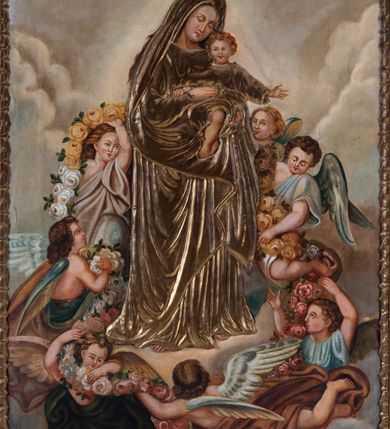 Zdjęcie nr 14: Feretron tworzy dwustronne pole obrazowe w kształcie stojącego prostokąta, zamknięte w profilowaną ramę, ujęte z trzech stron ornamentalnym, płaskorzeźbionym obramieniem utowrzonym z winnej latorośli. Obramieni na górnej ramie flankuje owalny medalion z monogramem maryjnym na awersie i chrystogramem "IHS" na rewersie. Całość przymocowana jest do prostopadłościennego, wydłużonego i profilowanego postumentu przeprutego po bokach otworami na drążki do noszenia. Pomiędzy nimi umiejscowiono niewielki ornament roślinny. Na awersie umieszczono obraz w kształcie stojącego prostokąta z wyobrażeniem Marii jako Królowej Nieba. W centrum kompozycji przedstawiono frontalnie stojącą na brązowobiałych obłokach Matkę Boską z rozłożonymi rękami. Madonna w prawej ręce trzyma berło, a w lewej wielokwietną gałązkę. Matka Boża lekko pochylając głowę w lewo ma owalną twarz o rumianych policzkach, wydatny nos i pełne usta. Jej głowę otaczają długie, ciemne włosy spływające na ramiona. Na głowie ortoczonej fantazyjnym nimbem ma złotą, zamkniętą koronę. Ubrana jest w długą suknię przewiązaną w talii oraz równomiernie opadający na jej ramiona spięty pod szyją płaszcz. Elementy stroju Marii przykrywa srebrzona i złocona sukieka wotywna. Po obu jej stronach ukazano jedną nad drugą rodzielone postzacią Madonny trzy pary muzykujących aniołków. Górna para w zielonych tunikach gra na flecie i trąbce. Środkowa w czerwono-różowych szatach gra na skrzypcach i kontrabasie, a ostania w niebiesakich tunikach na trąbkach. Dolną cześć kompozycji flankują kanelowane pilastry z korynckimi kapitelami. Na ich tle na postumentach z prawej strony przedstawiono w całej postaci stojacego św. Piotra w niebieskiej tunice i ochrowym płaszczu z kluczami w ręce, a z lewej św. Pawła Apostoła w zielonej tunice i czerwonym płaszczu z mieczem w lewej ręce. Na postumentach widnieją podpisy: "Ś[więty] Piotr" i "Ś[więty] Paweł". Na głowicach pilastrów z prawej strony wyobrażono w różowej tunice św. Michała Archanioła z wagą w rece, a z prawej Archanioła Gabriela w czerwono-niebiskich szatach z krzyżem i lilią w dłoniach. Ponad Marią przedatwiono na jasnoochrowym tle Trójcę Świętą siedzącą na obłokach. Z prawej strony ukazano frontalnie ujętego Boga Ojca wyobrażonego jako siwobrodego starca o bujnych siwych włosach. W prawej ręce trzyma złote berło, lewą zaś wyciąga przed siebie. Bóg Ojciec lewą nogę ugiętą w kolanie wspiera o obłoki. Jego twarz charakteryzuje jasna karnacja, szeroko otwarte oczy, wydatny nos i usta. Wokół głowy widać trójkąt. Ubrany jest w bladoniebieską tunikę i zielony płaszcz lamowany perełkami. Naprzeciw Boga Ojca z lewej strony siedzi Chrystus, który ma nieznacznie skrzyżowane nogi. Zbawiciel trzymający oburącz na wysokości ramienia drewniany krzyż, został przedstawiony w trzech czwartych w prawo. Jest to dojrzały mężczyzna o pociągłej twarzy okolonej brązowymi, długimi włosami spływającymi na ramiona oraz brodą. Ma jasną karnację, prosty nos i wydatne usta. Nagi tors okrywa czerwony płaszcz odsłaniający stopy. Na dłoniach i stopach widoczne są rany po gwoździach. Głowę Jezusa okala fantazyjny nimb. Powyżej obu postaci unosi się widziana z profilu gołębica Ducha Świętego w promienistym otoku. Na rewersie umieszczono czworoboczny obraz w kształcie stojacego prostokąta z przedsatwieniem Marii jako Królowej Aniołów. W centrum kompozycji na tle obłoków w otoczeniu aniołów ukazano stojącą frontalnie Marię trzymającą obiema rękami na lewym przedramieniu Małego Jezusa. Maria ma lekko pochyloną głowę w prawo z owalną twarzą, jasną karnacją oraz drobnym nosem i ustami. Ubrana jest w maforion i suknię, które w całości pokrywa srebrzona sukienka wotywna. Dzieciątko ma rozłożone obie rączki. Ma owalną twarz o jasnej karnacji drobny nos i usta. Ubrane jest w tunikę przykrytą srebrzoną sukienka wotywną odsłaniającą częściowo skrzyżowane nogi. Wokół Madonny ukazano siedem igrajacych na tle obłoków aniołów w róznokolorowych tunikach trzymający girlandę z różnokolorowych róż.     