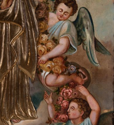 Zdjęcie nr 6: Feretron tworzy dwustronne pole obrazowe w kształcie stojącego prostokąta, zamknięte w profilowaną ramę, ujęte z trzech stron ornamentalnym, płaskorzeźbionym obramieniem utowrzonym z winnej latorośli. Obramieni na górnej ramie flankuje owalny medalion z monogramem maryjnym na awersie i chrystogramem &quot;IHS&quot; na rewersie. Całość przymocowana jest do prostopadłościennego, wydłużonego i profilowanego postumentu przeprutego po bokach otworami na drążki do noszenia. Pomiędzy nimi umiejscowiono niewielki ornament roślinny. Na awersie umieszczono obraz w kształcie stojącego prostokąta z wyobrażeniem Marii jako Królowej Nieba. W centrum kompozycji przedstawiono frontalnie stojącą na brązowobiałych obłokach Matkę Boską z rozłożonymi rękami. Madonna w prawej ręce trzyma berło, a w lewej wielokwietną gałązkę. Matka Boża lekko pochylając głowę w lewo ma owalną twarz o rumianych policzkach, wydatny nos i pełne usta. Jej głowę otaczają długie, ciemne włosy spływające na ramiona. Na głowie ortoczonej fantazyjnym nimbem ma złotą, zamkniętą koronę. Ubrana jest w długą suknię przewiązaną w talii oraz równomiernie opadający na jej ramiona spięty pod szyją płaszcz. Elementy stroju Marii przykrywa srebrzona i złocona sukieka wotywna. Po obu jej stronach ukazano jedną nad drugą rodzielone postzacią Madonny trzy pary muzykujących aniołków. Górna para w zielonych tunikach gra na flecie i trąbce. Środkowa w czerwono-różowych szatach gra na skrzypcach i kontrabasie, a ostania w niebiesakich tunikach na trąbkach. Dolną cześć kompozycji flankują kanelowane pilastry z korynckimi kapitelami. Na ich tle na postumentach z prawej strony przedstawiono w całej postaci stojacego św. Piotra w niebieskiej tunice i ochrowym płaszczu z kluczami w ręce, a z lewej św. Pawła Apostoła w zielonej tunice i czerwonym płaszczu z mieczem w lewej ręce. Na postumentach widnieją podpisy: &quot;Ś[więty] Piotr&quot; i &quot;Ś[więty] Paweł&quot;. Na głowicach pilastrów z prawej strony wyobrażono w różowej tunice św. Michała Archanioła z wagą w rece, a z prawej Archanioła Gabriela w czerwono-niebiskich szatach z krzyżem i lilią w dłoniach. Ponad Marią przedatwiono na jasnoochrowym tle Trójcę Świętą siedzącą na obłokach. Z prawej strony ukazano frontalnie ujętego Boga Ojca wyobrażonego jako siwobrodego starca o bujnych siwych włosach. W prawej ręce trzyma złote berło, lewą zaś wyciąga przed siebie. Bóg Ojciec lewą nogę ugiętą w kolanie wspiera o obłoki. Jego twarz charakteryzuje jasna karnacja, szeroko otwarte oczy, wydatny nos i usta. Wokół głowy widać trójkąt. Ubrany jest w bladoniebieską tunikę i zielony płaszcz lamowany perełkami. Naprzeciw Boga Ojca z lewej strony siedzi Chrystus, który ma nieznacznie skrzyżowane nogi. Zbawiciel trzymający oburącz na wysokości ramienia drewniany krzyż, został przedstawiony w trzech czwartych w prawo. Jest to dojrzały mężczyzna o pociągłej twarzy okolonej brązowymi, długimi włosami spływającymi na ramiona oraz brodą. Ma jasną karnację, prosty nos i wydatne usta. Nagi tors okrywa czerwony płaszcz odsłaniający stopy. Na dłoniach i stopach widoczne są rany po gwoździach. Głowę Jezusa okala fantazyjny nimb. Powyżej obu postaci unosi się widziana z profilu gołębica Ducha Świętego w promienistym otoku. Na rewersie umieszczono czworoboczny obraz w kształcie stojacego prostokąta z przedsatwieniem Marii jako Królowej Aniołów. W centrum kompozycji na tle obłoków w otoczeniu aniołów ukazano stojącą frontalnie Marię trzymającą obiema rękami na lewym przedramieniu Małego Jezusa. Maria ma lekko pochyloną głowę w prawo z owalną twarzą, jasną karnacją oraz drobnym nosem i ustami. Ubrana jest w maforion i suknię, które w całości pokrywa srebrzona sukienka wotywna. Dzieciątko ma rozłożone obie rączki. Ma owalną twarz o jasnej karnacji drobny nos i usta. Ubrane jest w tunikę przykrytą srebrzoną sukienka wotywną odsłaniającą częściowo skrzyżowane nogi. Wokół Madonny ukazano siedem igrajacych na tle obłoków aniołów w róznokolorowych tunikach trzymający girlandę z różnokolorowych róż.     