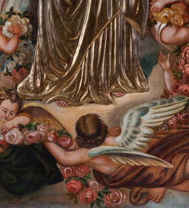 Zdjęcie nr 5: Feretron tworzy dwustronne pole obrazowe w kształcie stojącego prostokąta, zamknięte w profilowaną ramę, ujęte z trzech stron ornamentalnym, płaskorzeźbionym obramieniem utowrzonym z winnej latorośli. Obramieni na górnej ramie flankuje owalny medalion z monogramem maryjnym na awersie i chrystogramem "IHS" na rewersie. Całość przymocowana jest do prostopadłościennego, wydłużonego i profilowanego postumentu przeprutego po bokach otworami na drążki do noszenia. Pomiędzy nimi umiejscowiono niewielki ornament roślinny. Na awersie umieszczono obraz w kształcie stojącego prostokąta z wyobrażeniem Marii jako Królowej Nieba. W centrum kompozycji przedstawiono frontalnie stojącą na brązowobiałych obłokach Matkę Boską z rozłożonymi rękami. Madonna w prawej ręce trzyma berło, a w lewej wielokwietną gałązkę. Matka Boża lekko pochylając głowę w lewo ma owalną twarz o rumianych policzkach, wydatny nos i pełne usta. Jej głowę otaczają długie, ciemne włosy spływające na ramiona. Na głowie ortoczonej fantazyjnym nimbem ma złotą, zamkniętą koronę. Ubrana jest w długą suknię przewiązaną w talii oraz równomiernie opadający na jej ramiona spięty pod szyją płaszcz. Elementy stroju Marii przykrywa srebrzona i złocona sukieka wotywna. Po obu jej stronach ukazano jedną nad drugą rodzielone postzacią Madonny trzy pary muzykujących aniołków. Górna para w zielonych tunikach gra na flecie i trąbce. Środkowa w czerwono-różowych szatach gra na skrzypcach i kontrabasie, a ostania w niebiesakich tunikach na trąbkach. Dolną cześć kompozycji flankują kanelowane pilastry z korynckimi kapitelami. Na ich tle na postumentach z prawej strony przedstawiono w całej postaci stojacego św. Piotra w niebieskiej tunice i ochrowym płaszczu z kluczami w ręce, a z lewej św. Pawła Apostoła w zielonej tunice i czerwonym płaszczu z mieczem w lewej ręce. Na postumentach widnieją podpisy: "Ś[więty] Piotr" i "Ś[więty] Paweł". Na głowicach pilastrów z prawej strony wyobrażono w różowej tunice św. Michała Archanioła z wagą w rece, a z prawej Archanioła Gabriela w czerwono-niebiskich szatach z krzyżem i lilią w dłoniach. Ponad Marią przedatwiono na jasnoochrowym tle Trójcę Świętą siedzącą na obłokach. Z prawej strony ukazano frontalnie ujętego Boga Ojca wyobrażonego jako siwobrodego starca o bujnych siwych włosach. W prawej ręce trzyma złote berło, lewą zaś wyciąga przed siebie. Bóg Ojciec lewą nogę ugiętą w kolanie wspiera o obłoki. Jego twarz charakteryzuje jasna karnacja, szeroko otwarte oczy, wydatny nos i usta. Wokół głowy widać trójkąt. Ubrany jest w bladoniebieską tunikę i zielony płaszcz lamowany perełkami. Naprzeciw Boga Ojca z lewej strony siedzi Chrystus, który ma nieznacznie skrzyżowane nogi. Zbawiciel trzymający oburącz na wysokości ramienia drewniany krzyż, został przedstawiony w trzech czwartych w prawo. Jest to dojrzały mężczyzna o pociągłej twarzy okolonej brązowymi, długimi włosami spływającymi na ramiona oraz brodą. Ma jasną karnację, prosty nos i wydatne usta. Nagi tors okrywa czerwony płaszcz odsłaniający stopy. Na dłoniach i stopach widoczne są rany po gwoździach. Głowę Jezusa okala fantazyjny nimb. Powyżej obu postaci unosi się widziana z profilu gołębica Ducha Świętego w promienistym otoku. Na rewersie umieszczono czworoboczny obraz w kształcie stojacego prostokąta z przedsatwieniem Marii jako Królowej Aniołów. W centrum kompozycji na tle obłoków w otoczeniu aniołów ukazano stojącą frontalnie Marię trzymającą obiema rękami na lewym przedramieniu Małego Jezusa. Maria ma lekko pochyloną głowę w prawo z owalną twarzą, jasną karnacją oraz drobnym nosem i ustami. Ubrana jest w maforion i suknię, które w całości pokrywa srebrzona sukienka wotywna. Dzieciątko ma rozłożone obie rączki. Ma owalną twarz o jasnej karnacji drobny nos i usta. Ubrane jest w tunikę przykrytą srebrzoną sukienka wotywną odsłaniającą częściowo skrzyżowane nogi. Wokół Madonny ukazano siedem igrajacych na tle obłoków aniołów w róznokolorowych tunikach trzymający girlandę z różnokolorowych róż.     