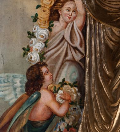 Zdjęcie nr 4: Feretron tworzy dwustronne pole obrazowe w kształcie stojącego prostokąta, zamknięte w profilowaną ramę, ujęte z trzech stron ornamentalnym, płaskorzeźbionym obramieniem utowrzonym z winnej latorośli. Obramieni na górnej ramie flankuje owalny medalion z monogramem maryjnym na awersie i chrystogramem &quot;IHS&quot; na rewersie. Całość przymocowana jest do prostopadłościennego, wydłużonego i profilowanego postumentu przeprutego po bokach otworami na drążki do noszenia. Pomiędzy nimi umiejscowiono niewielki ornament roślinny. Na awersie umieszczono obraz w kształcie stojącego prostokąta z wyobrażeniem Marii jako Królowej Nieba. W centrum kompozycji przedstawiono frontalnie stojącą na brązowobiałych obłokach Matkę Boską z rozłożonymi rękami. Madonna w prawej ręce trzyma berło, a w lewej wielokwietną gałązkę. Matka Boża lekko pochylając głowę w lewo ma owalną twarz o rumianych policzkach, wydatny nos i pełne usta. Jej głowę otaczają długie, ciemne włosy spływające na ramiona. Na głowie ortoczonej fantazyjnym nimbem ma złotą, zamkniętą koronę. Ubrana jest w długą suknię przewiązaną w talii oraz równomiernie opadający na jej ramiona spięty pod szyją płaszcz. Elementy stroju Marii przykrywa srebrzona i złocona sukieka wotywna. Po obu jej stronach ukazano jedną nad drugą rodzielone postzacią Madonny trzy pary muzykujących aniołków. Górna para w zielonych tunikach gra na flecie i trąbce. Środkowa w czerwono-różowych szatach gra na skrzypcach i kontrabasie, a ostania w niebiesakich tunikach na trąbkach. Dolną cześć kompozycji flankują kanelowane pilastry z korynckimi kapitelami. Na ich tle na postumentach z prawej strony przedstawiono w całej postaci stojacego św. Piotra w niebieskiej tunice i ochrowym płaszczu z kluczami w ręce, a z lewej św. Pawła Apostoła w zielonej tunice i czerwonym płaszczu z mieczem w lewej ręce. Na postumentach widnieją podpisy: &quot;Ś[więty] Piotr&quot; i &quot;Ś[więty] Paweł&quot;. Na głowicach pilastrów z prawej strony wyobrażono w różowej tunice św. Michała Archanioła z wagą w rece, a z prawej Archanioła Gabriela w czerwono-niebiskich szatach z krzyżem i lilią w dłoniach. Ponad Marią przedatwiono na jasnoochrowym tle Trójcę Świętą siedzącą na obłokach. Z prawej strony ukazano frontalnie ujętego Boga Ojca wyobrażonego jako siwobrodego starca o bujnych siwych włosach. W prawej ręce trzyma złote berło, lewą zaś wyciąga przed siebie. Bóg Ojciec lewą nogę ugiętą w kolanie wspiera o obłoki. Jego twarz charakteryzuje jasna karnacja, szeroko otwarte oczy, wydatny nos i usta. Wokół głowy widać trójkąt. Ubrany jest w bladoniebieską tunikę i zielony płaszcz lamowany perełkami. Naprzeciw Boga Ojca z lewej strony siedzi Chrystus, który ma nieznacznie skrzyżowane nogi. Zbawiciel trzymający oburącz na wysokości ramienia drewniany krzyż, został przedstawiony w trzech czwartych w prawo. Jest to dojrzały mężczyzna o pociągłej twarzy okolonej brązowymi, długimi włosami spływającymi na ramiona oraz brodą. Ma jasną karnację, prosty nos i wydatne usta. Nagi tors okrywa czerwony płaszcz odsłaniający stopy. Na dłoniach i stopach widoczne są rany po gwoździach. Głowę Jezusa okala fantazyjny nimb. Powyżej obu postaci unosi się widziana z profilu gołębica Ducha Świętego w promienistym otoku. Na rewersie umieszczono czworoboczny obraz w kształcie stojacego prostokąta z przedsatwieniem Marii jako Królowej Aniołów. W centrum kompozycji na tle obłoków w otoczeniu aniołów ukazano stojącą frontalnie Marię trzymającą obiema rękami na lewym przedramieniu Małego Jezusa. Maria ma lekko pochyloną głowę w prawo z owalną twarzą, jasną karnacją oraz drobnym nosem i ustami. Ubrana jest w maforion i suknię, które w całości pokrywa srebrzona sukienka wotywna. Dzieciątko ma rozłożone obie rączki. Ma owalną twarz o jasnej karnacji drobny nos i usta. Ubrane jest w tunikę przykrytą srebrzoną sukienka wotywną odsłaniającą częściowo skrzyżowane nogi. Wokół Madonny ukazano siedem igrajacych na tle obłoków aniołów w róznokolorowych tunikach trzymający girlandę z różnokolorowych róż.     