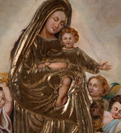 Zdjęcie nr 3: Feretron tworzy dwustronne pole obrazowe w kształcie stojącego prostokąta, zamknięte w profilowaną ramę, ujęte z trzech stron ornamentalnym, płaskorzeźbionym obramieniem utowrzonym z winnej latorośli. Obramieni na górnej ramie flankuje owalny medalion z monogramem maryjnym na awersie i chrystogramem &quot;IHS&quot; na rewersie. Całość przymocowana jest do prostopadłościennego, wydłużonego i profilowanego postumentu przeprutego po bokach otworami na drążki do noszenia. Pomiędzy nimi umiejscowiono niewielki ornament roślinny. Na awersie umieszczono obraz w kształcie stojącego prostokąta z wyobrażeniem Marii jako Królowej Nieba. W centrum kompozycji przedstawiono frontalnie stojącą na brązowobiałych obłokach Matkę Boską z rozłożonymi rękami. Madonna w prawej ręce trzyma berło, a w lewej wielokwietną gałązkę. Matka Boża lekko pochylając głowę w lewo ma owalną twarz o rumianych policzkach, wydatny nos i pełne usta. Jej głowę otaczają długie, ciemne włosy spływające na ramiona. Na głowie ortoczonej fantazyjnym nimbem ma złotą, zamkniętą koronę. Ubrana jest w długą suknię przewiązaną w talii oraz równomiernie opadający na jej ramiona spięty pod szyją płaszcz. Elementy stroju Marii przykrywa srebrzona i złocona sukieka wotywna. Po obu jej stronach ukazano jedną nad drugą rodzielone postzacią Madonny trzy pary muzykujących aniołków. Górna para w zielonych tunikach gra na flecie i trąbce. Środkowa w czerwono-różowych szatach gra na skrzypcach i kontrabasie, a ostania w niebiesakich tunikach na trąbkach. Dolną cześć kompozycji flankują kanelowane pilastry z korynckimi kapitelami. Na ich tle na postumentach z prawej strony przedstawiono w całej postaci stojacego św. Piotra w niebieskiej tunice i ochrowym płaszczu z kluczami w ręce, a z lewej św. Pawła Apostoła w zielonej tunice i czerwonym płaszczu z mieczem w lewej ręce. Na postumentach widnieją podpisy: &quot;Ś[więty] Piotr&quot; i &quot;Ś[więty] Paweł&quot;. Na głowicach pilastrów z prawej strony wyobrażono w różowej tunice św. Michała Archanioła z wagą w rece, a z prawej Archanioła Gabriela w czerwono-niebiskich szatach z krzyżem i lilią w dłoniach. Ponad Marią przedatwiono na jasnoochrowym tle Trójcę Świętą siedzącą na obłokach. Z prawej strony ukazano frontalnie ujętego Boga Ojca wyobrażonego jako siwobrodego starca o bujnych siwych włosach. W prawej ręce trzyma złote berło, lewą zaś wyciąga przed siebie. Bóg Ojciec lewą nogę ugiętą w kolanie wspiera o obłoki. Jego twarz charakteryzuje jasna karnacja, szeroko otwarte oczy, wydatny nos i usta. Wokół głowy widać trójkąt. Ubrany jest w bladoniebieską tunikę i zielony płaszcz lamowany perełkami. Naprzeciw Boga Ojca z lewej strony siedzi Chrystus, który ma nieznacznie skrzyżowane nogi. Zbawiciel trzymający oburącz na wysokości ramienia drewniany krzyż, został przedstawiony w trzech czwartych w prawo. Jest to dojrzały mężczyzna o pociągłej twarzy okolonej brązowymi, długimi włosami spływającymi na ramiona oraz brodą. Ma jasną karnację, prosty nos i wydatne usta. Nagi tors okrywa czerwony płaszcz odsłaniający stopy. Na dłoniach i stopach widoczne są rany po gwoździach. Głowę Jezusa okala fantazyjny nimb. Powyżej obu postaci unosi się widziana z profilu gołębica Ducha Świętego w promienistym otoku. Na rewersie umieszczono czworoboczny obraz w kształcie stojacego prostokąta z przedsatwieniem Marii jako Królowej Aniołów. W centrum kompozycji na tle obłoków w otoczeniu aniołów ukazano stojącą frontalnie Marię trzymającą obiema rękami na lewym przedramieniu Małego Jezusa. Maria ma lekko pochyloną głowę w prawo z owalną twarzą, jasną karnacją oraz drobnym nosem i ustami. Ubrana jest w maforion i suknię, które w całości pokrywa srebrzona sukienka wotywna. Dzieciątko ma rozłożone obie rączki. Ma owalną twarz o jasnej karnacji drobny nos i usta. Ubrane jest w tunikę przykrytą srebrzoną sukienka wotywną odsłaniającą częściowo skrzyżowane nogi. Wokół Madonny ukazano siedem igrajacych na tle obłoków aniołów w róznokolorowych tunikach trzymający girlandę z różnokolorowych róż.     