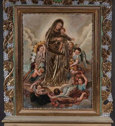 Zdjęcie nr 13: Feretron tworzy dwustronne pole obrazowe w kształcie stojącego prostokąta, zamknięte w profilowaną ramę, ujęte z trzech stron ornamentalnym, płaskorzeźbionym obramieniem utowrzonym z winnej latorośli. Obramieni na górnej ramie flankuje owalny medalion z monogramem maryjnym na awersie i chrystogramem "IHS" na rewersie. Całość przymocowana jest do prostopadłościennego, wydłużonego i profilowanego postumentu przeprutego po bokach otworami na drążki do noszenia. Pomiędzy nimi umiejscowiono niewielki ornament roślinny. Na awersie umieszczono obraz w kształcie stojącego prostokąta z wyobrażeniem Marii jako Królowej Nieba. W centrum kompozycji przedstawiono frontalnie stojącą na brązowobiałych obłokach Matkę Boską z rozłożonymi rękami. Madonna w prawej ręce trzyma berło, a w lewej wielokwietną gałązkę. Matka Boża lekko pochylając głowę w lewo ma owalną twarz o rumianych policzkach, wydatny nos i pełne usta. Jej głowę otaczają długie, ciemne włosy spływające na ramiona. Na głowie ortoczonej fantazyjnym nimbem ma złotą, zamkniętą koronę. Ubrana jest w długą suknię przewiązaną w talii oraz równomiernie opadający na jej ramiona spięty pod szyją płaszcz. Elementy stroju Marii przykrywa srebrzona i złocona sukieka wotywna. Po obu jej stronach ukazano jedną nad drugą rodzielone postzacią Madonny trzy pary muzykujących aniołków. Górna para w zielonych tunikach gra na flecie i trąbce. Środkowa w czerwono-różowych szatach gra na skrzypcach i kontrabasie, a ostania w niebiesakich tunikach na trąbkach. Dolną cześć kompozycji flankują kanelowane pilastry z korynckimi kapitelami. Na ich tle na postumentach z prawej strony przedstawiono w całej postaci stojacego św. Piotra w niebieskiej tunice i ochrowym płaszczu z kluczami w ręce, a z lewej św. Pawła Apostoła w zielonej tunice i czerwonym płaszczu z mieczem w lewej ręce. Na postumentach widnieją podpisy: "Ś[więty] Piotr" i "Ś[więty] Paweł". Na głowicach pilastrów z prawej strony wyobrażono w różowej tunice św. Michała Archanioła z wagą w rece, a z prawej Archanioła Gabriela w czerwono-niebiskich szatach z krzyżem i lilią w dłoniach. Ponad Marią przedatwiono na jasnoochrowym tle Trójcę Świętą siedzącą na obłokach. Z prawej strony ukazano frontalnie ujętego Boga Ojca wyobrażonego jako siwobrodego starca o bujnych siwych włosach. W prawej ręce trzyma złote berło, lewą zaś wyciąga przed siebie. Bóg Ojciec lewą nogę ugiętą w kolanie wspiera o obłoki. Jego twarz charakteryzuje jasna karnacja, szeroko otwarte oczy, wydatny nos i usta. Wokół głowy widać trójkąt. Ubrany jest w bladoniebieską tunikę i zielony płaszcz lamowany perełkami. Naprzeciw Boga Ojca z lewej strony siedzi Chrystus, który ma nieznacznie skrzyżowane nogi. Zbawiciel trzymający oburącz na wysokości ramienia drewniany krzyż, został przedstawiony w trzech czwartych w prawo. Jest to dojrzały mężczyzna o pociągłej twarzy okolonej brązowymi, długimi włosami spływającymi na ramiona oraz brodą. Ma jasną karnację, prosty nos i wydatne usta. Nagi tors okrywa czerwony płaszcz odsłaniający stopy. Na dłoniach i stopach widoczne są rany po gwoździach. Głowę Jezusa okala fantazyjny nimb. Powyżej obu postaci unosi się widziana z profilu gołębica Ducha Świętego w promienistym otoku. Na rewersie umieszczono czworoboczny obraz w kształcie stojacego prostokąta z przedsatwieniem Marii jako Królowej Aniołów. W centrum kompozycji na tle obłoków w otoczeniu aniołów ukazano stojącą frontalnie Marię trzymającą obiema rękami na lewym przedramieniu Małego Jezusa. Maria ma lekko pochyloną głowę w prawo z owalną twarzą, jasną karnacją oraz drobnym nosem i ustami. Ubrana jest w maforion i suknię, które w całości pokrywa srebrzona sukienka wotywna. Dzieciątko ma rozłożone obie rączki. Ma owalną twarz o jasnej karnacji drobny nos i usta. Ubrane jest w tunikę przykrytą srebrzoną sukienka wotywną odsłaniającą częściowo skrzyżowane nogi. Wokół Madonny ukazano siedem igrajacych na tle obłoków aniołów w róznokolorowych tunikach trzymający girlandę z różnokolorowych róż.     