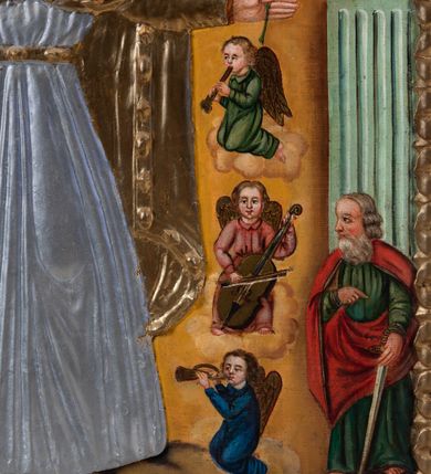 Zdjęcie nr 10: Feretron tworzy dwustronne pole obrazowe w kształcie stojącego prostokąta, zamknięte w profilowaną ramę, ujęte z trzech stron ornamentalnym, płaskorzeźbionym obramieniem utowrzonym z winnej latorośli. Obramieni na górnej ramie flankuje owalny medalion z monogramem maryjnym na awersie i chrystogramem &quot;IHS&quot; na rewersie. Całość przymocowana jest do prostopadłościennego, wydłużonego i profilowanego postumentu przeprutego po bokach otworami na drążki do noszenia. Pomiędzy nimi umiejscowiono niewielki ornament roślinny. Na awersie umieszczono obraz w kształcie stojącego prostokąta z wyobrażeniem Marii jako Królowej Nieba. W centrum kompozycji przedstawiono frontalnie stojącą na brązowobiałych obłokach Matkę Boską z rozłożonymi rękami. Madonna w prawej ręce trzyma berło, a w lewej wielokwietną gałązkę. Matka Boża lekko pochylając głowę w lewo ma owalną twarz o rumianych policzkach, wydatny nos i pełne usta. Jej głowę otaczają długie, ciemne włosy spływające na ramiona. Na głowie ortoczonej fantazyjnym nimbem ma złotą, zamkniętą koronę. Ubrana jest w długą suknię przewiązaną w talii oraz równomiernie opadający na jej ramiona spięty pod szyją płaszcz. Elementy stroju Marii przykrywa srebrzona i złocona sukieka wotywna. Po obu jej stronach ukazano jedną nad drugą rodzielone postzacią Madonny trzy pary muzykujących aniołków. Górna para w zielonych tunikach gra na flecie i trąbce. Środkowa w czerwono-różowych szatach gra na skrzypcach i kontrabasie, a ostania w niebiesakich tunikach na trąbkach. Dolną cześć kompozycji flankują kanelowane pilastry z korynckimi kapitelami. Na ich tle na postumentach z prawej strony przedstawiono w całej postaci stojacego św. Piotra w niebieskiej tunice i ochrowym płaszczu z kluczami w ręce, a z lewej św. Pawła Apostoła w zielonej tunice i czerwonym płaszczu z mieczem w lewej ręce. Na postumentach widnieją podpisy: &quot;Ś[więty] Piotr&quot; i &quot;Ś[więty] Paweł&quot;. Na głowicach pilastrów z prawej strony wyobrażono w różowej tunice św. Michała Archanioła z wagą w rece, a z prawej Archanioła Gabriela w czerwono-niebiskich szatach z krzyżem i lilią w dłoniach. Ponad Marią przedatwiono na jasnoochrowym tle Trójcę Świętą siedzącą na obłokach. Z prawej strony ukazano frontalnie ujętego Boga Ojca wyobrażonego jako siwobrodego starca o bujnych siwych włosach. W prawej ręce trzyma złote berło, lewą zaś wyciąga przed siebie. Bóg Ojciec lewą nogę ugiętą w kolanie wspiera o obłoki. Jego twarz charakteryzuje jasna karnacja, szeroko otwarte oczy, wydatny nos i usta. Wokół głowy widać trójkąt. Ubrany jest w bladoniebieską tunikę i zielony płaszcz lamowany perełkami. Naprzeciw Boga Ojca z lewej strony siedzi Chrystus, który ma nieznacznie skrzyżowane nogi. Zbawiciel trzymający oburącz na wysokości ramienia drewniany krzyż, został przedstawiony w trzech czwartych w prawo. Jest to dojrzały mężczyzna o pociągłej twarzy okolonej brązowymi, długimi włosami spływającymi na ramiona oraz brodą. Ma jasną karnację, prosty nos i wydatne usta. Nagi tors okrywa czerwony płaszcz odsłaniający stopy. Na dłoniach i stopach widoczne są rany po gwoździach. Głowę Jezusa okala fantazyjny nimb. Powyżej obu postaci unosi się widziana z profilu gołębica Ducha Świętego w promienistym otoku. Na rewersie umieszczono czworoboczny obraz w kształcie stojacego prostokąta z przedsatwieniem Marii jako Królowej Aniołów. W centrum kompozycji na tle obłoków w otoczeniu aniołów ukazano stojącą frontalnie Marię trzymającą obiema rękami na lewym przedramieniu Małego Jezusa. Maria ma lekko pochyloną głowę w prawo z owalną twarzą, jasną karnacją oraz drobnym nosem i ustami. Ubrana jest w maforion i suknię, które w całości pokrywa srebrzona sukienka wotywna. Dzieciątko ma rozłożone obie rączki. Ma owalną twarz o jasnej karnacji drobny nos i usta. Ubrane jest w tunikę przykrytą srebrzoną sukienka wotywną odsłaniającą częściowo skrzyżowane nogi. Wokół Madonny ukazano siedem igrajacych na tle obłoków aniołów w róznokolorowych tunikach trzymający girlandę z różnokolorowych róż.     