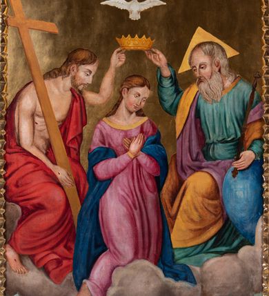 Zdjęcie nr 4: Feretron tworzy dwustronne pole obrazowe w kształcie stojącego prostokąta, zamknięte w ramę dekorowaną motywem palmetowym, ujęte z trzech stron ornamentalnym, płaskorzeźbionym obramieniem utowrzonym z kwiatów i liści. Obramieni na górnej ramie flankuje owalny medalion monogramem maryjnym na awersie i chrystogramem &quot;IHS&quot; na rewersie. Całość przymocowana jest do prostopadłościennego, wydłużonego i profilowanego postumentu przeprutego po bokach otworami na drążki do noszenia. Dolną krawędź postumentu dekoruje płaskorzeźbiony ornament z motywem liścia palmetowego. Na awersie feretronu usytuowano wizerunek Matki Boskiej Śnieżnej. Obraz uzyskał kształt stojącego prostokąta. W centrum kompozycji przedstawiono frontalnie w półpostaci Matkę Boską z Dzieciątkiem na lewym ramieniu. Maria podtrzymuje małego Jezusa obiema, skrzyżowanymi rękami, trzymając równocześnie w prawej dłoni chustę. Jej głowa została ujęta nieznacznie w trzech czwartych w prawo. Madonna ma pociągłą twarz o jasnej karnacji i mocnych rysach, z wydatnym nosem i pełnych ustach. Ubrana jest w niebieski maforion lamowany złotą taśmą i podbity grynszpanową zielenią. Spod maforionu widać różową suknię. Trzymane przez Madonnę Dzieciątko jest zwrócone w jej stronę w trzech czwartych. Mały Jezus lewą ręka podtrzymuje przy boku księgę Ewangelii. Natomiast nieznacznie usztywnioną i wyciągniętą przed siebie prawą rękę unosi w geście błogosławieństwa. Jezus ma okrągłą twarz o jasnej karnacji, pełnych ustach i rumianych policzkach, okoloną jasnobrązowymi, włosami sięgającymi ramion. Ubrany jest w różowobiałą tunikę lamowaną złocistą taśmą pod szyją i przy rękawach. Spod tuniki widać jego bose stopy. Maria i Jezus na głowie mają złote korony ze sterczynami utworzonymi ze stylizowanych lilii heraldycznych. Głowy obu postaci otaczają świetliste nimby oraz dwanaście gwiazdek. Całość wyobrażono na posrebrzonym tle. Na rewersie umieszczono scenę koronacji Marii na złotym tle. Obraz uzyskał kształt stojącego prostokąta. W centrum kompozycji ukazano klęczącą na obłokach Madonnę pomiędzy widocznym z lewej strony Chrystusem, a Bogiem Ojcem z prawej. Matka Boska została ujęta w trzech czwartych w prawo. Ma lekko pochyloną głowę oraz modlitewnie złożone na piersi ręce. Marię przedstawiono jako młodą dziewczynę z odkrytą głową otoczoną brązowymi, długimu włosami spływającymi na plecy. Jej twarz o jasnej karnacji, okrągłych, rumianych policzkach charkateryzuje prosty nos i wąskie usta. Ubrana jest w różową suknię z dużym dekoltem obszytym złotą taśmą oraz w niebieski płaszcz zsunięty na oba przedramienia. Z prawej strony wyobrażono siędzącego na brązowobiałych obłokach Boga Ojca. Jest to sędziwy starzec ujęty w trzech czwartych w prawo. Prawą ręką podtrzymuję koronę nad głową Marii, a w lewej opartej o widoczny we fragmencie niebieski glob trzyma złote berło. Ma pociągłą twarz z wysokim czołem i jasną karnacją okoloną siwymi włosami i długą brodą. Ubrany jest w grynszapnową tunikę przewiązaną w pasie i przerzucony przez ramiona ochrowy płaszcz podbity jasnym fioletem. Jego głowę ukazno na tle żółtego trójkąta. Z lewej strony Madonny przedstawiono siedzącego na obłokach Chrystusa ujętego w trzech czwartych w prawo z głową widoczną w profilu. Zbawiciel lewą ręką podtrzymuje nad głową Marii złotą koronę, a w prawej drewniany krzyż oparty o ramię. Ma pociągłą twarz o jasnej karnacji, migdałowych oczach, wydatnym nosie i ustach, otoczoną krótką, brązową brodą i włosami spływającymi na plecy. Jego nagi tors z zaznaczoną raną prawego boku okrywa czerwona tkanina przerzucona przez lewe ramię i zasłaniając jego nogi. Ponad koroną trzymaną przez Boga Ojca i Chrystusa widoczna jest gołębica Ducha Świętego. 