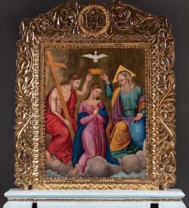 Zdjęcie nr 3: Feretron tworzy dwustronne pole obrazowe w kształcie stojącego prostokąta, zamknięte w ramę dekorowaną motywem palmetowym, ujęte z trzech stron ornamentalnym, płaskorzeźbionym obramieniem utowrzonym z kwiatów i liści. Obramieni na górnej ramie flankuje owalny medalion monogramem maryjnym na awersie i chrystogramem "IHS" na rewersie. Całość przymocowana jest do prostopadłościennego, wydłużonego i profilowanego postumentu przeprutego po bokach otworami na drążki do noszenia. Dolną krawędź postumentu dekoruje płaskorzeźbiony ornament z motywem liścia palmetowego. Na awersie feretronu usytuowano wizerunek Matki Boskiej Śnieżnej. Obraz uzyskał kształt stojącego prostokąta. W centrum kompozycji przedstawiono frontalnie w półpostaci Matkę Boską z Dzieciątkiem na lewym ramieniu. Maria podtrzymuje małego Jezusa obiema, skrzyżowanymi rękami, trzymając równocześnie w prawej dłoni chustę. Jej głowa została ujęta nieznacznie w trzech czwartych w prawo. Madonna ma pociągłą twarz o jasnej karnacji i mocnych rysach, z wydatnym nosem i pełnych ustach. Ubrana jest w niebieski maforion lamowany złotą taśmą i podbity grynszpanową zielenią. Spod maforionu widać różową suknię. Trzymane przez Madonnę Dzieciątko jest zwrócone w jej stronę w trzech czwartych. Mały Jezus lewą ręka podtrzymuje przy boku księgę Ewangelii. Natomiast nieznacznie usztywnioną i wyciągniętą przed siebie prawą rękę unosi w geście błogosławieństwa. Jezus ma okrągłą twarz o jasnej karnacji, pełnych ustach i rumianych policzkach, okoloną jasnobrązowymi, włosami sięgającymi ramion. Ubrany jest w różowobiałą tunikę lamowaną złocistą taśmą pod szyją i przy rękawach. Spod tuniki widać jego bose stopy. Maria i Jezus na głowie mają złote korony ze sterczynami utworzonymi ze stylizowanych lilii heraldycznych. Głowy obu postaci otaczają świetliste nimby oraz dwanaście gwiazdek. Całość wyobrażono na posrebrzonym tle. Na rewersie umieszczono scenę koronacji Marii na złotym tle. Obraz uzyskał kształt stojącego prostokąta. W centrum kompozycji ukazano klęczącą na obłokach Madonnę pomiędzy widocznym z lewej strony Chrystusem, a Bogiem Ojcem z prawej. Matka Boska została ujęta w trzech czwartych w prawo. Ma lekko pochyloną głowę oraz modlitewnie złożone na piersi ręce. Marię przedstawiono jako młodą dziewczynę z odkrytą głową otoczoną brązowymi, długimu włosami spływającymi na plecy. Jej twarz o jasnej karnacji, okrągłych, rumianych policzkach charkateryzuje prosty nos i wąskie usta. Ubrana jest w różową suknię z dużym dekoltem obszytym złotą taśmą oraz w niebieski płaszcz zsunięty na oba przedramienia. Z prawej strony wyobrażono siędzącego na brązowobiałych obłokach Boga Ojca. Jest to sędziwy starzec ujęty w trzech czwartych w prawo. Prawą ręką podtrzymuję koronę nad głową Marii, a w lewej opartej o widoczny we fragmencie niebieski glob trzyma złote berło. Ma pociągłą twarz z wysokim czołem i jasną karnacją okoloną siwymi włosami i długą brodą. Ubrany jest w grynszapnową tunikę przewiązaną w pasie i przerzucony przez ramiona ochrowy płaszcz podbity jasnym fioletem. Jego głowę ukazno na tle żółtego trójkąta. Z lewej strony Madonny przedstawiono siedzącego na obłokach Chrystusa ujętego w trzech czwartych w prawo z głową widoczną w profilu. Zbawiciel lewą ręką podtrzymuje nad głową Marii złotą koronę, a w prawej drewniany krzyż oparty o ramię. Ma pociągłą twarz o jasnej karnacji, migdałowych oczach, wydatnym nosie i ustach, otoczoną krótką, brązową brodą i włosami spływającymi na plecy. Jego nagi tors z zaznaczoną raną prawego boku okrywa czerwona tkanina przerzucona przez lewe ramię i zasłaniając jego nogi. Ponad koroną trzymaną przez Boga Ojca i Chrystusa widoczna jest gołębica Ducha Świętego. 