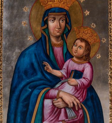 Zdjęcie nr 2: Feretron tworzy dwustronne pole obrazowe w kształcie stojącego prostokąta, zamknięte w ramę dekorowaną motywem palmetowym, ujęte z trzech stron ornamentalnym, płaskorzeźbionym obramieniem utowrzonym z kwiatów i liści. Obramieni na górnej ramie flankuje owalny medalion monogramem maryjnym na awersie i chrystogramem &quot;IHS&quot; na rewersie. Całość przymocowana jest do prostopadłościennego, wydłużonego i profilowanego postumentu przeprutego po bokach otworami na drążki do noszenia. Dolną krawędź postumentu dekoruje płaskorzeźbiony ornament z motywem liścia palmetowego. Na awersie feretronu usytuowano wizerunek Matki Boskiej Śnieżnej. Obraz uzyskał kształt stojącego prostokąta. W centrum kompozycji przedstawiono frontalnie w półpostaci Matkę Boską z Dzieciątkiem na lewym ramieniu. Maria podtrzymuje małego Jezusa obiema, skrzyżowanymi rękami, trzymając równocześnie w prawej dłoni chustę. Jej głowa została ujęta nieznacznie w trzech czwartych w prawo. Madonna ma pociągłą twarz o jasnej karnacji i mocnych rysach, z wydatnym nosem i pełnych ustach. Ubrana jest w niebieski maforion lamowany złotą taśmą i podbity grynszpanową zielenią. Spod maforionu widać różową suknię. Trzymane przez Madonnę Dzieciątko jest zwrócone w jej stronę w trzech czwartych. Mały Jezus lewą ręka podtrzymuje przy boku księgę Ewangelii. Natomiast nieznacznie usztywnioną i wyciągniętą przed siebie prawą rękę unosi w geście błogosławieństwa. Jezus ma okrągłą twarz o jasnej karnacji, pełnych ustach i rumianych policzkach, okoloną jasnobrązowymi, włosami sięgającymi ramion. Ubrany jest w różowobiałą tunikę lamowaną złocistą taśmą pod szyją i przy rękawach. Spod tuniki widać jego bose stopy. Maria i Jezus na głowie mają złote korony ze sterczynami utworzonymi ze stylizowanych lilii heraldycznych. Głowy obu postaci otaczają świetliste nimby oraz dwanaście gwiazdek. Całość wyobrażono na posrebrzonym tle. Na rewersie umieszczono scenę koronacji Marii na złotym tle. Obraz uzyskał kształt stojącego prostokąta. W centrum kompozycji ukazano klęczącą na obłokach Madonnę pomiędzy widocznym z lewej strony Chrystusem, a Bogiem Ojcem z prawej. Matka Boska została ujęta w trzech czwartych w prawo. Ma lekko pochyloną głowę oraz modlitewnie złożone na piersi ręce. Marię przedstawiono jako młodą dziewczynę z odkrytą głową otoczoną brązowymi, długimu włosami spływającymi na plecy. Jej twarz o jasnej karnacji, okrągłych, rumianych policzkach charkateryzuje prosty nos i wąskie usta. Ubrana jest w różową suknię z dużym dekoltem obszytym złotą taśmą oraz w niebieski płaszcz zsunięty na oba przedramienia. Z prawej strony wyobrażono siędzącego na brązowobiałych obłokach Boga Ojca. Jest to sędziwy starzec ujęty w trzech czwartych w prawo. Prawą ręką podtrzymuję koronę nad głową Marii, a w lewej opartej o widoczny we fragmencie niebieski glob trzyma złote berło. Ma pociągłą twarz z wysokim czołem i jasną karnacją okoloną siwymi włosami i długą brodą. Ubrany jest w grynszapnową tunikę przewiązaną w pasie i przerzucony przez ramiona ochrowy płaszcz podbity jasnym fioletem. Jego głowę ukazno na tle żółtego trójkąta. Z lewej strony Madonny przedstawiono siedzącego na obłokach Chrystusa ujętego w trzech czwartych w prawo z głową widoczną w profilu. Zbawiciel lewą ręką podtrzymuje nad głową Marii złotą koronę, a w prawej drewniany krzyż oparty o ramię. Ma pociągłą twarz o jasnej karnacji, migdałowych oczach, wydatnym nosie i ustach, otoczoną krótką, brązową brodą i włosami spływającymi na plecy. Jego nagi tors z zaznaczoną raną prawego boku okrywa czerwona tkanina przerzucona przez lewe ramię i zasłaniając jego nogi. Ponad koroną trzymaną przez Boga Ojca i Chrystusa widoczna jest gołębica Ducha Świętego. 