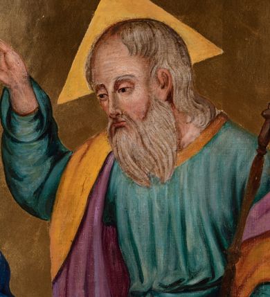 Zdjęcie nr 6: Feretron tworzy dwustronne pole obrazowe w kształcie stojącego prostokąta, zamknięte w ramę dekorowaną motywem palmetowym, ujęte z trzech stron ornamentalnym, płaskorzeźbionym obramieniem utowrzonym z kwiatów i liści. Obramieni na górnej ramie flankuje owalny medalion monogramem maryjnym na awersie i chrystogramem "IHS" na rewersie. Całość przymocowana jest do prostopadłościennego, wydłużonego i profilowanego postumentu przeprutego po bokach otworami na drążki do noszenia. Dolną krawędź postumentu dekoruje płaskorzeźbiony ornament z motywem liścia palmetowego. Na awersie feretronu usytuowano wizerunek Matki Boskiej Śnieżnej. Obraz uzyskał kształt stojącego prostokąta. W centrum kompozycji przedstawiono frontalnie w półpostaci Matkę Boską z Dzieciątkiem na lewym ramieniu. Maria podtrzymuje małego Jezusa obiema, skrzyżowanymi rękami, trzymając równocześnie w prawej dłoni chustę. Jej głowa została ujęta nieznacznie w trzech czwartych w prawo. Madonna ma pociągłą twarz o jasnej karnacji i mocnych rysach, z wydatnym nosem i pełnych ustach. Ubrana jest w niebieski maforion lamowany złotą taśmą i podbity grynszpanową zielenią. Spod maforionu widać różową suknię. Trzymane przez Madonnę Dzieciątko jest zwrócone w jej stronę w trzech czwartych. Mały Jezus lewą ręka podtrzymuje przy boku księgę Ewangelii. Natomiast nieznacznie usztywnioną i wyciągniętą przed siebie prawą rękę unosi w geście błogosławieństwa. Jezus ma okrągłą twarz o jasnej karnacji, pełnych ustach i rumianych policzkach, okoloną jasnobrązowymi, włosami sięgającymi ramion. Ubrany jest w różowobiałą tunikę lamowaną złocistą taśmą pod szyją i przy rękawach. Spod tuniki widać jego bose stopy. Maria i Jezus na głowie mają złote korony ze sterczynami utworzonymi ze stylizowanych lilii heraldycznych. Głowy obu postaci otaczają świetliste nimby oraz dwanaście gwiazdek. Całość wyobrażono na posrebrzonym tle. Na rewersie umieszczono scenę koronacji Marii na złotym tle. Obraz uzyskał kształt stojącego prostokąta. W centrum kompozycji ukazano klęczącą na obłokach Madonnę pomiędzy widocznym z lewej strony Chrystusem, a Bogiem Ojcem z prawej. Matka Boska została ujęta w trzech czwartych w prawo. Ma lekko pochyloną głowę oraz modlitewnie złożone na piersi ręce. Marię przedstawiono jako młodą dziewczynę z odkrytą głową otoczoną brązowymi, długimu włosami spływającymi na plecy. Jej twarz o jasnej karnacji, okrągłych, rumianych policzkach charkateryzuje prosty nos i wąskie usta. Ubrana jest w różową suknię z dużym dekoltem obszytym złotą taśmą oraz w niebieski płaszcz zsunięty na oba przedramienia. Z prawej strony wyobrażono siędzącego na brązowobiałych obłokach Boga Ojca. Jest to sędziwy starzec ujęty w trzech czwartych w prawo. Prawą ręką podtrzymuję koronę nad głową Marii, a w lewej opartej o widoczny we fragmencie niebieski glob trzyma złote berło. Ma pociągłą twarz z wysokim czołem i jasną karnacją okoloną siwymi włosami i długą brodą. Ubrany jest w grynszapnową tunikę przewiązaną w pasie i przerzucony przez ramiona ochrowy płaszcz podbity jasnym fioletem. Jego głowę ukazno na tle żółtego trójkąta. Z lewej strony Madonny przedstawiono siedzącego na obłokach Chrystusa ujętego w trzech czwartych w prawo z głową widoczną w profilu. Zbawiciel lewą ręką podtrzymuje nad głową Marii złotą koronę, a w prawej drewniany krzyż oparty o ramię. Ma pociągłą twarz o jasnej karnacji, migdałowych oczach, wydatnym nosie i ustach, otoczoną krótką, brązową brodą i włosami spływającymi na plecy. Jego nagi tors z zaznaczoną raną prawego boku okrywa czerwona tkanina przerzucona przez lewe ramię i zasłaniając jego nogi. Ponad koroną trzymaną przez Boga Ojca i Chrystusa widoczna jest gołębica Ducha Świętego. 