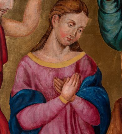 Zdjęcie nr 7: Feretron tworzy dwustronne pole obrazowe w kształcie stojącego prostokąta, zamknięte w ramę dekorowaną motywem palmetowym, ujęte z trzech stron ornamentalnym, płaskorzeźbionym obramieniem utowrzonym z kwiatów i liści. Obramieni na górnej ramie flankuje owalny medalion monogramem maryjnym na awersie i chrystogramem &quot;IHS&quot; na rewersie. Całość przymocowana jest do prostopadłościennego, wydłużonego i profilowanego postumentu przeprutego po bokach otworami na drążki do noszenia. Dolną krawędź postumentu dekoruje płaskorzeźbiony ornament z motywem liścia palmetowego. Na awersie feretronu usytuowano wizerunek Matki Boskiej Śnieżnej. Obraz uzyskał kształt stojącego prostokąta. W centrum kompozycji przedstawiono frontalnie w półpostaci Matkę Boską z Dzieciątkiem na lewym ramieniu. Maria podtrzymuje małego Jezusa obiema, skrzyżowanymi rękami, trzymając równocześnie w prawej dłoni chustę. Jej głowa została ujęta nieznacznie w trzech czwartych w prawo. Madonna ma pociągłą twarz o jasnej karnacji i mocnych rysach, z wydatnym nosem i pełnych ustach. Ubrana jest w niebieski maforion lamowany złotą taśmą i podbity grynszpanową zielenią. Spod maforionu widać różową suknię. Trzymane przez Madonnę Dzieciątko jest zwrócone w jej stronę w trzech czwartych. Mały Jezus lewą ręka podtrzymuje przy boku księgę Ewangelii. Natomiast nieznacznie usztywnioną i wyciągniętą przed siebie prawą rękę unosi w geście błogosławieństwa. Jezus ma okrągłą twarz o jasnej karnacji, pełnych ustach i rumianych policzkach, okoloną jasnobrązowymi, włosami sięgającymi ramion. Ubrany jest w różowobiałą tunikę lamowaną złocistą taśmą pod szyją i przy rękawach. Spod tuniki widać jego bose stopy. Maria i Jezus na głowie mają złote korony ze sterczynami utworzonymi ze stylizowanych lilii heraldycznych. Głowy obu postaci otaczają świetliste nimby oraz dwanaście gwiazdek. Całość wyobrażono na posrebrzonym tle. Na rewersie umieszczono scenę koronacji Marii na złotym tle. Obraz uzyskał kształt stojącego prostokąta. W centrum kompozycji ukazano klęczącą na obłokach Madonnę pomiędzy widocznym z lewej strony Chrystusem, a Bogiem Ojcem z prawej. Matka Boska została ujęta w trzech czwartych w prawo. Ma lekko pochyloną głowę oraz modlitewnie złożone na piersi ręce. Marię przedstawiono jako młodą dziewczynę z odkrytą głową otoczoną brązowymi, długimu włosami spływającymi na plecy. Jej twarz o jasnej karnacji, okrągłych, rumianych policzkach charkateryzuje prosty nos i wąskie usta. Ubrana jest w różową suknię z dużym dekoltem obszytym złotą taśmą oraz w niebieski płaszcz zsunięty na oba przedramienia. Z prawej strony wyobrażono siędzącego na brązowobiałych obłokach Boga Ojca. Jest to sędziwy starzec ujęty w trzech czwartych w prawo. Prawą ręką podtrzymuję koronę nad głową Marii, a w lewej opartej o widoczny we fragmencie niebieski glob trzyma złote berło. Ma pociągłą twarz z wysokim czołem i jasną karnacją okoloną siwymi włosami i długą brodą. Ubrany jest w grynszapnową tunikę przewiązaną w pasie i przerzucony przez ramiona ochrowy płaszcz podbity jasnym fioletem. Jego głowę ukazno na tle żółtego trójkąta. Z lewej strony Madonny przedstawiono siedzącego na obłokach Chrystusa ujętego w trzech czwartych w prawo z głową widoczną w profilu. Zbawiciel lewą ręką podtrzymuje nad głową Marii złotą koronę, a w prawej drewniany krzyż oparty o ramię. Ma pociągłą twarz o jasnej karnacji, migdałowych oczach, wydatnym nosie i ustach, otoczoną krótką, brązową brodą i włosami spływającymi na plecy. Jego nagi tors z zaznaczoną raną prawego boku okrywa czerwona tkanina przerzucona przez lewe ramię i zasłaniając jego nogi. Ponad koroną trzymaną przez Boga Ojca i Chrystusa widoczna jest gołębica Ducha Świętego. 