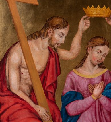 Zdjęcie nr 5: Feretron tworzy dwustronne pole obrazowe w kształcie stojącego prostokąta, zamknięte w ramę dekorowaną motywem palmetowym, ujęte z trzech stron ornamentalnym, płaskorzeźbionym obramieniem utowrzonym z kwiatów i liści. Obramieni na górnej ramie flankuje owalny medalion monogramem maryjnym na awersie i chrystogramem "IHS" na rewersie. Całość przymocowana jest do prostopadłościennego, wydłużonego i profilowanego postumentu przeprutego po bokach otworami na drążki do noszenia. Dolną krawędź postumentu dekoruje płaskorzeźbiony ornament z motywem liścia palmetowego. Na awersie feretronu usytuowano wizerunek Matki Boskiej Śnieżnej. Obraz uzyskał kształt stojącego prostokąta. W centrum kompozycji przedstawiono frontalnie w półpostaci Matkę Boską z Dzieciątkiem na lewym ramieniu. Maria podtrzymuje małego Jezusa obiema, skrzyżowanymi rękami, trzymając równocześnie w prawej dłoni chustę. Jej głowa została ujęta nieznacznie w trzech czwartych w prawo. Madonna ma pociągłą twarz o jasnej karnacji i mocnych rysach, z wydatnym nosem i pełnych ustach. Ubrana jest w niebieski maforion lamowany złotą taśmą i podbity grynszpanową zielenią. Spod maforionu widać różową suknię. Trzymane przez Madonnę Dzieciątko jest zwrócone w jej stronę w trzech czwartych. Mały Jezus lewą ręka podtrzymuje przy boku księgę Ewangelii. Natomiast nieznacznie usztywnioną i wyciągniętą przed siebie prawą rękę unosi w geście błogosławieństwa. Jezus ma okrągłą twarz o jasnej karnacji, pełnych ustach i rumianych policzkach, okoloną jasnobrązowymi, włosami sięgającymi ramion. Ubrany jest w różowobiałą tunikę lamowaną złocistą taśmą pod szyją i przy rękawach. Spod tuniki widać jego bose stopy. Maria i Jezus na głowie mają złote korony ze sterczynami utworzonymi ze stylizowanych lilii heraldycznych. Głowy obu postaci otaczają świetliste nimby oraz dwanaście gwiazdek. Całość wyobrażono na posrebrzonym tle. Na rewersie umieszczono scenę koronacji Marii na złotym tle. Obraz uzyskał kształt stojącego prostokąta. W centrum kompozycji ukazano klęczącą na obłokach Madonnę pomiędzy widocznym z lewej strony Chrystusem, a Bogiem Ojcem z prawej. Matka Boska została ujęta w trzech czwartych w prawo. Ma lekko pochyloną głowę oraz modlitewnie złożone na piersi ręce. Marię przedstawiono jako młodą dziewczynę z odkrytą głową otoczoną brązowymi, długimu włosami spływającymi na plecy. Jej twarz o jasnej karnacji, okrągłych, rumianych policzkach charkateryzuje prosty nos i wąskie usta. Ubrana jest w różową suknię z dużym dekoltem obszytym złotą taśmą oraz w niebieski płaszcz zsunięty na oba przedramienia. Z prawej strony wyobrażono siędzącego na brązowobiałych obłokach Boga Ojca. Jest to sędziwy starzec ujęty w trzech czwartych w prawo. Prawą ręką podtrzymuję koronę nad głową Marii, a w lewej opartej o widoczny we fragmencie niebieski glob trzyma złote berło. Ma pociągłą twarz z wysokim czołem i jasną karnacją okoloną siwymi włosami i długą brodą. Ubrany jest w grynszapnową tunikę przewiązaną w pasie i przerzucony przez ramiona ochrowy płaszcz podbity jasnym fioletem. Jego głowę ukazno na tle żółtego trójkąta. Z lewej strony Madonny przedstawiono siedzącego na obłokach Chrystusa ujętego w trzech czwartych w prawo z głową widoczną w profilu. Zbawiciel lewą ręką podtrzymuje nad głową Marii złotą koronę, a w prawej drewniany krzyż oparty o ramię. Ma pociągłą twarz o jasnej karnacji, migdałowych oczach, wydatnym nosie i ustach, otoczoną krótką, brązową brodą i włosami spływającymi na plecy. Jego nagi tors z zaznaczoną raną prawego boku okrywa czerwona tkanina przerzucona przez lewe ramię i zasłaniając jego nogi. Ponad koroną trzymaną przez Boga Ojca i Chrystusa widoczna jest gołębica Ducha Świętego. 