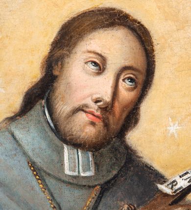 Zdjęcie nr 5: Obraz uzyskał kształt stojącego prostokąta. W centrum kompozycji ukazano klęczącego na obłokach ujętego nieznacznie w trzech czwartych w prawo św. Jana Nepomucena. Kapłan z lekko pochyloną głową w prawo, w lewej ręce zgiętej w łokciu, trzyma przyciśnięty do piersi drewniany krucyfiks z pasyjką, a w uniesionej na wysokość głowy prawej ręce swój język. Jest to dojrzały mężczyzna z owalną twarzą z wysokim czołem, wydatnym nosem i ustami otoczoną brązowymi włosami spływającym na plecy oraz krótką brodą. Jego oczy w charakterystyczny sposób są skierowane ku górze. Głowę otacza złocista poświata z wieńcem pięciu gwiazd. Męczennik ubrany jest w czarną sutannę, białą komżę obszytą u spodu i przy rękawach bogatą koronką oraz szaroniebieską almucję podbitą gronostajami z parterami pod szyją i złotym dystynktorium na piersi. Jasną poświatę okalającą postać świętego otaczają szaroniebieskie obłoki, na tle których w lewym, górnym rogu kompozycji widać trzy uskrzydlone główki aniołków. W głębi za św. Janem Nepomucenem widoczny jest Most Karola w Pradze na tle nieba z półkolistymi przęsłami rozpiętymi nad Wełtawą. Balustradę mostu zdobią latarnie gzowe oraz ustawione rzeźby zbrojnych. Na moście z lewej strony widać dwie postacie przyglądające się płynącemu pod mostem na falach rzeki ciału męczennika w stroju kanonickim w birecie, z wyciągniętym w ręce drewnianym krzyżem i głową otoczoną pięcioma gwiazdami. 