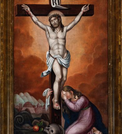 Zdjęcie nr 2: Obraz uzyskał kształt stojącego prostokąta. W centrum kompozycji na tle rozjaśnionych na środku brązowo-czerwonych obłoków przedstawiono Ukrzyżowanego Chrystusa z klęczącą u stóp krzyża św. Marią Magdaleną. Krzyż na którym wisi Chrystus został ukazany frontalnie. Postać ukrzyżowanego Jezusa została przedstawiona w typie &quot;Christo morto&quot;. Wyróżnia ją muskularnie modelowanie sylwetki. Chrystus ma uniesioną głowę o pociągłej twarzy i zapadniętych policzkach, po których ciekną stożki krwi płynące spod cierniowej korony na głowie. Głowę otaczają długie, jasnobrązowe włosy, kręcące się przy końcach, spływające na ramiona oraz świetlisty nimb. Ramiona Chrystusa uzyskały głęboki zwis w kształcie litery &quot;V&quot;. Na biodrach widoczne jest krótkie, białe perizonium o rozwianym festonie na prawym boku, dodatkowo przewiązane sznurem. Założone nogi zostały przybite dwoma gwoźdźmi. Na górze krzyża do belki przybito biały titulus z łacińskim skrótem: I.N.R.I. Poniżej stóp Chrystusa dolną część krzyż obejmuje przyklękająca z prawej strony kompozycji św. Maria Magdalena. Święta została ukazana z profilu. Prawą ręką, w której trzyma białą chustę, ujmuje krzyż, lewą zaś zakrywa twarz. Charakteryzuje ją jasna karnacja, zaokrąglona twarz o pełnych, młodzieńczych rysach oraz długie, opadające na plecy włosy układające się w loki. Ubrana jest w długą, jasnofioletową suknię przewiązaną w pasie zieloną szarfą oraz niebieski płaszcz przerzucony przez prawe ramię. Spod sukni wystają stopy obute w sandały. Pod krzyżem leży czaszka, a obok niej z lewej strony wije się wąż z jabłkiem przy paszczy. W tle, po lewej stronie krzyża, ukazana została panorama Jerozolimy na tle biało zielonych gór.