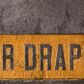 Zdjęcie nr 1: Epitafium w formie kamiennej tablicy w kształcie leżącego prostokąta, przymocowanej w narożach czterema śrubami o zakończeniach w formie rozetek. W górnej partii, na złoconym, prostokątnym tle jest napis „ARTUR DRAPELLA”, natomiast poniżej: „*d(nia) 4. Grudnia r(oku) 1871, / +d(nia) 16. Lutego r[oku] 1892 / Drogi synu! / spij w spokoju.”. 

