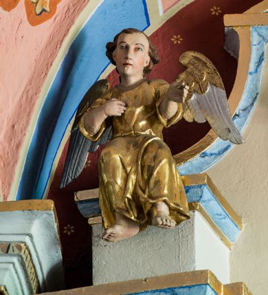 Zdjęcie nr 5: Ołtarz przyścienny, architektoniczny, jednoosiowy, jednokondygnacyjny ze zwieńczeniem. Ołtarz sarkofagowy z murowaną mensą i polichromowanym antepedium z motywem gorejącego serca Marii ujętego parą gałązek laurowych. Część środkową flankuje para zdwojonych lizen osadzonych na wysokich cokołach. Ustawione lekko skośnie na zewnątrz podpory wspierają przerwane i wyłamujące się ponad nimi belkowanie. Pole części środkowej i partii belkowania zajmuje nisza w kształcie stojącego prostokąta zamkniętego półkoliście. Zwieńczenie retabulum ujęte jest parą spływów oraz prostopadłościennych cokołów. Szczyt jest w formie trójkątnego przyczółka. W niszy części środkowej znajduje się figura Madonny z Dzieciątkiem. W zwieńczeniu natomiast jest niewielki obraz Matki Boskiej Częstochowskiej w obramieniu w formie architektonicznej nastawy ołtarzowej ujętej parą osadzonych na wysokich cokołach, ustawionych skośnie na zewnątrz filarów wspierających wyłamujące się ponad nimi przerwane belkowanie. Zwieńczenie ujmuje para ornamentalnych spływów wolutowych. Poniżej obrazu znajduje się relikwiarz ujęty ornamentyką rokokową, natomiast powyżej jest monogram maryjny w bogatej dekoracji ornamentalnej. Pośrodku zwieńczenia jest promienista gloria. Struktura biała, detale w kolorze czerwonym i złocone. W polu przyczółka w szczycie ołtarza jest oko Opatrzności Bożej. Na ujmujących zwieńczenie cokołach znajduje się para figur siedzących aniołów w złoconych szatach. Kolorystyka struktury retabulum utrzymana w kolorze beżowym, detal architektoniczny marmoryzowany w odcieniach błękitu i złocony.