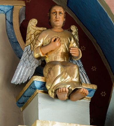 Zdjęcie nr 6: Ołtarz przyścienny, architektoniczny, jednoosiowy, jednokondygnacyjny ze zwieńczeniem. Ołtarz sarkofagowy z murowaną mensą i polichromowanym antepedium z motywem gorejącego serca Marii ujętego parą gałązek laurowych. Część środkową flankuje para zdwojonych lizen osadzonych na wysokich cokołach. Ustawione lekko skośnie na zewnątrz podpory wspierają przerwane i wyłamujące się ponad nimi belkowanie. Pole części środkowej i partii belkowania zajmuje nisza w kształcie stojącego prostokąta zamkniętego półkoliście. Zwieńczenie retabulum ujęte jest parą spływów oraz prostopadłościennych cokołów. Szczyt jest w formie trójkątnego przyczółka. W niszy części środkowej znajduje się figura Madonny z Dzieciątkiem. W zwieńczeniu natomiast jest niewielki obraz Matki Boskiej Częstochowskiej w obramieniu w formie architektonicznej nastawy ołtarzowej ujętej parą osadzonych na wysokich cokołach, ustawionych skośnie na zewnątrz filarów wspierających wyłamujące się ponad nimi przerwane belkowanie. Zwieńczenie ujmuje para ornamentalnych spływów wolutowych. Poniżej obrazu znajduje się relikwiarz ujęty ornamentyką rokokową, natomiast powyżej jest monogram maryjny w bogatej dekoracji ornamentalnej. Pośrodku zwieńczenia jest promienista gloria. Struktura biała, detale w kolorze czerwonym i złocone. W polu przyczółka w szczycie ołtarza jest oko Opatrzności Bożej. Na ujmujących zwieńczenie cokołach znajduje się para figur siedzących aniołów w złoconych szatach. Kolorystyka struktury retabulum utrzymana w kolorze beżowym, detal architektoniczny marmoryzowany w odcieniach błękitu i złocony.