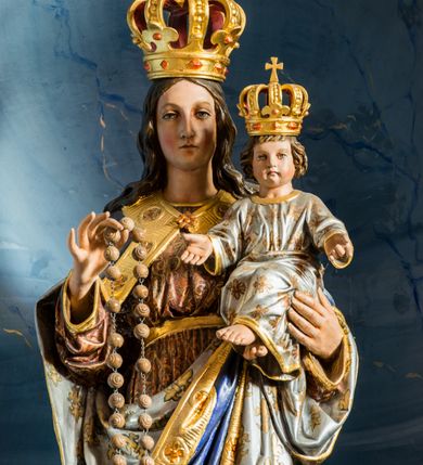 Zdjęcie nr 4: Ołtarz przyścienny, architektoniczny, jednoosiowy, jednokondygnacyjny ze zwieńczeniem. Ołtarz sarkofagowy z murowaną mensą i polichromowanym antepedium z motywem gorejącego serca Marii ujętego parą gałązek laurowych. Część środkową flankuje para zdwojonych lizen osadzonych na wysokich cokołach. Ustawione lekko skośnie na zewnątrz podpory wspierają przerwane i wyłamujące się ponad nimi belkowanie. Pole części środkowej i partii belkowania zajmuje nisza w kształcie stojącego prostokąta zamkniętego półkoliście. Zwieńczenie retabulum ujęte jest parą spływów oraz prostopadłościennych cokołów. Szczyt jest w formie trójkątnego przyczółka. W niszy części środkowej znajduje się figura Madonny z Dzieciątkiem. W zwieńczeniu natomiast jest niewielki obraz Matki Boskiej Częstochowskiej w obramieniu w formie architektonicznej nastawy ołtarzowej ujętej parą osadzonych na wysokich cokołach, ustawionych skośnie na zewnątrz filarów wspierających wyłamujące się ponad nimi przerwane belkowanie. Zwieńczenie ujmuje para ornamentalnych spływów wolutowych. Poniżej obrazu znajduje się relikwiarz ujęty ornamentyką rokokową, natomiast powyżej jest monogram maryjny w bogatej dekoracji ornamentalnej. Pośrodku zwieńczenia jest promienista gloria. Struktura biała, detale w kolorze czerwonym i złocone. W polu przyczółka w szczycie ołtarza jest oko Opatrzności Bożej. Na ujmujących zwieńczenie cokołach znajduje się para figur siedzących aniołów w złoconych szatach. Kolorystyka struktury retabulum utrzymana w kolorze beżowym, detal architektoniczny marmoryzowany w odcieniach błękitu i złocony.