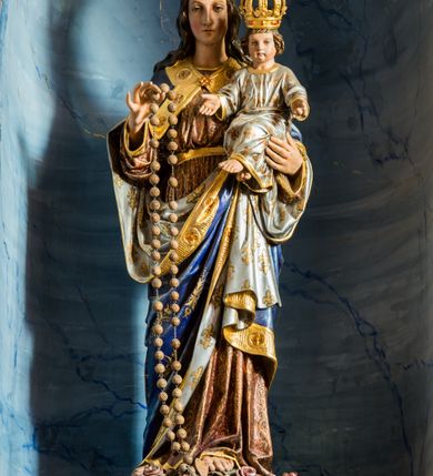 Zdjęcie nr 3: Ołtarz przyścienny, architektoniczny, jednoosiowy, jednokondygnacyjny ze zwieńczeniem. Ołtarz sarkofagowy z murowaną mensą i polichromowanym antepedium z motywem gorejącego serca Marii ujętego parą gałązek laurowych. Część środkową flankuje para zdwojonych lizen osadzonych na wysokich cokołach. Ustawione lekko skośnie na zewnątrz podpory wspierają przerwane i wyłamujące się ponad nimi belkowanie. Pole części środkowej i partii belkowania zajmuje nisza w kształcie stojącego prostokąta zamkniętego półkoliście. Zwieńczenie retabulum ujęte jest parą spływów oraz prostopadłościennych cokołów. Szczyt jest w formie trójkątnego przyczółka. W niszy części środkowej znajduje się figura Madonny z Dzieciątkiem. W zwieńczeniu natomiast jest niewielki obraz Matki Boskiej Częstochowskiej w obramieniu w formie architektonicznej nastawy ołtarzowej ujętej parą osadzonych na wysokich cokołach, ustawionych skośnie na zewnątrz filarów wspierających wyłamujące się ponad nimi przerwane belkowanie. Zwieńczenie ujmuje para ornamentalnych spływów wolutowych. Poniżej obrazu znajduje się relikwiarz ujęty ornamentyką rokokową, natomiast powyżej jest monogram maryjny w bogatej dekoracji ornamentalnej. Pośrodku zwieńczenia jest promienista gloria. Struktura biała, detale w kolorze czerwonym i złocone. W polu przyczółka w szczycie ołtarza jest oko Opatrzności Bożej. Na ujmujących zwieńczenie cokołach znajduje się para figur siedzących aniołów w złoconych szatach. Kolorystyka struktury retabulum utrzymana w kolorze beżowym, detal architektoniczny marmoryzowany w odcieniach błękitu i złocony.