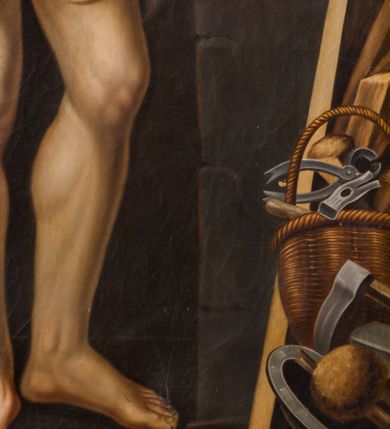 Zdjęcie nr 6: Ołtarz przyścienny, architektoniczny, jednoosiowy, jednokondygnacyjny ze zwieńczeniem. Ołtarz sarkofagowy z murowaną mensą i polichromowanym antepedium z motywem krzyża z koroną cierniową pośrodku. Część środkowa ujęta jest parą półkolumn osadzonych na postumentach  i przylegających do pary pilastrów. Ustawione lekko skośnie na zewnątrz podpory wspierają przerwane i wyłamujący się ponad nimi wysoki fryz oraz gzyms. Pole części środkowej i partii belkowania zajmuje płytka wnęka w kształcie stojącego prostokąta zamkniętego półkoliście. Zwieńczenie retabulum ujęte jest parą spływów oraz prostopadłościennych cokołów. Szczyt jest w formie trójkątnego przyczółka. Obraz w części środkowej ma kształt stojącego prostokąta zamkniętego półkoliście i przedstawia Męża Boleści wśród narzędzi męki Pańskiej. W zwieńczeniu jest obraz w kształcie stojącego prostokąta z wizerunkiem św. Stanisława Kostki. Pole przyczółka wypełnia polichromia przedstawiająca oko Opatrzności Bożej. Na ujmujących zwieńczenie cokołach znajduje się para figur siedzących aniołów w złoconych szatach. Kolorystyka struktury retabulum utrzymana jest w kolorze białym i jasnożółtym, detal architektoniczny jest złocony.         