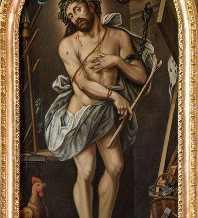 Zdjęcie nr 10: Ołtarz przyścienny, architektoniczny, jednoosiowy, jednokondygnacyjny ze zwieńczeniem. Ołtarz sarkofagowy z murowaną mensą i polichromowanym antepedium z motywem krzyża z koroną cierniową pośrodku. Część środkowa ujęta jest parą półkolumn osadzonych na postumentach  i przylegających do pary pilastrów. Ustawione lekko skośnie na zewnątrz podpory wspierają przerwane i wyłamujący się ponad nimi wysoki fryz oraz gzyms. Pole części środkowej i partii belkowania zajmuje płytka wnęka w kształcie stojącego prostokąta zamkniętego półkoliście. Zwieńczenie retabulum ujęte jest parą spływów oraz prostopadłościennych cokołów. Szczyt jest w formie trójkątnego przyczółka. Obraz w części środkowej ma kształt stojącego prostokąta zamkniętego półkoliście i przedstawia Męża Boleści wśród narzędzi męki Pańskiej. W zwieńczeniu jest obraz w kształcie stojącego prostokąta z wizerunkiem św. Stanisława Kostki. Pole przyczółka wypełnia polichromia przedstawiająca oko Opatrzności Bożej. Na ujmujących zwieńczenie cokołach znajduje się para figur siedzących aniołów w złoconych szatach. Kolorystyka struktury retabulum utrzymana jest w kolorze białym i jasnożółtym, detal architektoniczny jest złocony.         