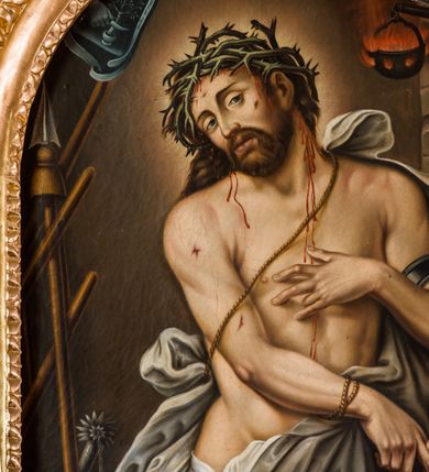 Zdjęcie nr 2: Ołtarz przyścienny, architektoniczny, jednoosiowy, jednokondygnacyjny ze zwieńczeniem. Ołtarz sarkofagowy z murowaną mensą i polichromowanym antepedium z motywem krzyża z koroną cierniową pośrodku. Część środkowa ujęta jest parą półkolumn osadzonych na postumentach  i przylegających do pary pilastrów. Ustawione lekko skośnie na zewnątrz podpory wspierają przerwane i wyłamujący się ponad nimi wysoki fryz oraz gzyms. Pole części środkowej i partii belkowania zajmuje płytka wnęka w kształcie stojącego prostokąta zamkniętego półkoliście. Zwieńczenie retabulum ujęte jest parą spływów oraz prostopadłościennych cokołów. Szczyt jest w formie trójkątnego przyczółka. Obraz w części środkowej ma kształt stojącego prostokąta zamkniętego półkoliście i przedstawia Męża Boleści wśród narzędzi męki Pańskiej. W zwieńczeniu jest obraz w kształcie stojącego prostokąta z wizerunkiem św. Stanisława Kostki. Pole przyczółka wypełnia polichromia przedstawiająca oko Opatrzności Bożej. Na ujmujących zwieńczenie cokołach znajduje się para figur siedzących aniołów w złoconych szatach. Kolorystyka struktury retabulum utrzymana jest w kolorze białym i jasnożółtym, detal architektoniczny jest złocony.         