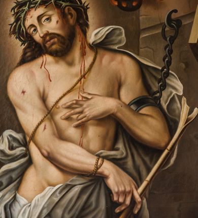 Zdjęcie nr 3: Ołtarz przyścienny, architektoniczny, jednoosiowy, jednokondygnacyjny ze zwieńczeniem. Ołtarz sarkofagowy z murowaną mensą i polichromowanym antepedium z motywem krzyża z koroną cierniową pośrodku. Część środkowa ujęta jest parą półkolumn osadzonych na postumentach  i przylegających do pary pilastrów. Ustawione lekko skośnie na zewnątrz podpory wspierają przerwane i wyłamujący się ponad nimi wysoki fryz oraz gzyms. Pole części środkowej i partii belkowania zajmuje płytka wnęka w kształcie stojącego prostokąta zamkniętego półkoliście. Zwieńczenie retabulum ujęte jest parą spływów oraz prostopadłościennych cokołów. Szczyt jest w formie trójkątnego przyczółka. Obraz w części środkowej ma kształt stojącego prostokąta zamkniętego półkoliście i przedstawia Męża Boleści wśród narzędzi męki Pańskiej. W zwieńczeniu jest obraz w kształcie stojącego prostokąta z wizerunkiem św. Stanisława Kostki. Pole przyczółka wypełnia polichromia przedstawiająca oko Opatrzności Bożej. Na ujmujących zwieńczenie cokołach znajduje się para figur siedzących aniołów w złoconych szatach. Kolorystyka struktury retabulum utrzymana jest w kolorze białym i jasnożółtym, detal architektoniczny jest złocony.         