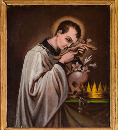 Zdjęcie nr 9: Ołtarz przyścienny, architektoniczny, jednoosiowy, jednokondygnacyjny ze zwieńczeniem. Ołtarz sarkofagowy z murowaną mensą i polichromowanym antepedium z motywem krzyża z koroną cierniową pośrodku. Część środkowa ujęta jest parą półkolumn osadzonych na postumentach  i przylegających do pary pilastrów. Ustawione lekko skośnie na zewnątrz podpory wspierają przerwane i wyłamujący się ponad nimi wysoki fryz oraz gzyms. Pole części środkowej i partii belkowania zajmuje płytka wnęka w kształcie stojącego prostokąta zamkniętego półkoliście. Zwieńczenie retabulum ujęte jest parą spływów oraz prostopadłościennych cokołów. Szczyt jest w formie trójkątnego przyczółka. Obraz w części środkowej ma kształt stojącego prostokąta zamkniętego półkoliście i przedstawia Męża Boleści wśród narzędzi męki Pańskiej. W zwieńczeniu jest obraz w kształcie stojącego prostokąta z wizerunkiem św. Stanisława Kostki. Pole przyczółka wypełnia polichromia przedstawiająca oko Opatrzności Bożej. Na ujmujących zwieńczenie cokołach znajduje się para figur siedzących aniołów w złoconych szatach. Kolorystyka struktury retabulum utrzymana jest w kolorze białym i jasnożółtym, detal architektoniczny jest złocony.         